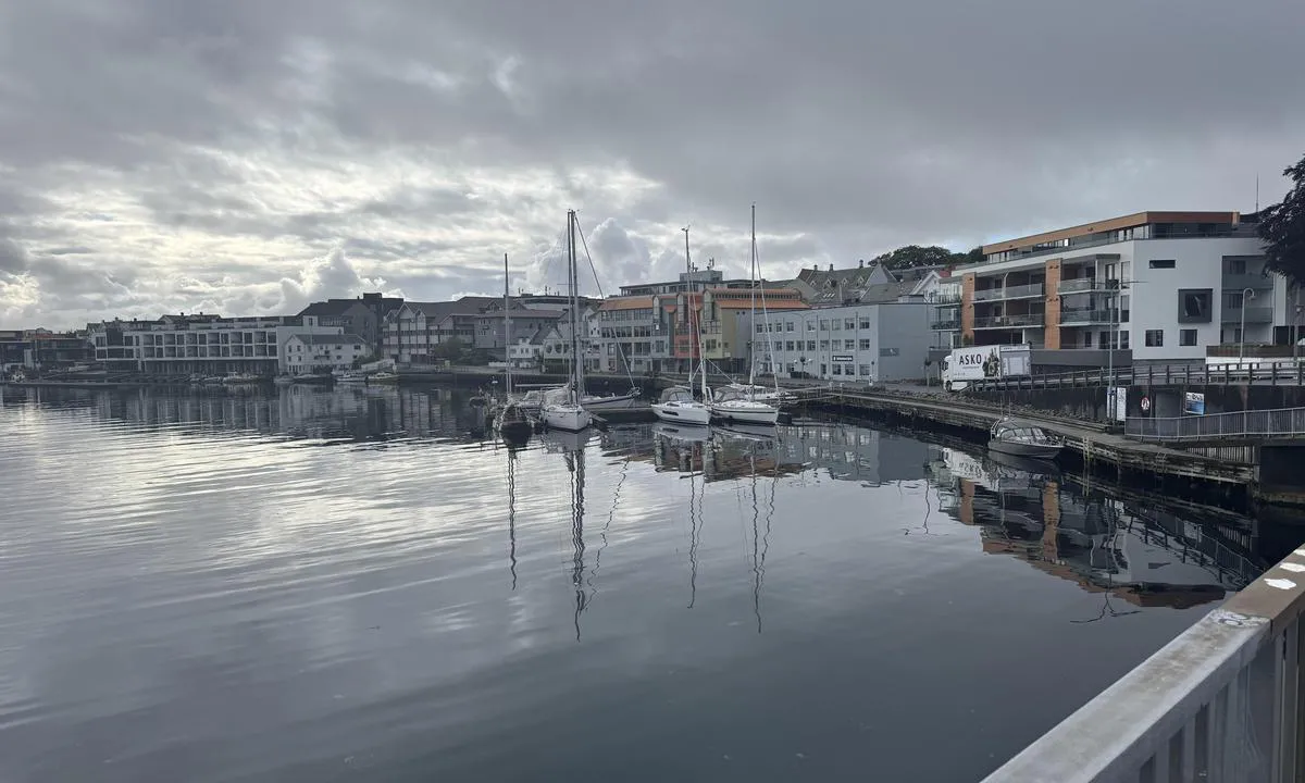 Kopervik Gjestehavn: {"base": "no", "no": "Utrigger er flyttet til innsiden. Mest plass til b\u00e5ter p\u00e5 innsiden. St\u00f8rre b\u00e5ter kan ligge p\u00e5 utsiden. Kan v\u00e6re noe b\u00f8lger fra b\u00e5ter i Karmsundet.", "se": "Utrigger \u00e4r flyttad till insidan. Mest plats f\u00f6r b\u00e5tar p\u00e5 insidan. St\u00f6rre b\u00e5tar kan ligga p\u00e5 utsidan. Det kan f\u00f6rekomma viss v\u00e5gbildning fr\u00e5n b\u00e5tar i Karmsundet.", "en": "The outrigger has been moved inside. Most space for boats inside. Larger boats can lie outside. There may be some waves from boats in Karmsundet.", "da": "Utrigger er flyttet til indersiden. Mest plads til b\u00e5de p\u00e5 indersiden. St\u00f8rre b\u00e5de kan ligge p\u00e5 ydersiden. Der kan v\u00e6re lidt b\u00f8lger fra b\u00e5de i Karmsundet.", "fr": "Les flotteurs ont \u00e9t\u00e9 d\u00e9plac\u00e9s \u00e0 l'int\u00e9rieur. Plus d'espace pour les bateaux \u00e0 l'int\u00e9rieur. Les bateaux plus grands peuvent s'amarrer \u00e0 l'ext\u00e9rieur. Il peut y avoir quelques vagues caus\u00e9es par les bateaux dans le Karmsundet.", "de": "Utrigger wurden nach innen verlegt. Am meisten Platz f\u00fcr Boote auf der Innenseite. Gr\u00f6\u00dfere Boote k\u00f6nnen an der Au\u00dfenseite liegen. Es kann durch Boote im Karmsund zu etwas Wellengang kommen.", "es": "El baluarte se ha trasladado al interior. M\u00e1s espacio para barcos en el interior. Barcos m\u00e1s grandes pueden atracar en el exterior. Puede haber algo de oleaje causado por barcos en Karmsundet.", "it": "Utrigger \u00e8 stato spostato all'interno. Pi\u00f9 spazio per le barche all'interno. Barche pi\u00f9 grandi possono attraccare all'esterno. Possono esserci alcune onde causate dalle barche nel Karmsundet.", "pt": "Os estais laterais foram movidos para o interior. Maior espa\u00e7o para barcos no interior. Barcos maiores podem atracar do lado de fora. Pode haver alguma ondula\u00e7\u00e3o causada por barcos no Karmsundet.", "nl": "Utrigger is verplaatst naar de binnenkant. Meeste ruimte voor boten aan de binnenkant. Grotere boten kunnen aan de buitenkant liggen. Er kunnen golven ontstaan door boten in de Karmsundet.", "pl": "Utrigger zosta\u0142 przeniesiony do \u015brodka. Najwi\u0119cej miejsca dla \u0142odzi jest po wewn\u0119trznej stronie. Wi\u0119ksze \u0142odzie mog\u0105 cumowa\u0107 po zewn\u0119trznej stronie. Mog\u0105 wyst\u0105pi\u0107 pewne fale od \u0142odzi w Karmsundzie.", "uk": "\u0423\u0442\u0440\u0438\u0491\u0491\u0435\u0440 \u043f\u0435\u0440\u0435\u043d\u0435\u0441\u0435\u043d\u043e \u0432\u0441\u0435\u0440\u0435\u0434\u0438\u043d\u0443. \u041d\u0430\u0439\u0431\u0456\u043b\u044c\u0448\u0435 \u043c\u0456\u0441\u0446\u044f \u0434\u043b\u044f \u0447\u043e\u0432\u043d\u0456\u0432 \u0432\u0441\u0435\u0440\u0435\u0434\u0438\u043d\u0456. \u0412\u0435\u043b\u0438\u043a\u0456 \u0447\u043e\u0432\u043d\u0438 \u043c\u043e\u0436\u0443\u0442\u044c \u0441\u0442\u043e\u044f\u0442\u0438 \u0437\u043e\u0432\u043d\u0456. \u041c\u043e\u0436\u0443\u0442\u044c \u0431\u0443\u0442\u0438 \u0445\u0432\u0438\u043b\u0456 \u0432\u0456\u0434 \u0447\u043e\u0432\u043d\u0456\u0432 \u0443 \u041a\u0430\u0440\u043c\u0441\u0443\u043d\u0434\u0435\u0442\u0456.", "ro": "Utriggerul a fost mutat c\u0103tre interior. Cele mai multe locuri pentru b\u0103rci sunt pe interior. B\u0103rci mai mari pot sta ancorate la exterior. Pot ap\u0103rea unele valuri de la b\u0103rcile din Karmsundet.", "tr": "Utrigger i\u00e7 tarafa ta\u015f\u0131nd\u0131. En fazla tekne kapasitesi i\u00e7 k\u0131s\u0131mda. Daha b\u00fcy\u00fck tekneler d\u0131\u015f k\u0131s\u0131mda kalabilir. Karmsundet'teki teknelerden dolay\u0131 dalga olabilir.", "el": "\u039f \u03b5\u03be\u03c9\u03c4\u03b5\u03c1\u03b9\u03ba\u03cc\u03c2 \u03ba\u03c1\u03af\u03ba\u03bf\u03c2 \u03ad\u03c7\u03b5\u03b9 \u03bc\u03b5\u03c4\u03b1\u03c6\u03b5\u03c1\u03b8\u03b5\u03af \u03c3\u03c4\u03bf \u03b5\u03c3\u03c9\u03c4\u03b5\u03c1\u03b9\u03ba\u03cc. \u03a0\u03b5\u03c1\u03b9\u03c3\u03c3\u03cc\u03c4\u03b5\u03c1\u03bf\u03c2 \u03c7\u03ce\u03c1\u03bf\u03c2 \u03b3\u03b9\u03b1 \u03c3\u03ba\u03ac\u03c6\u03b7 \u03c3\u03c4\u03bf \u03b5\u03c3\u03c9\u03c4\u03b5\u03c1\u03b9\u03ba\u03cc. \u039c\u03b5\u03b3\u03b1\u03bb\u03cd\u03c4\u03b5\u03c1\u03b1 \u03c3\u03ba\u03ac\u03c6\u03b7 \u03bc\u03c0\u03bf\u03c1\u03bf\u03cd\u03bd \u03bd\u03b1 \u03b5\u03bb\u03bb\u03b9\u03bc\u03b5\u03bd\u03b9\u03c3\u03c4\u03bf\u03cd\u03bd \u03c3\u03c4\u03bf \u03b5\u03be\u03c9\u03c4\u03b5\u03c1\u03b9\u03ba\u03cc. \u039c\u03c0\u03bf\u03c1\u03b5\u03af \u03bd\u03b1 \u03c5\u03c0\u03ac\u03c1\u03c7\u03bf\u03c5\u03bd \u03ba\u03ac\u03c0\u03bf\u03b9\u03b5\u03c2 \u03ba\u03c5\u03bc\u03b1\u03c4\u03b9\u03c3\u03bc\u03bf\u03af \u03b1\u03c0\u03cc \u03c3\u03ba\u03ac\u03c6\u03b7 \u03c3\u03c4\u03bf \u03c3\u03c4\u03b5\u03bd\u03cc Karmsundet.", "cs": "Utrigger byl p\u0159esunut dovnit\u0159. Nejv\u00edce m\u00edsta pro lod\u011b je uvnit\u0159. V\u011bt\u0161\u00ed lod\u011b mohou st\u00e1t venku. Mohou tam b\u00fdt n\u011bjak\u00e9 vlny od lod\u00ed v Karmsundu.", "hu": "Az outrigger \u00e1t lett helyezve a bels\u0151 oldalra. Legt\u00f6bb hely a bels\u0151 oldalon a haj\u00f3k sz\u00e1m\u00e1ra. Nagyobb haj\u00f3k a k\u00fcls\u0151 oldalon k\u00f6t\u00f6zhetnek. El\u0151fordulhatnak hull\u00e1mok a Karmsundet-ben halad\u00f3 haj\u00f3kt\u00f3l.", "fi": "Utrigger on siirretty sis\u00e4puolelle. Eniten tilaa veneille sis\u00e4puolella. Suuremmat veneet voivat olla ulkopuolella. Karmsundissa voi olla aaltoja veneist\u00e4.", "bg": "\u0423\u0442\u0440\u0438\u0433\u0435\u0440\u0438 \u0441\u0430 \u043f\u0440\u0435\u043c\u0435\u0441\u0442\u0435\u043d\u0438 \u043e\u0442 \u0432\u044a\u0442\u0440\u0435\u0448\u043d\u0430\u0442\u0430 \u0441\u0442\u0440\u0430\u043d\u0430. \u041d\u0430\u0439-\u043c\u043d\u043e\u0433\u043e \u043c\u044f\u0441\u0442\u043e \u0437\u0430 \u043b\u043e\u0434\u043a\u0438 \u0438\u043c\u0430 \u0432\u044a\u0432 \u0432\u044a\u0442\u0440\u0435\u0448\u043d\u0430\u0442\u0430 \u0447\u0430\u0441\u0442. \u041f\u043e-\u0433\u043e\u043b\u0435\u043c\u0438 \u043b\u043e\u0434\u043a\u0438 \u043c\u043e\u0433\u0430\u0442 \u0434\u0430 \u0441\u0442\u043e\u044f\u0442 \u043e\u0442 \u0432\u044a\u043d\u0448\u043d\u0430\u0442\u0430 \u0441\u0442\u0440\u0430\u043d\u0430. \u041c\u043e\u0433\u0430\u0442 \u0434\u0430 \u0438\u043c\u0430 \u043c\u0430\u043b\u043a\u0438 \u0432\u044a\u043b\u043d\u0438 \u043e\u0442 \u043b\u043e\u0434\u043a\u0438\u0442\u0435 \u0432 \u041a\u0430\u0440\u043c\u0441\u0443\u043d\u0434\u0435\u0442.", "sr": "Utrigger je pomeren na unutra\u0161nju stranu. Najvi\u0161e prostora za brodove na unutra\u0161njoj strani. Ve\u0107i brodovi mogu privezati sa spoljne strane. Mogu\u0107e su male talase od brodova u Karmsundu.", "et": "Utrigger on viidud sissepoole. Rohkem ruumi paatidele seespool. Suurem paatid saavad olla v\u00e4limisel poolel. Karmsundi paatidelt v\u00f5ib tulla m\u00f5ningaid laineid.", "lv": "Izvirz\u012bjums ir p\u0101rcelts uz iek\u0161pusi. Vair\u0101k vietas laiv\u0101m uz iek\u0161puses. Liel\u0101kas laivas var piest\u0101t \u0101rpus\u0113. Var b\u016bt nelieli vi\u013c\u0146i no laiv\u0101m Karmsund\u0101.", "lt": "Utriggeris perkeltas \u012f vid\u0173. Daugiausia vietos valtims viduje. Didesn\u0117s valtys gali stov\u0117ti i\u0161or\u0117je. Gali b\u016bti bangeli\u0173 nuo laiv\u0173 Karmsundo s\u0105siauryje."}