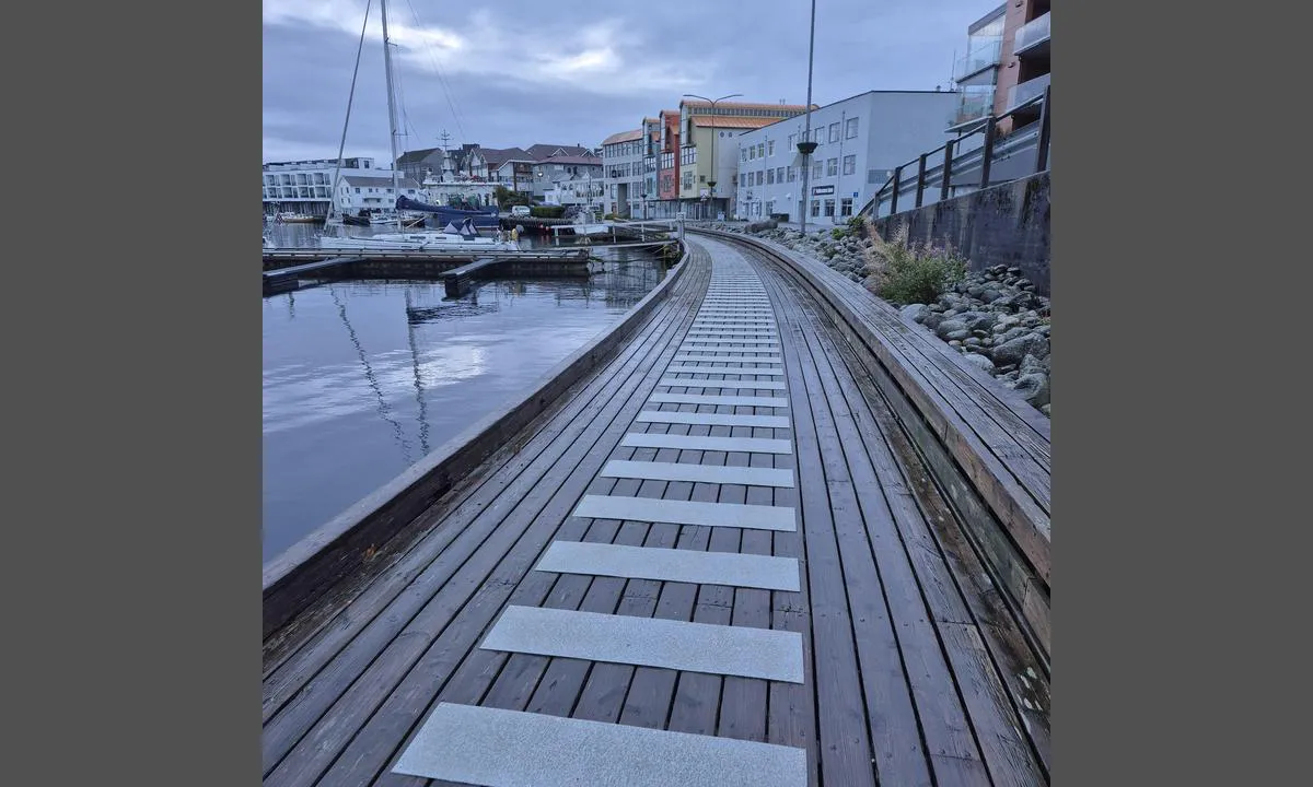 Kopervik Gjestehavn: {"base": "en", "no": "Veldig fin l\u00f8sning for \u00e5 f\u00e5 godt grep p\u00e5 trebryggen! Gj\u00f8r virkelig en forskjell p\u00e5 v\u00e5te dager.", "se": "Mycket bra l\u00f6sning f\u00f6r att f\u00e5 ett bra grepp p\u00e5 den tr\u00e4kajen! G\u00f6r verkligen skillnad p\u00e5 bl\u00f6ta dagar.", "en": "Very nice solution to get have good grip on the wooden kay ! Really makes the difference on wetty days.", "da": "Meget god l\u00f8sning for at f\u00e5 et godt greb p\u00e5 den tr\u00e6-kay! G\u00f8r virkelig en forskel p\u00e5 v\u00e5de dage.", "fr": "Tr\u00e8s bonne solution pour avoir une bonne prise sur le quai en bois ! Cela fait vraiment la diff\u00e9rence les jours humides.", "de": "Sehr sch\u00f6ne L\u00f6sung, um einen guten Halt auf dem h\u00f6lzernen Kai zu haben! Macht wirklich einen Unterschied an nassen Tagen.", "es": "Muy buena soluci\u00f3n para tener un buen agarre en el kay de madera! Realmente marca la diferencia en d\u00edas h\u00famedos.", "it": "Ottima soluzione per avere una buona presa sul kayak di legno! Fa davvero la differenza nei giorni di pioggia.", "pt": "Solu\u00e7\u00e3o muito boa para obter uma boa ader\u00eancia no cais de madeira! Realmente faz a diferen\u00e7a em dias de chuva.", "nl": "Zeer goede oplossing om een goede grip te hebben op de houten kaj! Maakt echt het verschil op natte dagen.", "pl": "Bardzo dobre rozwi\u0105zanie, aby mie\u0107 dobry chwyt na drewnianym kay! Naprawd\u0119 robi r\u00f3\u017cnic\u0119 w mokre dni.", "uk": "\u0414\u0443\u0436\u0435 \u0433\u0430\u0440\u043d\u0435 \u0440\u0456\u0448\u0435\u043d\u043d\u044f, \u0449\u043e\u0431 \u043c\u0430\u0442\u0438 \u0434\u043e\u0431\u0440\u0438\u0439 \u0445\u0432\u0430\u0442 \u043d\u0430 \u0434\u0435\u0440\u0435\u0432'\u044f\u043d\u0456\u0439 \u043a\u0435\u0457! \u0414\u0456\u0439\u0441\u043d\u043e \u0437\u043c\u0456\u043d\u044e\u0454 \u0432\u0441\u0435 \u0432 \u0434\u043e\u0449\u043e\u0432\u0456 \u0434\u043d\u0456.", "ro": "Solu\u021bie foarte bun\u0103 pentru a avea o prindere bun\u0103 pe cheiul de lemn! Chiar face diferen\u021ba \u00een zilele umede.", "tr": "Ah\u015fap r\u0131ht\u0131mda iyi kavrama sa\u011flamak i\u00e7in \u00e7ok g\u00fczel bir \u00e7\u00f6z\u00fcm! Islak g\u00fcnlerde ger\u00e7ekten fark yarat\u0131yor.", "el": "\u03a0\u03bf\u03bb\u03cd \u03c9\u03c1\u03b1\u03af\u03b1 \u03bb\u03cd\u03c3\u03b7 \u03b3\u03b9\u03b1 \u03bd\u03b1 \u03b1\u03c0\u03bf\u03ba\u03c4\u03ae\u03c3\u03b5\u03c4\u03b5 \u03ba\u03b1\u03bb\u03ae \u03c0\u03c1\u03cc\u03c3\u03c6\u03c5\u03c3\u03b7 \u03c3\u03c4\u03bf\u03bd \u03be\u03cd\u03bb\u03b9\u03bd\u03bf \u03ba\u03ac\u03b2\u03bf! \u03a0\u03c1\u03b1\u03b3\u03bc\u03b1\u03c4\u03b9\u03ba\u03ac \u03ba\u03ac\u03bd\u03b5\u03b9 \u03c4\u03b7 \u03b4\u03b9\u03b1\u03c6\u03bf\u03c1\u03ac \u03c4\u03b9\u03c2 \u03b2\u03c1\u03bf\u03c7\u03b5\u03c1\u03ad\u03c2 \u03b7\u03bc\u03ad\u03c1\u03b5\u03c2.", "cs": "Velmi p\u011bkn\u00e9 \u0159e\u0161en\u00ed, jak m\u00edt dobr\u00fd \u00fachop na d\u0159ev\u011bn\u00e9m pontonu! Opravdu d\u011bl\u00e1 rozd\u00edl ve vlhk\u00fdch dnech.", "hu": "Nagyon sz\u00e9p megold\u00e1s, hogy j\u00f3 fog\u00e1st lehessen biztos\u00edtani a fa kay-en! Igaz\u00e1n \u00e9rezhet\u0151 a k\u00fcl\u00f6nbs\u00e9g nedves napokon.", "fi": "Todella hieno ratkaisu saada hyv\u00e4 ote puisesta k\u00e4velysillasta! Tekee todella eron m\u00e4rkin\u00e4 p\u00e4ivin\u00e4.", "bg": "\u041c\u043d\u043e\u0433\u043e \u0434\u043e\u0431\u0440\u043e \u0440\u0435\u0448\u0435\u043d\u0438\u0435 \u0437\u0430 \u043e\u0441\u0438\u0433\u0443\u0440\u044f\u0432\u0430\u043d\u0435 \u043d\u0430 \u0434\u043e\u0431\u044a\u0440 \u0437\u0430\u0445\u0432\u0430\u0442 \u0432\u044a\u0440\u0445\u0443 \u0434\u044a\u0440\u0432\u0435\u043d\u0438\u044f \u043a\u0435\u044f\u0442! \u041d\u0430\u0438\u0441\u0442\u0438\u043d\u0430 \u043f\u0440\u0430\u0432\u0438 \u0440\u0430\u0437\u043b\u0438\u043a\u0430 \u0432 \u043c\u043e\u043a\u0440\u0438\u0442\u0435 \u0434\u043d\u0438.", "sr": "Vrlo lepo re\u0161enje za dobar hvat na drvenom kej ! Zaista pravi razliku tokom vla\u017enih dana.", "et": "V\u00e4ga kena lahendus, et oleks hea haare puidust kai k\u00fcljes! T\u00f5esti muudab vihmase ilmaga olukorra paremaks.", "lv": "\u013boti jauks risin\u0101jums, lai uzlabotu sa\u0137eri ar koka laip\u0101m! Patiesi rada at\u0161\u0137ir\u012bbu lietain\u0101s dien\u0101s.", "lt": "Labai geras sprendimas, suteikiantis tvirt\u0105 sukibim\u0105 medin\u0117je kajoje! Tikrai daro skirtum\u0105 dr\u0117gnomis dienomis."}