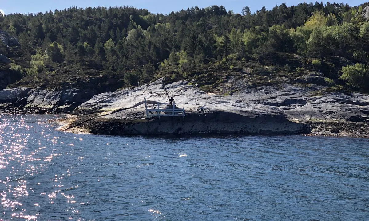 Kopparholmen: På landsiden er det rester av en gammel kai med heisekran. Jeg har ikke sjekket dybden, men det betyr at du antakelig kan legge deg mot land her.