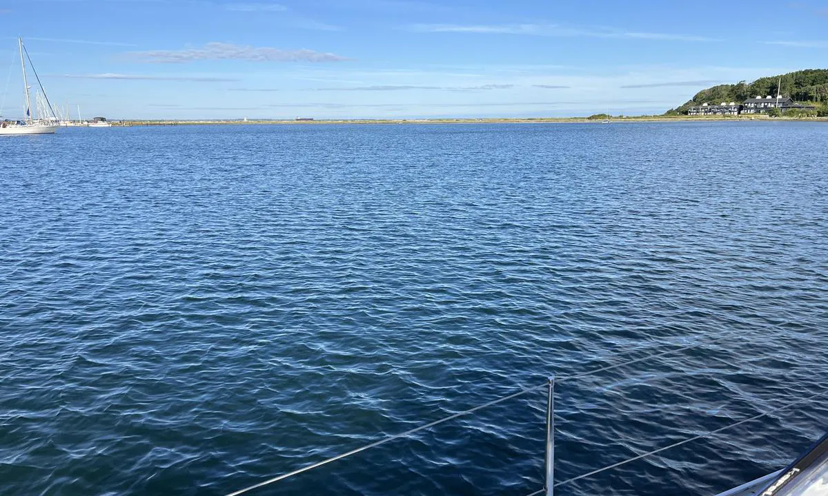{"base": "no", "no": "Mot vest og Korshavn lystb\u00e5thavn", "se": "Mot v\u00e4st och Korshamns sm\u00e5b\u00e5tshamn", "en": "To the west, the Korshavn leisure boat marina", "da": "Mod vest og Korshavn lystb\u00e5dehavn", "fr": "Vers l'ouest et le port de plaisance de Korshavn", "de": "Nach Westen und Korshavn Yachthafen", "es": "Hacia el oeste y puerto deportivo de Korshavn", "it": "Verso ovest e il porto turistico di Korshavn", "pt": "Para oeste e Korhavn cais para barcos de recreio", "nl": "Naar het westen en de jachthaven van Korshavn", "pl": "Na zach\u00f3d i przysta\u0144 jachtowa Korshavn", "uk": "\u041d\u0430 \u0437\u0430\u0445\u0456\u0434 \u0456 \u043f\u0440\u0438\u0441\u0442\u0430\u043d\u044c \u0434\u043b\u044f \u044f\u0445\u0442 \u0443 \u041a\u043e\u0440\u0441\u0433\u0430\u0432\u043d\u0456", "ro": "Spre vest \u0219i portul de agrement Korshavn", "tr": "Bat\u0131ya ve Korshavn yat liman\u0131na do\u011fru", "el": "\u03a0\u03c1\u03bf\u03c2 \u03c4\u03b1 \u03b4\u03c5\u03c4\u03b9\u03ba\u03ac \u03ba\u03b1\u03b9 \u03b7 \u03bc\u03b1\u03c1\u03af\u03bd\u03b1 \u03b1\u03bd\u03b1\u03c8\u03c5\u03c7\u03ae\u03c2 Korshavn", "cs": "Sm\u011brem na z\u00e1pad a do jachta\u0159sk\u00e9ho p\u0159\u00edstavu Korshavn", "hu": "Nyugatra \u00e9s Korshavn jachtkik\u00f6t\u0151je", "fi": "L\u00e4nteen ja Korshavnin vierasvenesatamaan", "bg": "\u041d\u0430 \u0437\u0430\u043f\u0430\u0434 \u0438 \u044f\u0445\u0442\u0435\u043d\u043e \u043f\u0440\u0438\u0441\u0442\u0430\u043d\u0438\u0449\u0435 \u041a\u043e\u0440\u0441\u0445\u0430\u0432\u043d", "sr": "Ka zapadu i marina za sportske \u010damce Korshavn", "et": "L\u00e4\u00e4nesuunaline ja Korshavni v\u00e4ikelaevasadam", "lv": "Pret rietumiem un Korshavnas jahtu osta", "lt": "Mot vest og Korshavn pramogini\u0173 laiv\u0173 prieplauka"}