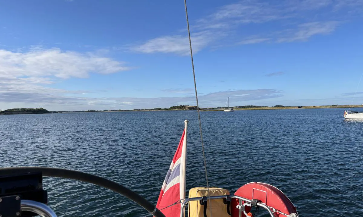Korshavn - Martofte: {"base": "no", "no": "Mot s\u00f8r og innl\u00f8pet rett over flagget", "se": "Mot s\u00f6der och inloppet r\u00e4tt \u00f6ver flaggan", "en": "To the south and the entrance just across the flag", "da": "Mod syd og indl\u00f8bet lige over flaget", "fr": "Vers le sud et l'entr\u00e9e directement en face du drapeau", "de": "Nach S\u00fcden und der Einfahrt direkt \u00fcber der Flagge", "es": "Hacia el sur y la entrada directamente sobre la bandera", "it": "Verso sud e l'ingresso direttamente sopra la bandiera", "pt": "Em dire\u00e7\u00e3o ao sul e para a entrada, diretamente sobre a bandeira", "nl": "Naar het zuiden en de ingang recht over de vlag", "pl": "Na po\u0142udnie i wej\u015bcie bezpo\u015brednio nad flag\u0105", "uk": "\u0414\u043e \u043f\u0456\u0432\u0434\u043d\u044f \u0456 \u0432\u0445\u043e\u0434\u0443 \u043f\u0440\u044f\u043c\u043e \u043d\u0430\u0434 \u043f\u0440\u0430\u043f\u043e\u0440\u043e\u043c", "ro": "Spre sud \u0219i intrarea chiar deasupra steagului", "tr": "G\u00fcney y\u00f6n\u00fcne ve do\u011frudan bayrak \u00fczerinden giri\u015fe do\u011fru", "el": "\u03a0\u03c1\u03bf\u03c2 \u03c4\u03bf\u03bd \u03bd\u03cc\u03c4\u03bf \u03ba\u03b1\u03b9 \u03c4\u03b7\u03bd \u03b5\u03af\u03c3\u03bf\u03b4\u03bf \u03b1\u03ba\u03c1\u03b9\u03b2\u03ce\u03c2 \u03c0\u03ac\u03bd\u03c9 \u03b1\u03c0\u03cc \u03c4\u03b7 \u03c3\u03b7\u03bc\u03b1\u03af\u03b1", "cs": "Na jih a vjezd p\u0159\u00edmo p\u0159es vlajku", "hu": "D\u00e9l fel\u00e9, \u00e9s az \u00f6b\u00f6l bej\u00e1rata k\u00f6zvetlen\u00fcl a z\u00e1szl\u00f3 felett", "fi": "Etel\u00e4\u00e4n ja sis\u00e4\u00e4nk\u00e4ynti oikealle lipun yli", "bg": "\u041d\u0430 \u044e\u0433 \u0438 \u0432\u0445\u043e\u0434\u0430 \u0442\u043e\u0447\u043d\u043e \u043d\u0430\u0434 \u0444\u043b\u0430\u0433\u0430", "sr": "Ka jugu i ulazak pravo preko zastave", "et": "P\u00f5hja poole ja sissep\u00e4\u00e4s otse lipu kohal", "lv": "Pret dienvidiem un ieeja tie\u0161i p\u0101ri karogam", "lt": "\u012e pietus ir \u012fplaukos tiesiai vir\u0161 v\u0117liavos"}