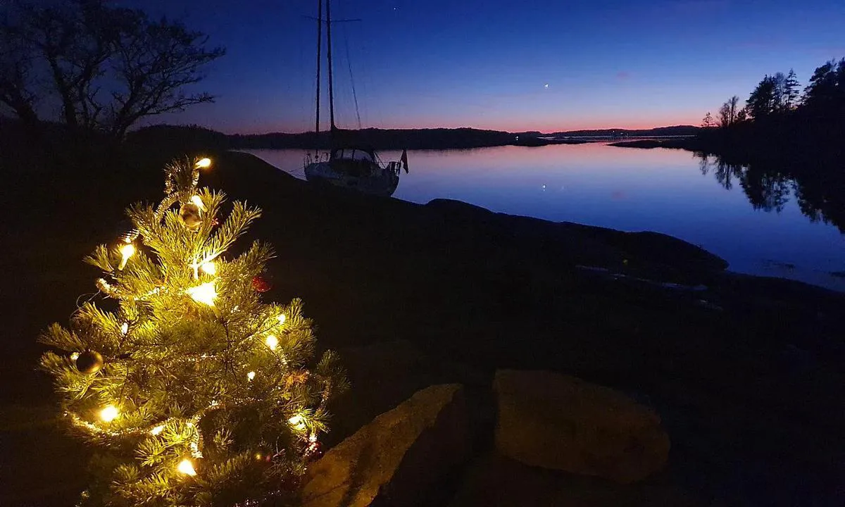 Korsholmen: {"base": "no", "no": "Juletre tenning i desember 2021", "se": "Julgranst\u00e4ndning i december 2021", "en": "Christmas tree lighting in December 2021", "da": "Juletr\u00e6st\u00e6nding i december 2021"}