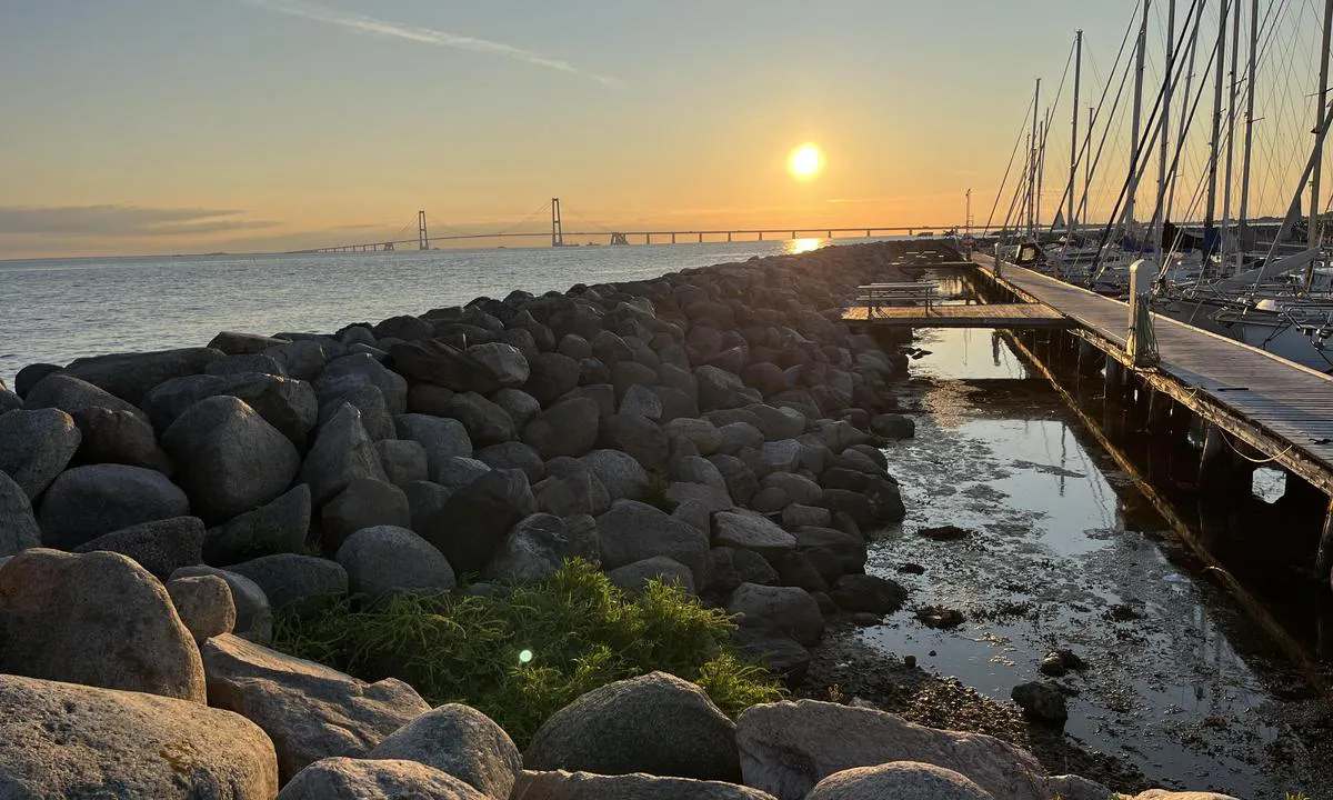 Korsør Lystbådehavn: {"base": "da", "no": "Utsikt mot Storeb\u00e6ltbroen", "se": "Utsikt mot Stora B\u00e4lt-bron", "en": "View towards the Great Belt Bridge", "da": "Utsikt mot Storeb\u00e6ltsbroen", "fr": "Vue sur le pont du Grand Belt", "de": "Aussicht auf die Storeb\u00e6ltsbr\u00fccke", "es": "Vista hacia el Puente del Gran Cintur\u00f3n", "it": "Vista verso il ponte del Grande Belt", "pt": "Vista para a ponte do Grande Belt", "nl": "<p>Uitzicht op de Grote Beltbrug</p>", "pl": "Widok na most nad Wielkim Be\u0142tem", "uk": "\u0412\u0438\u0434 \u043d\u0430 \u043c\u0456\u0441\u0442 \u0447\u0435\u0440\u0435\u0437 \u0412\u0435\u043b\u0438\u043a\u0438\u0439 \u0411\u0435\u043b\u044c\u0442", "ro": "Priveli\u0219te c\u0103tre Podul Storeb\u00e6lt", "tr": "Storeb\u00e6lt K\u00f6pr\u00fcs\u00fc'ne do\u011fru manzara", "el": "\u0398\u03ad\u03b1 \u03c0\u03c1\u03bf\u03c2 \u03c4\u03b7 \u0393\u03ad\u03c6\u03c5\u03c1\u03b1 \u03c4\u03bf\u03c5 \u039c\u03b5\u03b3\u03ac\u03bb\u03bf\u03c5 \u0392\u03ad\u03bb\u03c4", "cs": "V\u00fdhled na Storeb\u00e6ltsk\u00fd most", "hu": "Kil\u00e1t\u00e1s a Storeb\u00e6lts-h\u00eddra", "fi": "N\u00e4kym\u00e4 Suursillalle", "bg": "\u0418\u0437\u0433\u043b\u0435\u0434 \u043a\u044a\u043c \u0421\u0442\u0443\u0440\u0435\u0431\u0435\u043b\u0442\u0441\u043a\u0438\u044f \u043c\u043e\u0441\u0442", "sr": "\u041f\u043e\u0433\u043b\u0435\u0434 \u043d\u0430 \u043c\u043e\u0441\u0442 \u043f\u0440\u0435\u043a\u043e \u0412\u0435\u043b\u0438\u043a\u043e\u0433 \u043f\u043e\u0458\u0430\u0441\u0430", "et": "Vaade Suure-Belti sillale", "lv": "Skats uz Lielo B\u0113ltas tiltu", "lt": "Vaizdas \u012f Did\u017eiojo Belto tilt\u0105"}