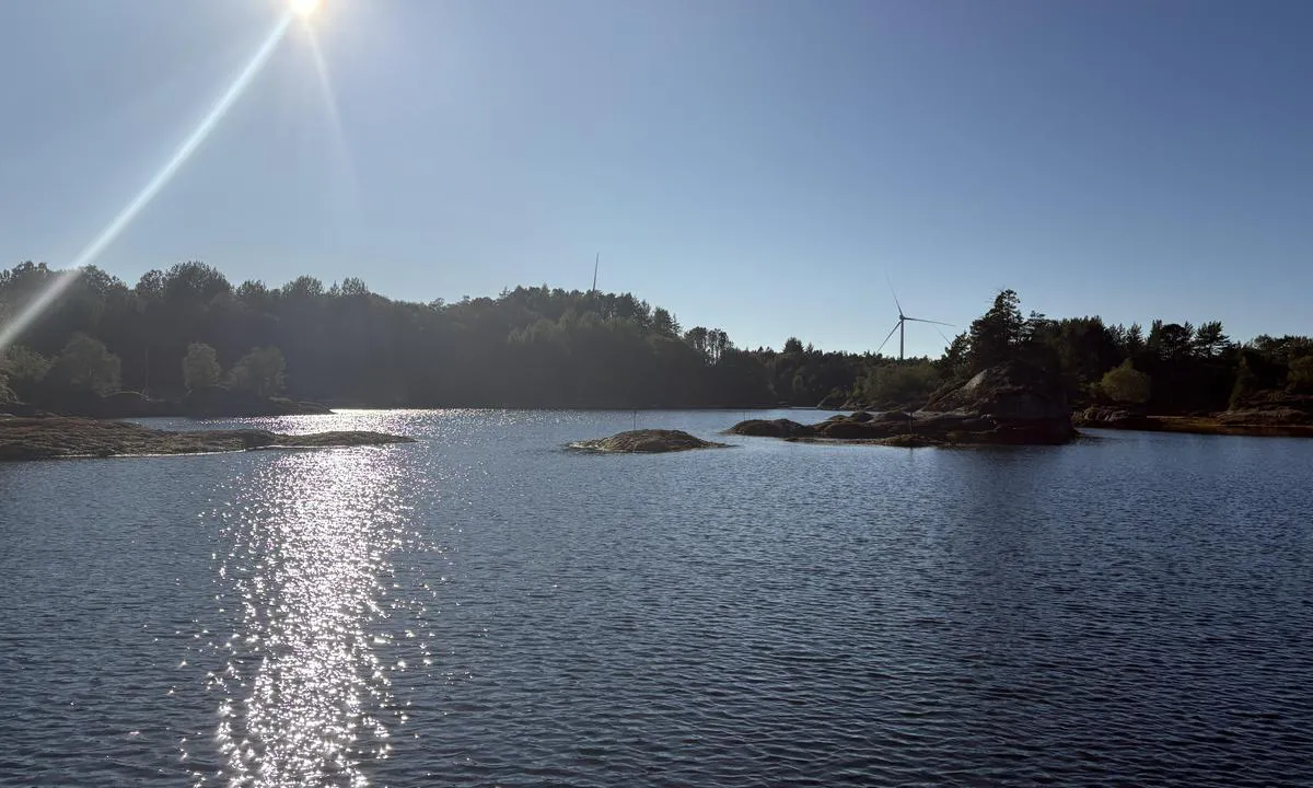 Korssund Gjestehamn: {"base": "en", "no": "Den siste innseilingen - mindre enn 10m \u00e5pning.", "se": "Den sista infarten - mindre \u00e4n 10m mellanrum.", "en": "The final approach - less than 10m gap.", "da": "Den sidste tilgang - mindre end 10m mellemrum.", "fr": "L'approche finale - moins de 10m de distance.", "de": "Der letzte Anlauf - weniger als 10m L\u00fccke.", "es": "La aproximaci\u00f3n final - menos de 10m de espacio.", "it": "L'ultimo avvicinamento - meno di 10m di distanza.", "pt": "A aproxima\u00e7\u00e3o final - menos de 10m de espa\u00e7o.", "nl": "De laatste nadering - minder dan 10m opening.", "pl": "Ostateczne podej\u015bcie - mniej ni\u017c 10m przerwy.", "uk": "\u041e\u0441\u0442\u0430\u0442\u043e\u0447\u043d\u0438\u0439 \u043f\u0456\u0434\u0445\u0456\u0434 - \u0432\u0456\u0434\u0441\u0442\u0430\u043d\u044c \u043c\u0435\u043d\u0448\u0435 \u043d\u0456\u0436 10 \u043c.", "ro": "Apropierea final\u0103 - distan\u021b\u0103 mai mic\u0103 de 10m.", "tr": "Son yakla\u015f\u0131m - 10 metreden az bo\u015fluk.", "el": "\u0397 \u03c4\u03b5\u03bb\u03b9\u03ba\u03ae \u03c0\u03c1\u03bf\u03c3\u03ad\u03b3\u03b3\u03b9\u03c3\u03b7 - \u03bb\u03b9\u03b3\u03cc\u03c4\u03b5\u03c1\u03bf \u03b1\u03c0\u03cc 10\u03bc \u03b1\u03c0\u03cc\u03c3\u03c4\u03b1\u03c3\u03b7.", "cs": "Z\u00e1v\u011bre\u010dn\u00fd p\u0159\u00edstup - mezera m\u00e9n\u011b ne\u017e 10 m.", "hu": "A v\u00e9gs\u0151 megk\u00f6zel\u00edt\u00e9s - kevesebb mint 10m r\u00e9s.", "fi": "Lopullinen l\u00e4hestyminen - alle 10m v\u00e4li.", "bg": "\u041e\u043a\u043e\u043d\u0447\u0430\u0442\u0435\u043b\u043d\u043e \u043f\u0440\u0438\u0431\u043b\u0438\u0436\u0435\u043d\u0438\u0435 - \u043f\u043e-\u043c\u0430\u043b\u043a\u043e \u043e\u0442 10\u043c \u0440\u0430\u0437\u0441\u0442\u043e\u044f\u043d\u0438\u0435.", "sr": "Kona\u010dni pristup - manje od 10m razmaka.", "et": "L\u00f5pp l\u00e4henemine - v\u00e4hem kui 10 m vahe.", "lv": "P\u0113d\u0113j\u0101 pieeja - maz\u0101k nek\u0101 10m sprauga.", "lt": "Galutinis priplaukimas - ma\u017eiau nei 10 m tarpas."}