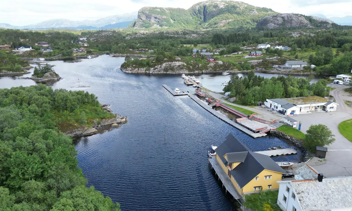 Korssund Gjestehamn: {"base": "no", "no": "Gjestehavn med mange plassar, god beskytta og idyllisk natur", "se": "G\u00e4sthamn med m\u00e5nga platser, v\u00e4l skyddad och idyllisk natur", "en": "Guest harbor with many berths, well-protected and idyllic nature", "da": "G\u00e6stehavn med mange pladser, godt beskyttet og idyllisk natur"}