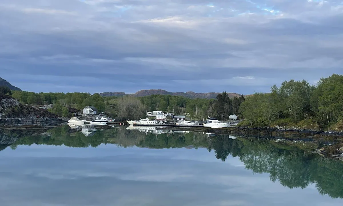 Korssundet: {"base": "no", "no": "Kort jolletur til marinaen", "se": "Kort jolleresa till marinan", "en": "Short dinghy trip to the marina", "da": "Kort jolleudflugt til marinaen", "fr": "Courte promenade en annexe jusqu'\u00e0 la marina", "de": "Kurzer Dinghi-Ausflug zur Marina", "es": "Excursi\u00f3n corta en bote a la marina", "it": "Breve giro in gommone fino al porto turistico", "pt": "Curta viagem de bote para a marina", "nl": "Korte jollietocht naar de jachthaven", "pl": "Kr\u00f3tka przeja\u017cd\u017cka dinghy do mariny", "uk": "\u041a\u043e\u0440\u043e\u0442\u043a\u0430 \u043f\u043e\u0457\u0437\u0434\u043a\u0430 \u043d\u0430 \u0448\u043b\u044e\u043f\u0446\u0456 \u0434\u043e \u043c\u0430\u0440\u0438\u043d\u0438", "ro": "C\u0103l\u0103torie scurt\u0103 cu barca de la vasul ancorat p\u00e2n\u0103 la marina", "tr": "Marinaya k\u0131sa bot gezisi", "el": "\u03a3\u03cd\u03bd\u03c4\u03bf\u03bc\u03b7 \u03b4\u03b9\u03b1\u03b4\u03c1\u03bf\u03bc\u03ae \u03bc\u03b5 \u03b2\u03ac\u03c1\u03ba\u03b1 \u03c3\u03c4\u03b7 \u03bc\u03b1\u03c1\u03af\u03bd\u03b1", "cs": "Kr\u00e1tk\u00e1 plavba na \u010dlunu do mariny", "hu": "R\u00f6vid cs\u00f3nakt\u00fara a kik\u00f6t\u0151be", "fi": "Lyhyt soutuvenematka satama-altaalle", "bg": "\u041a\u0440\u0430\u0442\u043a\u043e \u043f\u044a\u0442\u0435\u0448\u0435\u0441\u0442\u0432\u0438\u0435 \u0441 \u043b\u043e\u0434\u043a\u0430 \u0434\u043e \u043c\u0430\u0440\u0438\u043d\u0430\u0442\u0430", "sr": "Kratka vo\u017enja \u010damcem do marine", "et": "L\u00fchike paadis\u00f5it jahisadamasse", "lv": "\u012ass izbrauciens ar laivu uz jahtu piest\u0101tni", "lt": "Trumpa kelion\u0117 valtele iki prieplaukos"}