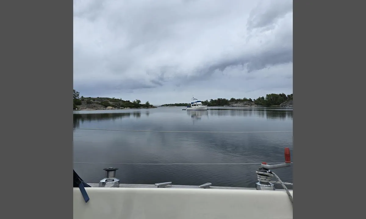 Koxviken - Biskopsön: {"base": "se", "no": "Bilde mot utl\u00f8pet fra innsiden av viken. Juni 2026.", "se": "Bild mot utloppet inifr\u00e5n viken. Juni 2026.", "en": "Image towards the outlet from inside the bay. June 2026.", "da": "Billede mod udl\u00f8bet indefra vigen. Juni 2026.", "fr": "Image vers la sortie depuis l'int\u00e9rieur de la baie. Juin 2026.", "de": "Blick zum Ausgang von der Bucht aus. Juni 2026.", "es": "Imagen hacia la salida desde dentro de la bah\u00eda. Junio de 2026.", "it": "Immagine verso l'uscita dalla baia. Giugno 2026.", "pt": "Imagem da sa\u00edda vista de dentro da ba\u00eda. Junho de 2026.", "nl": "Afbeelding naar de uitgang vanuit de baai. Juni 2026.", "pl": "Zdj\u0119cie na uj\u015bcie widziane z zatoki. Czerwiec 2026.", "uk": "\u0417\u043e\u0431\u0440\u0430\u0436\u0435\u043d\u043d\u044f \u043d\u0430 \u0432\u0438\u0445\u0456\u0434 \u0437 \u0437\u0430\u0442\u043e\u043a\u0438 \u0437\u0441\u0435\u0440\u0435\u0434\u0438\u043d\u0438. \u0427\u0435\u0440\u0432\u0435\u043d\u044c 2026.", "ro": "Imagine c\u0103tre gura de v\u0103rsare din interiorul golfului. Iunie 2026.", "tr": "Koyun i\u00e7inden \u00e7\u0131k\u0131\u015f\u0131 g\u00f6steren g\u00f6r\u00fcnt\u00fc. Haziran 2026.", "el": "\u0395\u03b9\u03ba\u03cc\u03bd\u03b1 \u03c0\u03c1\u03bf\u03c2 \u03c4\u03b7\u03bd \u03ad\u03be\u03bf\u03b4\u03bf \u03b1\u03c0\u03cc \u03c4\u03b7\u03bd \u03b5\u03c3\u03c9\u03c4\u03b5\u03c1\u03b9\u03ba\u03ae \u03c0\u03bb\u03b5\u03c5\u03c1\u03ac \u03c4\u03bf\u03c5 \u03ba\u03cc\u03bb\u03c0\u03bf\u03c5. \u0399\u03bf\u03cd\u03bd\u03b9\u03bf\u03c2 2026.", "cs": "Obr\u00e1zek k \u00fast\u00ed z vnit\u0159ku z\u00e1toky. \u010cerven 2026.", "hu": "K\u00e9p a kij\u00e1ratr\u00f3l az \u00f6b\u00f6l belsej\u00e9b\u0151l. 2026. j\u00fanius.", "fi": "Kuva kohti ulosk\u00e4ynti\u00e4 lahden sis\u00e4lt\u00e4. Kes\u00e4kuu 2026.", "bg": "\u0418\u0437\u0433\u043b\u0435\u0434 \u043a\u044a\u043c \u0438\u0437\u0445\u043e\u0434\u0430 \u043e\u0442 \u0432\u044a\u0442\u0440\u0435\u0448\u043d\u043e\u0441\u0442\u0442\u0430 \u043d\u0430 \u0437\u0430\u043b\u0438\u0432\u0430. \u042e\u043d\u0438 2026.", "sr": "\u0421\u043b\u0438\u043a\u0430 \u043f\u0440\u0435\u043c\u0430 \u0438\u0437\u043b\u0430\u0437\u0443 \u0438\u0437 \u0443\u043d\u0443\u0442\u0440\u0430\u0448\u045a\u043e\u0441\u0442\u0438 \u0437\u0430\u043b\u0438\u0432\u0430. \u0408\u0443\u043d 2026.", "et": "Pilt lahe suudmest seestpoolt. Juuni 2026.", "lv": "Att\u0113ls no izejas iek\u0161puses, l\u012b\u010da virzien\u0101. 2026. gada j\u016bnijs.", "lt": "<p>Vaizdas \u012f i\u0161plaukim\u0105 i\u0161 \u012flankos vidaus. 2026 m. bir\u017eelis.</p>"}