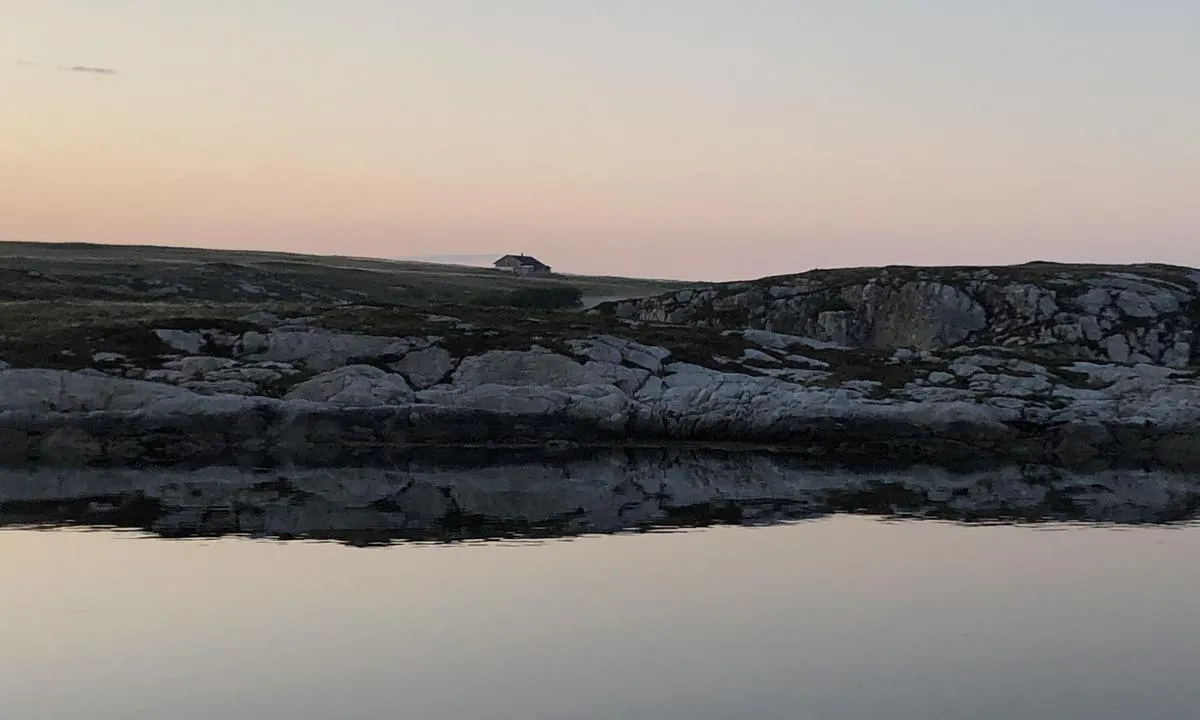 Kråkøybukta: Hyggelig liten låve på land nord for ankringsplassen.