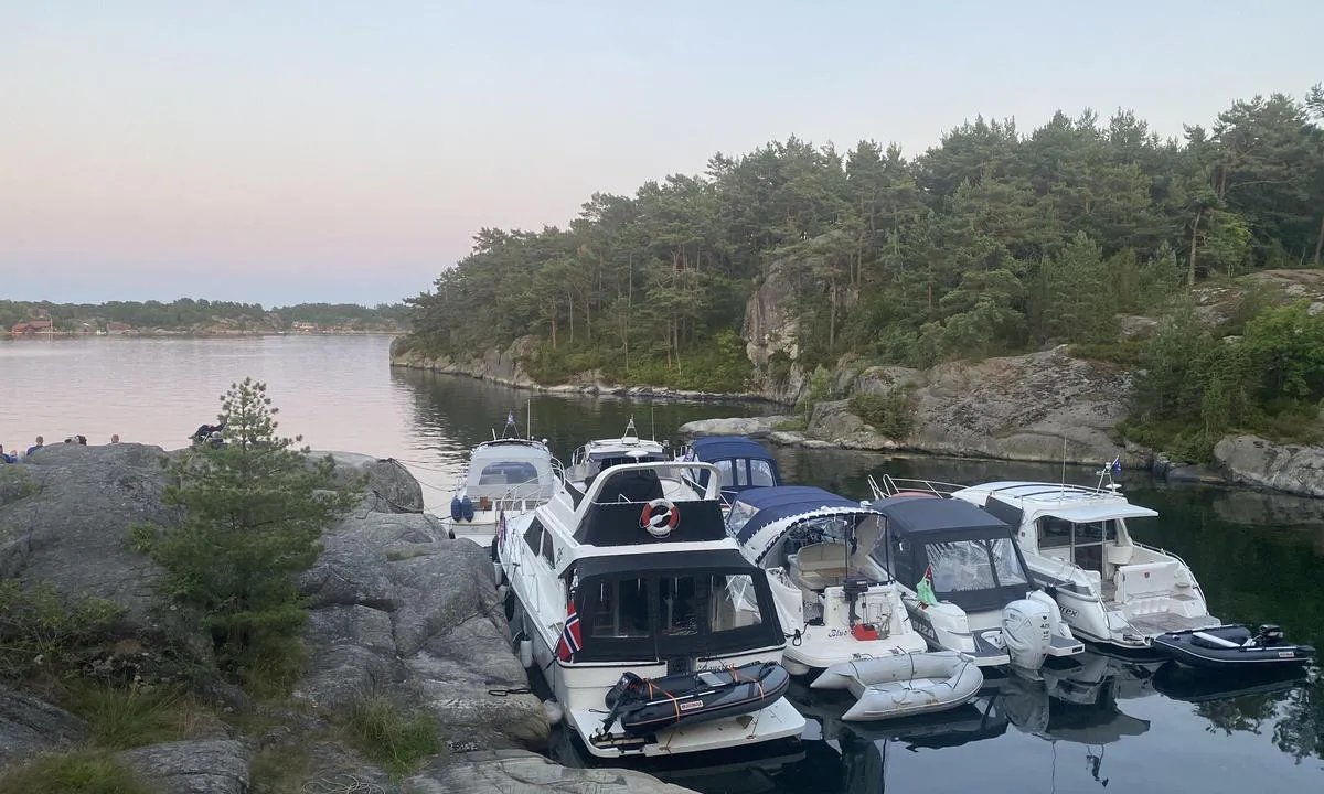 Kraksøya: Lun bukt hvor det er plass til mange båter. Bolter i fjell.
Fin utsiktsplass til trafikken forbi om en setter seg på svabergene.
