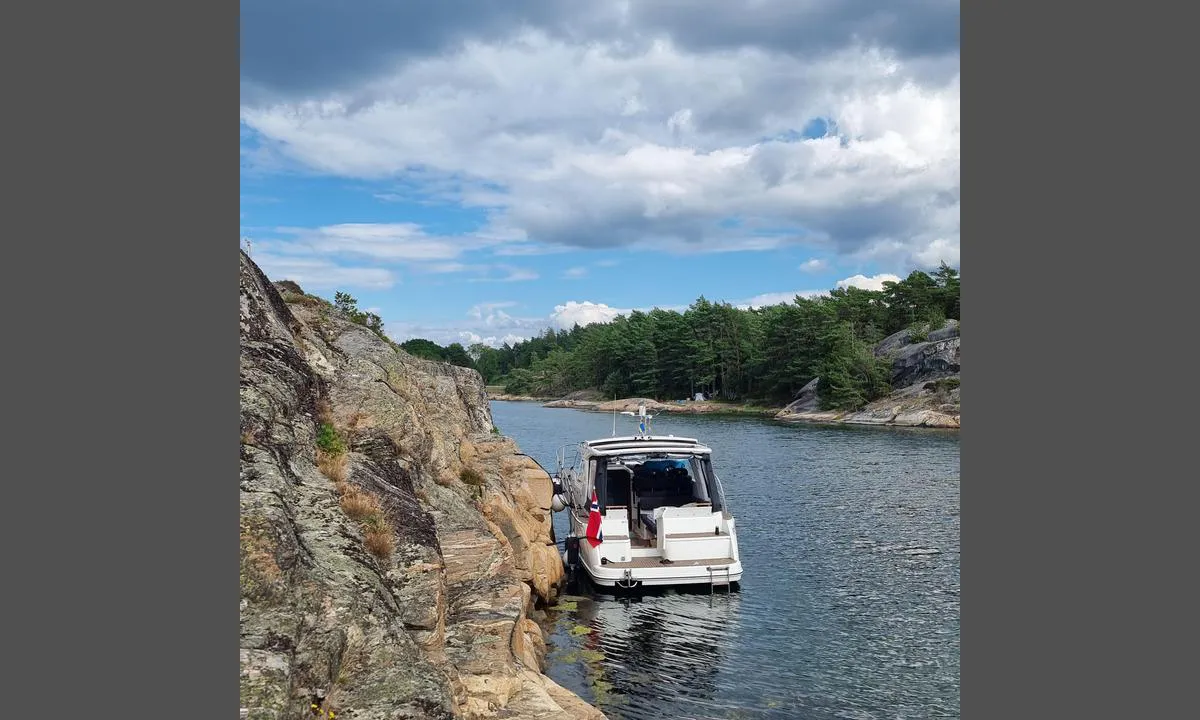 Kranseholmen - Tjärnö: {"base": "no", "no": "Litt grunt bak b\u00e5ten og mot fotografen.", "se": "Lite grunt bakom b\u00e5ten och mot fotografen.", "en": "A bit shallow behind the boat and towards the photographer.", "da": "Lidt lavt vand bag b\u00e5den og mod fotografen.", "fr": "Un peu de fond peu profond derri\u00e8re le bateau et vers le photographe.", "de": "Leicht seicht hinter dem Boot und in Richtung des Fotografen.", "es": "Un poco poco profundo detr\u00e1s del barco y hacia el fot\u00f3grafo.", "it": "Poco profondo dietro alla barca e verso il fotografo.", "pt": "Um pouco raso atr\u00e1s do barco e em dire\u00e7\u00e3o ao fot\u00f3grafo.", "nl": "Wat ondiep achter de boot en richting de fotograaf.", "pl": "Troch\u0119 p\u0142ytko za \u0142odzi\u0105 i w kierunku fotografa.", "uk": "\u0422\u0440\u043e\u0445\u0438 \u043c\u0456\u043b\u043a\u043e\u0432\u043e\u0434\u0434\u044f \u0437\u0430 \u0447\u043e\u0432\u043d\u043e\u043c \u0456 \u0434\u043e \u0444\u043e\u0442\u043e\u0433\u0440\u0430\u0444\u0430.", "ro": "U\u0219or pu\u021bin ad\u00e2nc \u00een spatele b\u0103rcii \u0219i spre fotograf.", "tr": "Tekne arkas\u0131nda ve foto\u011fraf\u00e7\u0131ya do\u011fru biraz s\u0131\u011f.", "el": "\u039b\u03b9\u03b3\u03ac\u03ba\u03b9 \u03c1\u03b7\u03c7\u03ac \u03c0\u03af\u03c3\u03c9 \u03b1\u03c0\u03cc \u03c4\u03bf \u03c3\u03ba\u03ac\u03c6\u03bf\u03c2 \u03ba\u03b1\u03b9 \u03c0\u03c1\u03bf\u03c2 \u03c4\u03bf\u03bd \u03c6\u03c9\u03c4\u03bf\u03b3\u03c1\u03ac\u03c6\u03bf.", "cs": "Trochu m\u011blko za lod\u00ed a sm\u011brem k fotografovi.", "hu": "Kicsit sek\u00e9lyes h\u00e1tul a haj\u00f3 m\u00f6g\u00f6tt \u00e9s a fot\u00f3s fel\u00e9.", "fi": "Hieman matalaa veneen takana ja kuvaajaan p\u00e4in.", "bg": "\u041c\u0430\u043b\u043a\u043e \u043f\u043b\u0438\u0442\u043a\u043e \u0437\u0430\u0434 \u043b\u043e\u0434\u043a\u0430\u0442\u0430 \u0438 \u043a\u044a\u043c \u0444\u043e\u0442\u043e\u0433\u0440\u0430\u0444\u0430.", "sr": "\u041c\u0430\u043b\u043e \u0458\u0435 \u043f\u043b\u0438\u0442\u043a\u043e \u0438\u0437\u0430 \u0431\u0440\u043e\u0434\u0430 \u0438 \u043f\u0440\u0435\u043c\u0430 \u0444\u043e\u0442\u043e\u0433\u0440\u0430\u0444\u0443.", "et": "Natuke madal vesi paadi taga ja fotograafi suunas.", "lv": "Mazliet sekluma aiz laivas un pret fotogr\u0101fu.", "lt": "\u0160iek tiek seklu u\u017e laivo ir link fotografo."}
