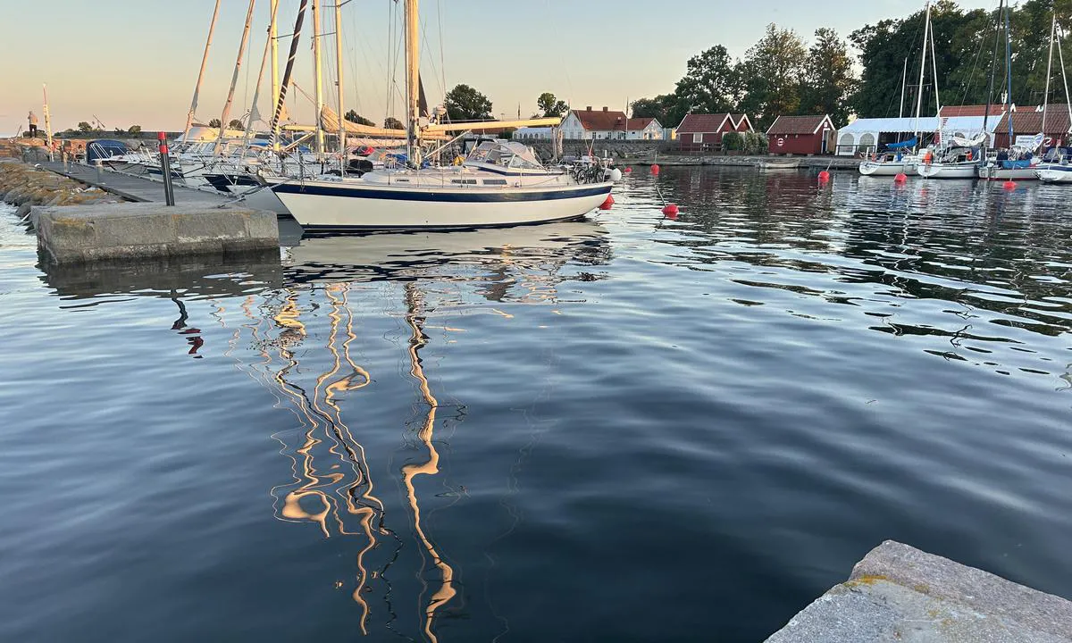 Kristianopel Gästhamn: {"base": "no", "no": "\u00c5pningen i moloen", "se": "\u00d6ppningen i v\u00e5gbrytaren", "en": "The opening in the breakwater", "da": "\u00c5bningen i molen", "fr": "L'ouverture dans la jet\u00e9e", "de": "Die \u00d6ffnung in der Mole", "es": "La apertura en el espig\u00f3n", "it": "L'apertura nel molo", "pt": "Abertura no quebra-mar", "nl": "De opening in de golfbreker", "pl": "Otwarcie w falochronie", "uk": "\u0412\u0456\u0434\u043a\u0440\u0438\u0442\u0442\u044f \u0432 \u043c\u043e\u043b\u0443", "ro": "Deschiderea \u00een dig", "tr": "Dalgak\u0131randaki a\u00e7\u0131l\u0131\u015f", "el": "\u03a4\u03bf \u03ac\u03bd\u03bf\u03b9\u03b3\u03bc\u03b1 \u03c3\u03c4\u03bf\u03bd \u03ba\u03c5\u03bc\u03b1\u03c4\u03bf\u03b8\u03c1\u03b1\u03cd\u03c3\u03c4\u03b7", "cs": "Otev\u0159en\u00ed v molu", "hu": "A m\u00f3l\u00f3 ny\u00edl\u00e1sa", "fi": "Aukko aallonmurtajassa", "bg": "\u041e\u0442\u0432\u0430\u0440\u044f\u043d\u0435\u0442\u043e \u0432 \u0432\u043e\u043b\u043d\u043e\u043b\u043e\u043c\u0430", "sr": "Otvaranje u lukobranu", "et": "Molo avaus", "lv": "Atvere mol\u0101", "lt": "Anga molas"}