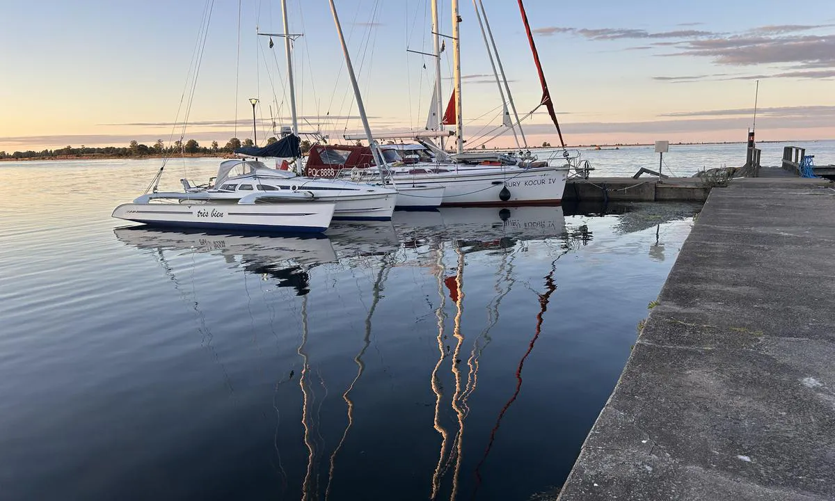 Kristianopel Gästhamn: {"base": "no", "no": "Noen f\u00e5 plasser nord for moloen", "se": "N\u00e5gra f\u00e5 platser norr om v\u00e5gbrytaren", "en": "Some few spots north of the breakwater", "da": "Nogle f\u00e5 pladser nord for molen", "fr": "Quelques places au nord de la digue", "de": "Einige wenige Pl\u00e4tze n\u00f6rdlich der Mole", "es": "Algunas pocas plazas al norte del malec\u00f3n", "it": "Alcuni posti a nord del molo", "pt": "Alguns poucos lugares ao norte do quebra-mar", "nl": "Enkele plaatsen ten noorden van de golfbreker", "pl": "Kilka miejsc na p\u00f3\u0142noc od falochronu", "uk": "\u041a\u0456\u043b\u044c\u043a\u0430 \u043c\u0456\u0441\u0446\u044c \u043d\u0430 \u043f\u0456\u0432\u043d\u0456\u0447 \u0432\u0456\u0434 \u043c\u043e\u043b\u0443", "ro": "C\u00e2teva locuri la nord de dig", "tr": "Dalgak\u0131ran\u0131n kuzeyinde baz\u0131 yerler", "el": "\u039b\u03af\u03b3\u03b5\u03c2 \u03b8\u03ad\u03c3\u03b5\u03b9\u03c2 \u03b2\u03cc\u03c1\u03b5\u03b9\u03b1 \u03c4\u03bf\u03c5 \u03ba\u03c5\u03bc\u03b1\u03c4\u03bf\u03b8\u03c1\u03b1\u03cd\u03c3\u03c4\u03b7", "cs": "N\u011bkolik m\u00e1lo m\u00edst severn\u011b od vlnolamu", "hu": "N\u00e9h\u00e1ny hely az \u00e9szaki oldalon a hull\u00e1mt\u00f6r\u0151n\u00e9l", "fi": "Muutama paikka aallonmurtajan pohjoispuolella", "bg": "\u041d\u044f\u043a\u043e\u043b\u043a\u043e \u043c\u0435\u0441\u0442\u0430 \u0441\u0435\u0432\u0435\u0440\u043d\u043e \u043e\u0442 \u0432\u044a\u043b\u043d\u043e\u043b\u043e\u043c\u0430", "sr": "Nekoliko mesta severno od mola", "et": "M\u00f5ned kohad p\u00f5hjapool muulist", "lv": "Da\u017eas vietas zieme\u013cos no molas", "lt": "Keletas viet\u0173 \u012f \u0161iaur\u0119 nuo molas"}