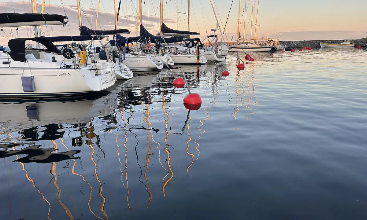 Kristianopel Gästhamn: {"base": "no", "no": "\u00d8stre brygge med b\u00f8yer", "se": "\u00d6stra bryggan med bojar", "en": "Eastern pier with buoys", "da": "\u00d8stre kaj med b\u00f8jer", "fr": "Quai est avec des bou\u00e9es", "de": "\u00d6stlicher Kai mit Bojen", "es": "Muelle oriental con boyas", "it": "Molo orientale con boe", "pt": "Cais Leste com boias", "nl": "Oostelijke steiger met boeien", "pl": "Wschodni pomost z boiami", "uk": "\u0421\u0445\u0456\u0434\u043d\u0438\u0439 \u043f\u0440\u0438\u0447\u0430\u043b \u0437 \u0431\u0443\u044f\u043c\u0438", "ro": "Centrul estic cu geamanduri", "tr": "Do\u011fu iskele \u015famand\u0131ral\u0131", "el": "\u0391\u03bd\u03b1\u03c4\u03bf\u03bb\u03b9\u03ba\u03ae \u03c0\u03c1\u03bf\u03b2\u03bb\u03ae\u03c4\u03b1 \u03bc\u03b5 \u03c3\u03b7\u03bc\u03b1\u03b4\u03bf\u03cd\u03c1\u03b5\u03c2", "cs": "V\u00fdchodn\u00ed molo s b\u00f3jemi", "hu": "Keleti m\u00f3l\u00f3 b\u00f3j\u00e1kkal", "fi": "It\u00e4inen laituri poijuilla", "bg": "\u0418\u0437\u0442\u043e\u0447\u043d\u043e \u043a\u0435\u0439 \u0441 \u0431\u0443\u0439\u043e\u0432\u0435", "sr": "Isto\u010dno pristani\u0161te sa bovama", "et": "Idakaai koos poide", "lv": "Austrumu piest\u0101tne ar bojas", "lt": "Rytin\u0117 prieplauka su pl\u016bdurais"}