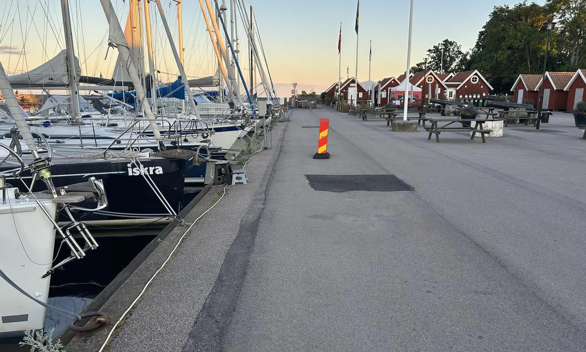 Kristianopel Gästhamn: {"base": "no", "no": "Sanit\u00e6r i bakgrunnen", "se": "Sanit\u00e4r i bakgrunden", "en": "Sanitary facilities in the background", "da": "Sanit\u00e6re faciliteter i baggrunden", "fr": "Sanitaires \u00e0 l'arri\u00e8re-plan", "de": "Sanit\u00e4r im Hintergrund", "es": "Sanitarios en el fondo", "it": "Servizi igienici sullo sfondo", "pt": "Sanit\u00e1rio ao fundo", "nl": "Sanitair op de achtergrond", "pl": "Zaplecze sanitarne w tle", "uk": "\u0421\u0430\u043d\u0456\u0442\u0430\u0440\u043d\u0456 \u0443\u043c\u043e\u0432\u0438 \u043d\u0430 \u0437\u0430\u0434\u043d\u044c\u043e\u043c\u0443 \u043f\u043b\u0430\u043d\u0456", "ro": "Sanitar \u00een fundal", "tr": "Arka planda sanitasyon", "el": "\u03a5\u03b3\u03b5\u03b9\u03bf\u03bd\u03bf\u03bc\u03b9\u03ba\u03ad\u03c2 \u03b5\u03b3\u03ba\u03b1\u03c4\u03b1\u03c3\u03c4\u03ac\u03c3\u03b5\u03b9\u03c2 \u03c3\u03c4\u03bf \u03c0\u03b1\u03c1\u03b1\u03c3\u03ba\u03ae\u03bd\u03b9\u03bf", "cs": "Sanit\u00e1rn\u00ed za\u0159\u00edzen\u00ed v pozad\u00ed", "hu": "Szanit\u00e1ris l\u00e9tes\u00edtm\u00e9ny a h\u00e1tt\u00e9rben", "fi": "Saniteetti taustalla", "bg": "\u0421\u0430\u043d\u0438\u0442\u0430\u0440\u0435\u043d \u0432\u044a\u0437\u0435\u043b \u043d\u0430 \u0437\u0430\u0434\u0435\u043d \u043f\u043b\u0430\u043d", "sr": "\u0421\u0430\u043d\u0438\u0442\u0430\u0440\u043d\u0438 \u0447\u0432\u043e\u0440 \u0443 \u043f\u043e\u0437\u0430\u0434\u0438\u043d\u0438", "et": "Tualetid taustal", "lv": "Sanit\u0101rie pakalpojumi fon\u0101", "lt": "Sanitarijos fone"}