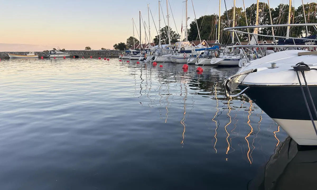 Kristianopel Gästhamn: {"base": "no", "no": "Vestre brygge med b\u00f8yer", "se": "V\u00e4stra bryggan med bojar", "en": "West pier with buoys", "da": "Vestre bro med b\u00f8jer", "fr": "Quai ouest avec bou\u00e9es", "de": "Westliche Pier mit Bojen", "es": "Muelle oeste con boyas", "it": "Banchina ovest con boe", "pt": "Cais oeste com boias", "nl": "Westelijke pier met boeien", "pl": "Zachodnie nabrze\u017ce z boiami", "uk": "\u0417\u0430\u0445\u0456\u0434\u043d\u0438\u0439 \u043f\u0440\u0438\u0447\u0430\u043b \u0437 \u0431\u0443\u044f\u043c\u0438", "ro": "Debarcaderul de Vest cu geamanduri", "tr": "Bat\u0131 iskele babalar\u0131yla", "el": "\u0394\u03c5\u03c4\u03b9\u03ba\u03ae \u03c0\u03c1\u03bf\u03b2\u03bb\u03ae\u03c4\u03b1 \u03bc\u03b5 \u03c3\u03b7\u03bc\u03b1\u03b4\u03bf\u03cd\u03c1\u03b5\u03c2", "cs": "Z\u00e1padn\u00ed molo s b\u00f3jemi", "hu": "Nyugati m\u00f3l\u00f3 b\u00f3ly\u00e1kkal", "fi": "L\u00e4nsilaituri poijujen kanssa", "bg": "\u0417\u0430\u043f\u0430\u0434\u0435\u043d \u043a\u0435\u0439 \u0441 \u0431\u0443\u0439\u043e\u0432\u0435", "sr": "\u0417\u0430\u043f\u0430\u0434\u043d\u0438 \u043c\u043e\u0441\u0442 \u0441\u0430 \u0431\u043e\u0432\u0435", "et": "L\u00e4\u00e4ne kai koos poiadega", "lv": "Rietumu piest\u0101tne ar bojas", "lt": "Vakarinis prieplauka su pl\u016bdurais"}