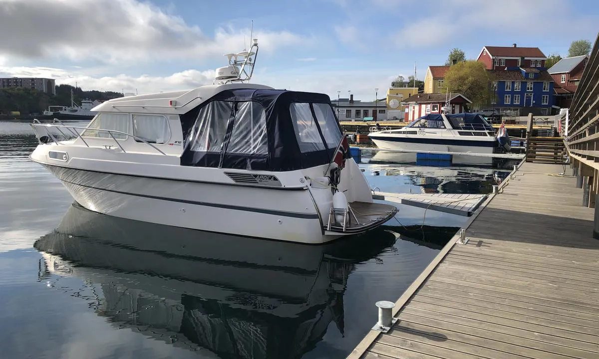 Kranaskjæret Gjestehavn Kristiansund: Du finner også noen båser som man kan fortøye i. Det går gjerne tre båter i bredden, slik at den midterste båten fortøyer via de to på siden.