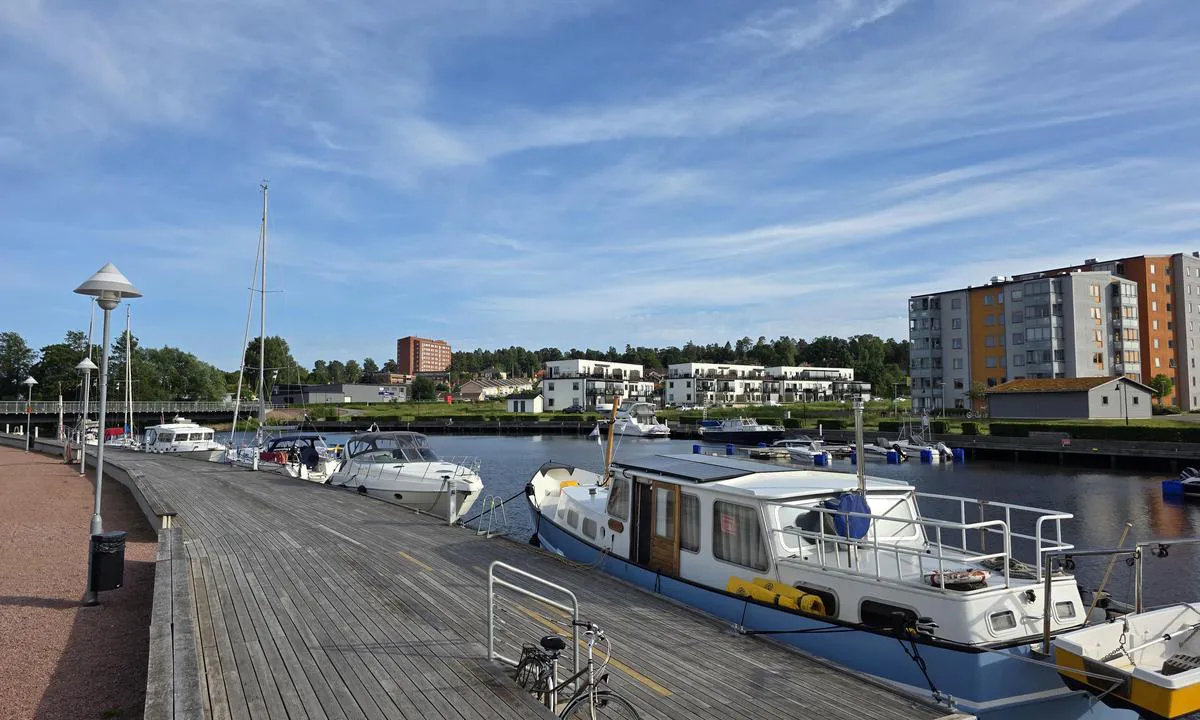 Kristinehamn: {"base": "no", "no": "Gjestehavnen strekker seg fra den bl\u00e5 st\u00e5lb\u00e5ten og inn til jernbanebroen man kan skimte i bakgrunnen.", "se": "G\u00e4sthamnen str\u00e4cker sig fr\u00e5n den bl\u00e5 st\u00e5lb\u00e5ten och in till j\u00e4rnv\u00e4gsbron man kan skymta i bakgrunden.", "en": "The guest harbor extends from the blue steel boat to the railway bridge that can be seen in the background.", "da": "G\u00e6stehavnen str\u00e6kker sig fra den bl\u00e5 st\u00e5lb\u00e5d og ind til jernbanebroen, man kan skimte i baggrunden.", "fr": "Le port de plaisance pour visiteurs s'\u00e9tend du bateau en acier bleu jusqu'au pont ferroviaire que l'on peut apercevoir en arri\u00e8re-plan.", "de": "Der G\u00e4stehafen erstreckt sich von dem blauen Stahlboot bis zur Eisenbahnbr\u00fccke, die man im Hintergrund sehen kann.", "es": "El puerto de visitantes se extiende desde el barco de acero azul hasta el puente del ferrocarril que se puede divisar en el fondo.", "it": "Il porto turistico si estende dalla barca d'acciaio blu fino al ponte ferroviario visibile in lontananza.", "pt": "O porto de visitantes estende-se desde o barco de a\u00e7o azul at\u00e9 a ponte ferrovi\u00e1ria que pode ser vista ao fundo.", "nl": "De jachthaven strekt zich uit van de blauwe stalen boot tot aan de spoorbrug die men op de achtergrond kan zien.", "pl": "Przysta\u0144 dla go\u015bci rozci\u0105ga si\u0119 od niebieskiej stalowej \u0142odzi a\u017c do mostu kolejowego, kt\u00f3ry mo\u017cna dostrzec w tle.", "uk": "\u0413\u043e\u0441\u0442\u044c\u043e\u0432\u0430 \u0433\u0430\u0432\u0430\u043d\u044c \u043f\u0440\u043e\u0441\u0442\u044f\u0433\u0430\u0454\u0442\u044c\u0441\u044f \u0432\u0456\u0434 \u0441\u0438\u043d\u044c\u043e\u0433\u043e \u0441\u0442\u0430\u043b\u0435\u0432\u043e\u0433\u043e \u0447\u043e\u0432\u043d\u0430 \u0434\u043e \u0437\u0430\u043b\u0456\u0437\u043d\u0438\u0447\u043d\u043e\u0433\u043e \u043c\u043e\u0441\u0442\u0443, \u044f\u043a\u0438\u0439 \u043c\u043e\u0436\u043d\u0430 \u043f\u043e\u0431\u0430\u0447\u0438\u0442\u0438 \u043d\u0430 \u0442\u043b\u0456.", "ro": "Portul pentru oaspe\u021bi se \u00eentinde de la barca de o\u021bel albastr\u0103 p\u00e2n\u0103 la podul de cale ferat\u0103 pe care \u00eel pute\u021bi vedea \u00een fundal.", "tr": "Misafir liman\u0131 mavi \u00e7elik tekneden ba\u015flay\u0131p arka planda g\u00f6r\u00fclebilen demiryolu k\u00f6pr\u00fcs\u00fcne kadar uzanmaktad\u0131r.", "el": "\u0397 \u03bc\u03b1\u03c1\u03af\u03bd\u03b1 \u03b5\u03c0\u03b9\u03c3\u03ba\u03b5\u03c0\u03c4\u03ce\u03bd \u03b5\u03ba\u03c4\u03b5\u03af\u03bd\u03b5\u03c4\u03b1\u03b9 \u03b1\u03c0\u03cc \u03c4\u03bf \u03bc\u03c0\u03bb\u03b5 \u03c7\u03b1\u03bb\u03cd\u03b2\u03b4\u03b9\u03bd\u03bf \u03c0\u03bb\u03bf\u03af\u03bf \u03bc\u03ad\u03c7\u03c1\u03b9 \u03c4\u03b7 \u03c3\u03b9\u03b4\u03b7\u03c1\u03bf\u03b4\u03c1\u03bf\u03bc\u03b9\u03ba\u03ae \u03b3\u03ad\u03c6\u03c5\u03c1\u03b1 \u03c0\u03bf\u03c5 \u03bc\u03c0\u03bf\u03c1\u03b5\u03af \u03ba\u03b1\u03bd\u03b5\u03af\u03c2 \u03bd\u03b1 \u03b4\u03b5\u03b9 \u03c3\u03c4\u03bf \u03c0\u03b1\u03c1\u03b1\u03c3\u03ba\u03ae\u03bd\u03b9\u03bf.", "cs": "P\u0159\u00edstav pro hosty se rozprost\u00edr\u00e1 od modr\u00e9 ocelov\u00e9 lodi a\u017e po \u017eelezni\u010dn\u00ed most, kter\u00fd je vid\u011bt v pozad\u00ed.", "hu": "A vend\u00e9gkik\u00f6t\u0151 a k\u00e9k ac\u00e9lhaj\u00f3t\u00f3l a h\u00e1tt\u00e9rben l\u00e1that\u00f3 vas\u00fati h\u00eddig terjed.", "fi": "Vierassatama ulottuu sinisest\u00e4 ter\u00e4sveneest\u00e4 rautatiesiltaan, joka n\u00e4kyy taustalla.", "bg": "\u0413\u043e\u0441\u0442\u0443\u0432\u0430\u0449\u043e\u0442\u043e \u043f\u0440\u0438\u0441\u0442\u0430\u043d\u0438\u0449\u0435 \u0441\u0435 \u043f\u0440\u043e\u0441\u0442\u0438\u0440\u0430 \u043e\u0442 \u0441\u0438\u043d\u044f\u0442\u0430 \u0441\u0442\u043e\u043c\u0430\u043d\u0435\u043d\u0430 \u043b\u043e\u0434\u043a\u0430 \u0434\u043e \u0436\u0435\u043b\u0435\u0437\u043e\u043f\u044a\u0442\u043d\u0438\u044f \u043c\u043e\u0441\u0442, \u043a\u043e\u0439\u0442\u043e \u0441\u0435 \u0432\u0438\u0436\u0434\u0430 \u043d\u0430 \u0437\u0430\u0434\u0435\u043d \u043f\u043b\u0430\u043d.", "sr": "Pristani\u0161te za goste se prostire od plavog \u010deli\u010dnog broda do \u017eelezni\u010dkog mosta koji se nazire u pozadini.", "et": "K\u00fclasadam ulatub sinise teraslaeva juurest kuni raudteesillani, mida saab taustal aimata.", "lv": "Viesu osta sniedzas no zil\u0101s t\u0113rauda laivas l\u012bdz dzelzce\u013ca tilta, kuru var redz\u0113t fon\u0101.", "lt": "Sve\u010diu uostas t\u0119siasi nuo m\u0117lynos plieno valties iki gele\u017einkelio tilto, kur\u012f galima matyti fone."}