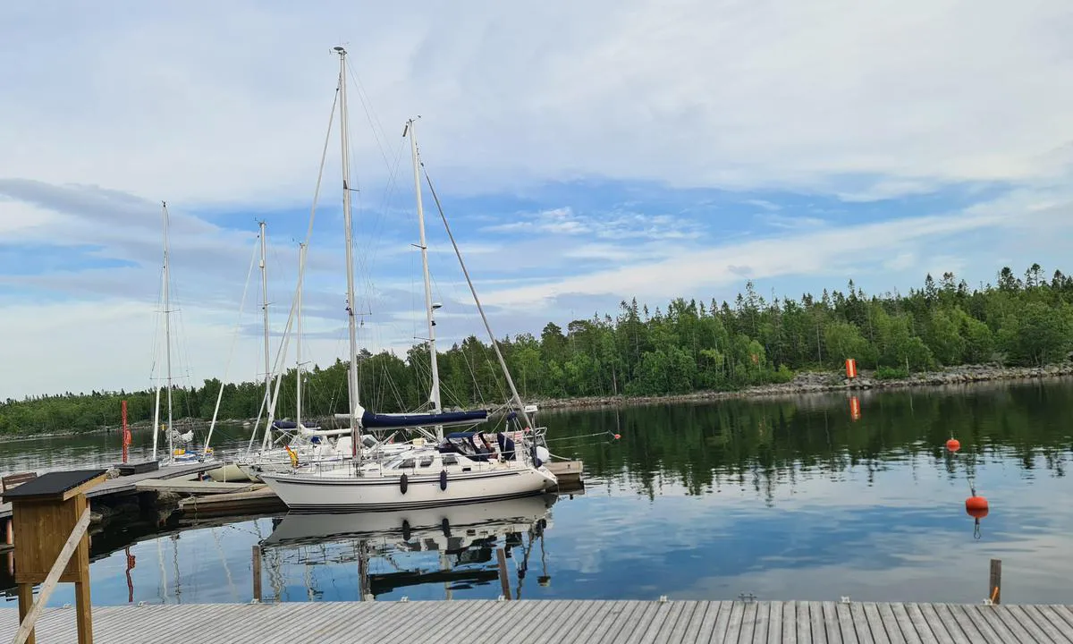 Kummelskäret: {"base": "en", "no": "Bryggen, som fortsatt ville v\u00e6re til h\u00f8yre her p\u00e5 det gamle satellittbildet, har kollapset og blitt fjernet. I stedet kan du n\u00e5 se flytebryggen hvor de to st\u00f8rre seilb\u00e5tene ligger fort\u00f8yd.", "se": "Bryggan, som fortfarande skulle vara till h\u00f6ger h\u00e4r p\u00e5 det gamla satellitfotot, har kollapsat och tagits bort. Ist\u00e4llet kan man nu se den flytande bryggan d\u00e4r de tv\u00e5 st\u00f6rre segelb\u00e5tarna \u00e4r f\u00f6rt\u00f6jda.", "en": "The jetty, which would still be on the right here in the old satellite photo, has collapsed and been removed. Instead, you can now see the floating jetty where the two larger sailing boats are moored.", "da": "Molen, som stadig ville v\u00e6re til h\u00f8jre her p\u00e5 det gamle satellitfoto, er kollapset og blevet fjernet. I stedet kan du nu se den flydende mole, hvor de to st\u00f8rre sejlb\u00e5de ligger fort\u00f8jet.", "fr": "La jet\u00e9e, qui se trouvait encore sur la droite ici sur l'ancienne photo satellite, s'est effondr\u00e9e et a \u00e9t\u00e9 enlev\u00e9e. \u00c0 la place, vous pouvez maintenant voir la jet\u00e9e flottante o\u00f9 les deux plus grands voiliers sont amarr\u00e9s.", "de": "Der Steg, der auf dem alten Satellitenfoto hier noch rechts zu sehen w\u00e4re, ist eingest\u00fcrzt und wurde entfernt. Stattdessen sieht man nun den Schwimmsteg, an dem die beiden gr\u00f6\u00dferen Segelboote festgemacht sind.", "es": "El muelle, que estar\u00eda todav\u00eda a la derecha aqu\u00ed en la antigua foto satelital, se ha derrumbado y ha sido removido. En su lugar, ahora se puede ver el muelle flotante donde est\u00e1n amarrados los dos veleros m\u00e1s grandes.", "it": "<p>Il molo, che nella vecchia foto satellitare sarebbe ancora sulla destra, \u00e8 crollato ed \u00e8 stato rimosso. Al suo posto, ora si pu\u00f2 vedere il molo galleggiante dove sono ormeggiate le due barche a vela pi\u00f9 grandi.</p>", "pt": "O cais, que ainda estaria \u00e0 direita aqui na antiga foto de sat\u00e9lite, desabou e foi removido. Em vez disso, voc\u00ea pode ver o cais flutuante onde os dois maiores veleiros est\u00e3o atracados.", "nl": "De steiger, die hier op de oude satellietfoto nog rechts zou zijn, is ingestort en verwijderd. In plaats daarvan zie je nu de drijvende steiger waar de twee grotere zeilboten zijn afgemeerd.", "pl": "Pomost, kt\u00f3ry na starym zdj\u0119ciu satelitarnym wida\u0107 by\u0142o jeszcze po prawej stronie, zawali\u0142 si\u0119 i zosta\u0142 usuni\u0119ty. Zamiast tego mo\u017cna teraz zobaczy\u0107 p\u0142ywaj\u0105cy pomost, przy kt\u00f3rym zacumowane s\u0105 dwa wi\u0119ksze jachty \u017caglowe.", "uk": "\u041f\u0440\u0438\u0447\u0430\u043b, \u044f\u043a\u0438\u0439 \u043d\u0430 \u0441\u0442\u0430\u0440\u0456\u0439 \u0441\u0443\u043f\u0443\u0442\u043d\u0438\u043a\u043e\u0432\u0456\u0439 \u0444\u043e\u0442\u043e\u0433\u0440\u0430\u0444\u0456\u0457 \u0431\u0443\u0432 \u0431\u0438 \u043f\u0440\u0430\u0432\u043e\u0440\u0443\u0447, \u043e\u0431\u0432\u0430\u043b\u0438\u0432\u0441\u044f \u0442\u0430 \u0431\u0443\u0432 \u0432\u0438\u0434\u0430\u043b\u0435\u043d\u0438\u0439. \u0417\u0430\u043c\u0456\u0441\u0442\u044c \u0446\u044c\u043e\u0433\u043e \u0432\u0438 \u043c\u043e\u0436\u0435\u0442\u0435 \u043f\u043e\u0431\u0430\u0447\u0438\u0442\u0438 \u043f\u043b\u0430\u0432\u0443\u0447\u0438\u0439 \u043f\u0440\u0438\u0447\u0430\u043b, \u0434\u0435 \u043f\u0440\u0438\u0448\u0432\u0430\u0440\u0442\u043e\u0432\u0430\u043d\u0456 \u0434\u0432\u0430 \u0431\u0456\u043b\u044c\u0448\u0438\u0445 \u043f\u0430\u0440\u0443\u0441\u043d\u0438\u0445 \u0447\u043e\u0432\u043d\u0438.", "ro": "Pontonul, care ar fi fost \u00eenc\u0103 pe dreapta aici \u00een fotografia din satelit veche, s-a pr\u0103bu\u0219it \u0219i a fost \u00eendep\u0103rtat. \u00cen schimb, acum pute\u021bi vedea pontonul plutitor unde sunt ancorate cele dou\u0103 b\u0103rci cu p\u00e2nze mai mari.", "tr": "\u0130skele, eski uydu foto\u011fraf\u0131nda burada sa\u011fda olan, \u00e7\u00f6km\u00fc\u015f ve kald\u0131r\u0131lm\u0131\u015ft\u0131r. Bunun yerine, \u015fimdi iki b\u00fcy\u00fck yelkenli teknenin ba\u011fland\u0131\u011f\u0131 y\u00fczer iskeleyi g\u00f6rebilirsiniz.", "el": "\u0397 \u03c0\u03c1\u03bf\u03ba\u03c5\u03bc\u03b1\u03af\u03b1, \u03b7 \u03bf\u03c0\u03bf\u03af\u03b1 \u03b8\u03b1 \u03ae\u03c4\u03b1\u03bd \u03b1\u03ba\u03cc\u03bc\u03b1 \u03c3\u03c4\u03b7 \u03b4\u03b5\u03be\u03b9\u03ac \u03c0\u03bb\u03b5\u03c5\u03c1\u03ac \u03b5\u03b4\u03ce \u03c3\u03c4\u03b7 \u03c0\u03b1\u03bb\u03b9\u03ac \u03b4\u03bf\u03c1\u03c5\u03c6\u03bf\u03c1\u03b9\u03ba\u03ae \u03c6\u03c9\u03c4\u03bf\u03b3\u03c1\u03b1\u03c6\u03af\u03b1, \u03ad\u03c7\u03b5\u03b9 \u03ba\u03b1\u03c4\u03b1\u03c1\u03c1\u03b5\u03cd\u03c3\u03b5\u03b9 \u03ba\u03b1\u03b9 \u03ad\u03c7\u03b5\u03b9 \u03b1\u03c6\u03b1\u03b9\u03c1\u03b5\u03b8\u03b5\u03af. \u0391\u03bd\u03c4\u03af\u03b8\u03b5\u03c4\u03b1, \u03bc\u03c0\u03bf\u03c1\u03b5\u03af\u03c4\u03b5 \u03c4\u03ce\u03c1\u03b1 \u03bd\u03b1 \u03b4\u03b5\u03af\u03c4\u03b5 \u03c4\u03b7\u03bd \u03c0\u03bb\u03c9\u03c4\u03ae \u03c0\u03c1\u03bf\u03ba\u03c5\u03bc\u03b1\u03af\u03b1 \u03cc\u03c0\u03bf\u03c5 \u03b5\u03af\u03bd\u03b1\u03b9 \u03b1\u03b3\u03ba\u03c5\u03c1\u03bf\u03b2\u03bf\u03bb\u03b7\u03bc\u03ad\u03bd\u03b1 \u03c4\u03b1 \u03b4\u03cd\u03bf \u03bc\u03b5\u03b3\u03b1\u03bb\u03cd\u03c4\u03b5\u03c1\u03b1 \u03b9\u03c3\u03c4\u03b9\u03bf\u03c6\u03cc\u03c1\u03b1.", "cs": "P\u0159\u00edstavn\u00ed molo, kter\u00e9 by zde st\u00e1le bylo napravo na star\u00e9 satelitn\u00ed fotografii, se z\u0159\u00edtilo a bylo odstran\u011bno. M\u00edsto n\u011bj nyn\u00ed vid\u00edte plovouc\u00ed molo, kde jsou uv\u00e1zan\u00e9 dv\u011b v\u011bt\u0161\u00ed plachetnice.", "hu": "A r\u00e9gi m\u0171holdfelv\u00e9telen m\u00e9g itt jobbra l\u00e1that\u00f3 m\u00f3l\u00f3 \u00f6sszeomlott \u00e9s el lett t\u00e1vol\u00edtva. Helyette most a k\u00e9t nagyobb vitorl\u00e1s haj\u00f3val kik\u00f6t\u00f6tt \u00fasz\u00f3m\u00f3l\u00f3t l\u00e1thatjuk.", "fi": "Laituri, joka n\u00e4kyi t\u00e4ss\u00e4 vanhassa satelliittikuvassa viel\u00e4 oikealla, on romahtanut ja poistettu. Sen sijaan n\u00e4et nyt kelluvan laiturin, jossa kaksi suurempaa purjevenett\u00e4 on kiinnitettyn\u00e4.", "bg": "\u041f\u0440\u0438\u0441\u0442\u0430\u043d\u044a\u0442, \u043a\u043e\u0439\u0442\u043e \u0432\u0441\u0435 \u043e\u0449\u0435 \u0431\u0438 \u0431\u0438\u043b \u0432\u0434\u044f\u0441\u043d\u043e \u0442\u0443\u043a \u043d\u0430 \u0441\u0442\u0430\u0440\u0430\u0442\u0430 \u0441\u0430\u0442\u0435\u043b\u0438\u0442\u043d\u0430 \u0441\u043d\u0438\u043c\u043a\u0430, \u0441\u0435 \u0435 \u0441\u0440\u0443\u0442\u0438\u043b \u0438 \u0435 \u0431\u0438\u043b \u043f\u0440\u0435\u043c\u0430\u0445\u043d\u0430\u0442. \u0412\u043c\u0435\u0441\u0442\u043e \u0442\u043e\u0432\u0430 \u0441\u0435\u0433\u0430 \u043c\u043e\u0436\u0435\u0442\u0435 \u0434\u0430 \u0432\u0438\u0434\u0438\u0442\u0435 \u043f\u043b\u0430\u0432\u0430\u0449\u0438\u044f \u043f\u0440\u0438\u0441\u0442\u0430\u043d, \u043a\u044a\u0434\u0435\u0442\u043e \u0441\u0430 \u0437\u0430\u043a\u043e\u0442\u0432\u0435\u043d\u0438 \u0434\u0432\u0435\u0442\u0435 \u043f\u043e-\u0433\u043e\u043b\u0435\u043c\u0438 \u0432\u0435\u0442\u0440\u043e\u0445\u043e\u0434\u043d\u0438 \u043b\u043e\u0434\u043a\u0438.", "sr": "Molo, koji bi se ovde na staroj satelitskoj fotografiji jo\u0161 uvek nalazio sa desne strane, se uru\u0161io i uklonjen je. Umesto toga, sada mo\u017eete videti plutaju\u0107i molo gde su privezani dva ve\u0107a jedrenjaka.", "et": "Sild, mis oleks endiselt siin paremal vanal satelliitfotol, on kokku varisenud ja eemaldatud. Selle asemel n\u00e4ete n\u00fc\u00fcd ujuvsilda, kus on kaks suuremat purjejahti kinnitatud.", "lv": "Piest\u0101tne, kas \u0161eit b\u016btu v\u0113l redzama pa labi vecaj\u0101 satel\u012btuz\u0146\u0113mum\u0101, ir sabrukusi un no\u0146emta. T\u0101 viet\u0101 tagad var redz\u0113t peldo\u0161o piest\u0101tni, kur piegu\u013c divas liel\u0101k\u0101s buruv\u0113stuves.", "lt": "Prieplauka, kuri senoje palydovin\u0117je nuotraukoje \u010dia b\u016bt\u0173 de\u0161in\u0117je, sugriuvo ir buvo pa\u0161alinta. Vietoj jos dabar matoma pl\u016bduriuojanti prieplauka, kur prisi\u0161vartavusios dvi didesn\u0117s burin\u0117s valtys."}