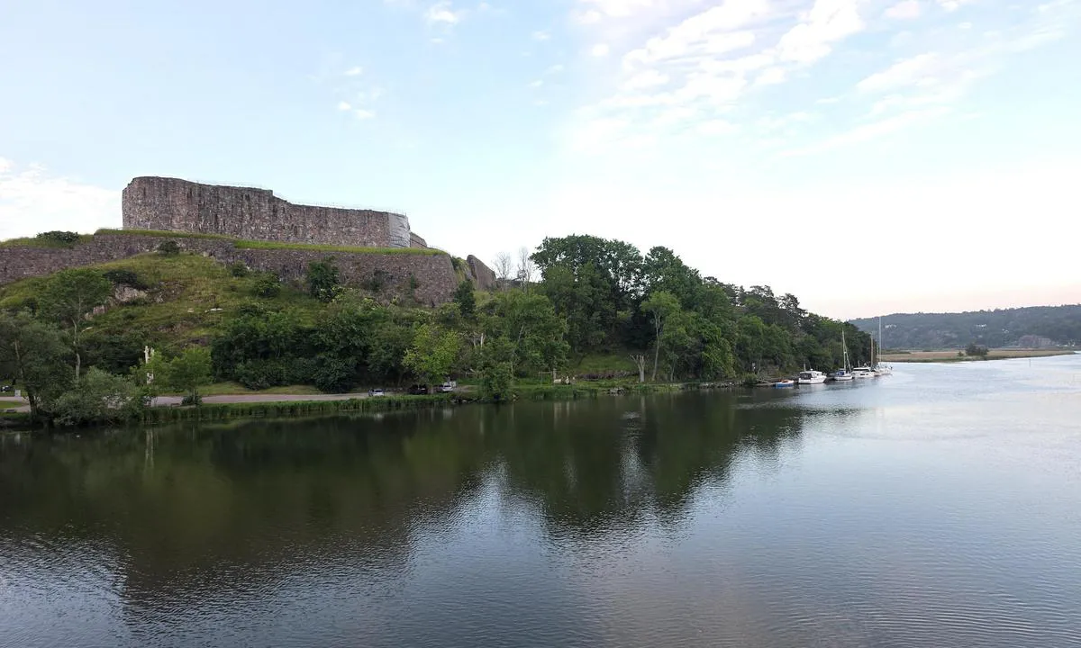 Kungälvs gästhamn: {"base": "no", "no": "Flott beliggende gjestebrygge like under Bohus Festning.", "se": "Fantastiskt bel\u00e4gen g\u00e4stbrygga precis under Bohus f\u00e4stning.", "en": "Beautifully located guest pier right under Bohus Fortress.", "da": "Flot beliggende g\u00e6stebro lige under Bohus F\u00e6stning.", "fr": "Un superbe quai pour invit\u00e9s situ\u00e9 juste en dessous du ch\u00e2teau de Bohus.", "de": "Sch\u00f6n gelegener G\u00e4stesteg direkt unterhalb der Festung Bohus.", "es": "Punto de atraque para invitados ubicado justo debajo del Castillo de Bohus.", "it": "Splendido pontile per ospiti situato appena sotto la Fortezza di Bohus.", "pt": "Cais para visitantes maravilhosamente localizado, mesmo abaixo da Fortaleza de Bohus.", "nl": "Mooi gelegen gastensteiger net onder het Bohus Fort.", "pl": "Przepi\u0119knie po\u0142o\u017cone molo go\u015bcinne tu\u017c pod Twierdz\u0105 Bohus.", "uk": "\u0413\u0430\u0440\u043d\u043e \u0440\u043e\u0437\u0442\u0430\u0448\u043e\u0432\u0430\u043d\u0430 \u0433\u043e\u0441\u0442\u044c\u043e\u0432\u0430 \u043f\u0440\u0438\u0447\u0430\u043b\u043a\u0430 \u043f\u0440\u044f\u043c\u043e \u043f\u0456\u0434 \u0444\u043e\u0440\u0442\u0435\u0446\u0435\u044e \u0411\u043e\u0445\u0443\u0441.", "ro": "Debarcader frumos situat chiar sub Cetatea Bohus.", "tr": "Bohus Festning'in hemen alt\u0131nda harika bir konumda misafir iskelesi.", "el": "\u0395\u03af\u03bd\u03b1\u03b9 \u03b5\u03be\u03b1\u03b9\u03c1\u03b5\u03c4\u03b9\u03ba\u03ac \u03c4\u03bf\u03c0\u03bf\u03b8\u03b5\u03c4\u03b7\u03bc\u03ad\u03bd\u03bf \u03c3\u03c4\u03bf \u03bb\u03b9\u03bc\u03ac\u03bd\u03b9 \u03b3\u03b9\u03b1 \u03b5\u03c0\u03b9\u03c3\u03ba\u03ad\u03c0\u03c4\u03b5\u03c2, \u03b1\u03ba\u03c1\u03b9\u03b2\u03ce\u03c2 \u03ba\u03ac\u03c4\u03c9 \u03b1\u03c0\u03cc \u03c4\u03bf \u03a6\u03c1\u03bf\u03cd\u03c1\u03b9\u03bf \u039c\u03c0\u03cc\u03c7\u03bf\u03c5\u03c2.", "cs": "Skv\u011ble um\u00edst\u011bn\u00e9 guest molo p\u0159\u00edmo pod pevnost\u00ed Bohus.", "hu": "Kiv\u00e1l\u00f3an fekv\u0151 vend\u00e9gm\u00f3l\u00f3 k\u00f6zvetlen\u00fcl a Bohus er\u0151d alatt.", "fi": "Erinomaisesti sijaitseva vieraslaituri aivan Bohus-linnan alla.", "bg": "\u0427\u0443\u0434\u0435\u0441\u043d\u043e \u0440\u0430\u0437\u043f\u043e\u043b\u043e\u0436\u0435\u043d\u043e \u043f\u0440\u0438\u0441\u0442\u0430\u043d\u0438\u0449\u0435 \u0437\u0430 \u0433\u043e\u0441\u0442\u0438 \u0442\u043e\u0447\u043d\u043e \u043f\u043e\u0434 \u043a\u0440\u0435\u043f\u043e\u0441\u0442\u0442\u0430 \u0411\u043e\u0445\u0443\u0441.", "sr": "\u041e\u0434\u043b\u0438\u0447\u043d\u043e \u043b\u043e\u0446\u0438\u0440\u0430\u043d\u043e \u0433\u043e\u0441\u0442\u0438\u043d\u0441\u043a\u043e \u043f\u0440\u0438\u0441\u0442\u0430\u043d\u0438\u0448\u0442\u0435 \u0442\u0430\u0447\u043d\u043e \u0438\u0441\u043f\u043e\u0434 \u0442\u0432\u0440\u0452\u0430\u0432\u0435 \u0411\u043e\u0445\u0443\u0441.", "et": "Suurep\u00e4raselt paiknev k\u00fclaliskai otse Bohuseni kindluse all.", "lv": "Lieliski izvietota viesu piest\u0101tne tie\u0161i zem Bohus cietok\u0161\u0146a.", "lt": "Puikiai \u012fsik\u016brusi sve\u010di\u0173 prieplauka tiesiai po Bohuso tvirtov\u0117."}