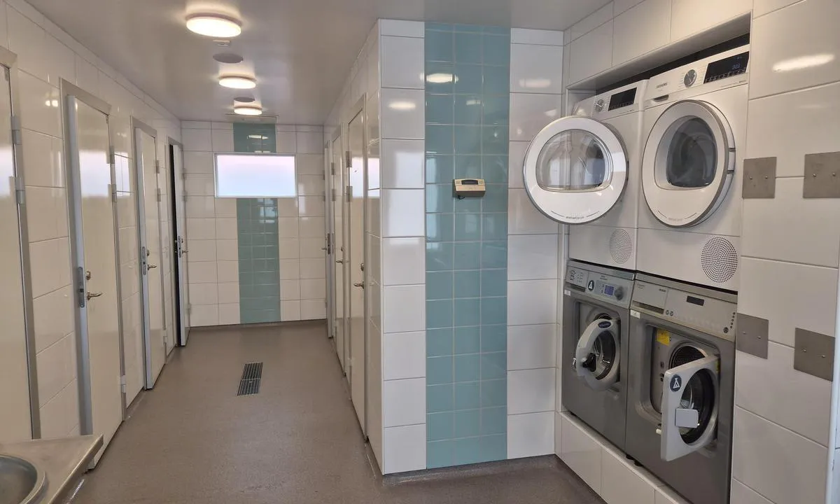 Kungshamn Gästhamn: {"base": "no", "no": "Flotte fasiliteter. Bruk av vaskemaskin og t\u00f8rketrommel inkludert i havneavgift.", "se": "Flotta faciliteter. Anv\u00e4ndning av tv\u00e4ttmaskin och torktumlare ing\u00e5r i hamnavgiften.", "en": "Great facilities. Use of washing machine and dryer included in the harbor fee.", "da": "Flotte faciliteter. Brug af vaskemaskine og t\u00f8rretumbler inkluderet i havneafgift.", "fr": "Excellentes installations. L'utilisation de la machine \u00e0 laver et du s\u00e8che-linge est incluse dans les frais de port.", "de": "Tolle Einrichtungen. Nutzung von Waschmaschine und Trockner in der Hafengeb\u00fchr inbegriffen.", "es": "Excelentes instalaciones. El uso de la lavadora y la secadora est\u00e1 incluido en la tarifa del puerto.", "it": "Strutture eccellenti. L'uso della lavatrice e dell'asciugatrice \u00e8 incluso nella tariffa del porto.", "pt": "Instala\u00e7\u00f5es excelentes. Uso de m\u00e1quina de lavar e secadora inclu\u00eddo na taxa do porto.", "nl": "Uitstekende faciliteiten. Gebruik van wasmachine en droger inbegrepen in de havenvergoeding.", "pl": "\u015awietne udogodnienia. Korzystanie z pralki i suszarki wliczone w op\u0142at\u0119 portow\u0105.", "uk": "\u0427\u0443\u0434\u043e\u0432\u0456 \u0437\u0440\u0443\u0447\u043d\u043e\u0441\u0442\u0456. \u0412\u0438\u043a\u043e\u0440\u0438\u0441\u0442\u0430\u043d\u043d\u044f \u043f\u0440\u0430\u043b\u044c\u043d\u043e\u0457 \u043c\u0430\u0448\u0438\u043d\u0438 \u0442\u0430 \u0441\u0443\u0448\u0430\u0440\u043a\u0438 \u0432\u043a\u043b\u044e\u0447\u0435\u043d\u043e \u0443 \u0432\u0430\u0440\u0442\u0456\u0441\u0442\u044c \u043f\u043e\u0440\u0442\u043e\u0432\u043e\u0433\u043e \u0437\u0431\u043e\u0440\u0443.", "ro": "Facilit\u0103\u021bi deosebite. Folosirea ma\u0219inii de sp\u0103lat \u0219i a usc\u0103torului de rufe este inclus\u0103 \u00een taxa portuar\u0103.", "tr": "Harika tesisler. Liman \u00fccretine \u00e7ama\u015f\u0131r makinesi ve kurutma makinesi kullan\u0131m\u0131 dahildir.", "el": "\u0395\u03be\u03b1\u03b9\u03c1\u03b5\u03c4\u03b9\u03ba\u03ad\u03c2 \u03b5\u03b3\u03ba\u03b1\u03c4\u03b1\u03c3\u03c4\u03ac\u03c3\u03b5\u03b9\u03c2. \u0397 \u03c7\u03c1\u03ae\u03c3\u03b7 \u03c0\u03bb\u03c5\u03bd\u03c4\u03b7\u03c1\u03af\u03bf\u03c5 \u03ba\u03b1\u03b9 \u03c3\u03c4\u03b5\u03b3\u03bd\u03c9\u03c4\u03b7\u03c1\u03af\u03bf\u03c5 \u03c0\u03b5\u03c1\u03b9\u03bb\u03b1\u03bc\u03b2\u03ac\u03bd\u03b5\u03c4\u03b1\u03b9 \u03c3\u03c4\u03bf \u03bb\u03b9\u03bc\u03b5\u03bd\u03b9\u03ba\u03cc \u03c4\u03ad\u03bb\u03bf\u03c2.", "cs": "Skv\u011bl\u00e9 vybaven\u00ed. Pou\u017eit\u00ed pra\u010dky a su\u0161i\u010dky je zahrnuto v p\u0159\u00edstavn\u00edm poplatku.", "hu": "Sz\u00e9p l\u00e9tes\u00edtm\u00e9nyek. A mos\u00f3g\u00e9p \u00e9s a sz\u00e1r\u00edt\u00f3g\u00e9p haszn\u00e1lata benne van a kik\u00f6t\u0151i d\u00edjban.", "fi": "Upeat palvelut. Pesukoneen ja kuivausrummun k\u00e4ytt\u00f6 sis\u00e4ltyy satamamaksuun.", "bg": "\u041f\u0440\u0435\u043a\u0440\u0430\u0441\u043d\u0438 \u0443\u0434\u043e\u0431\u0441\u0442\u0432\u0430. \u041f\u0440\u0430\u043d\u0435 \u0438 \u0441\u0443\u0448\u0435\u043d\u0435 \u0441\u0430 \u0432\u043a\u043b\u044e\u0447\u0435\u043d\u0438 \u0432 \u043f\u0440\u0438\u0441\u0442\u0430\u043d\u0438\u0449\u043d\u0430\u0442\u0430 \u0442\u0430\u043a\u0441\u0430.", "sr": "Odli\u010dni sadr\u017eaji. Kori\u0161\u0107enje ve\u0161 ma\u0161ine i su\u0161ilice uklju\u010deno u lukarinu.", "et": "Suurep\u00e4rased mugavused. Pesumasina ja kuivati kasutamine sisalduvad sadamamaksus.", "lv": "Lieliskas iesp\u0113jas. Ve\u013cas mazg\u0101jam\u0101s ma\u0161\u012bnas un \u017e\u0101v\u0113t\u0101ja izmanto\u0161ana iek\u013cauta ostas nodev\u0101s.", "lt": "Puikios patalpos. Skalbimo ma\u0161inos ir d\u017eiovykl\u0117s naudojimas \u012fskai\u010diuotas \u012f uosto mokest\u012f."}
