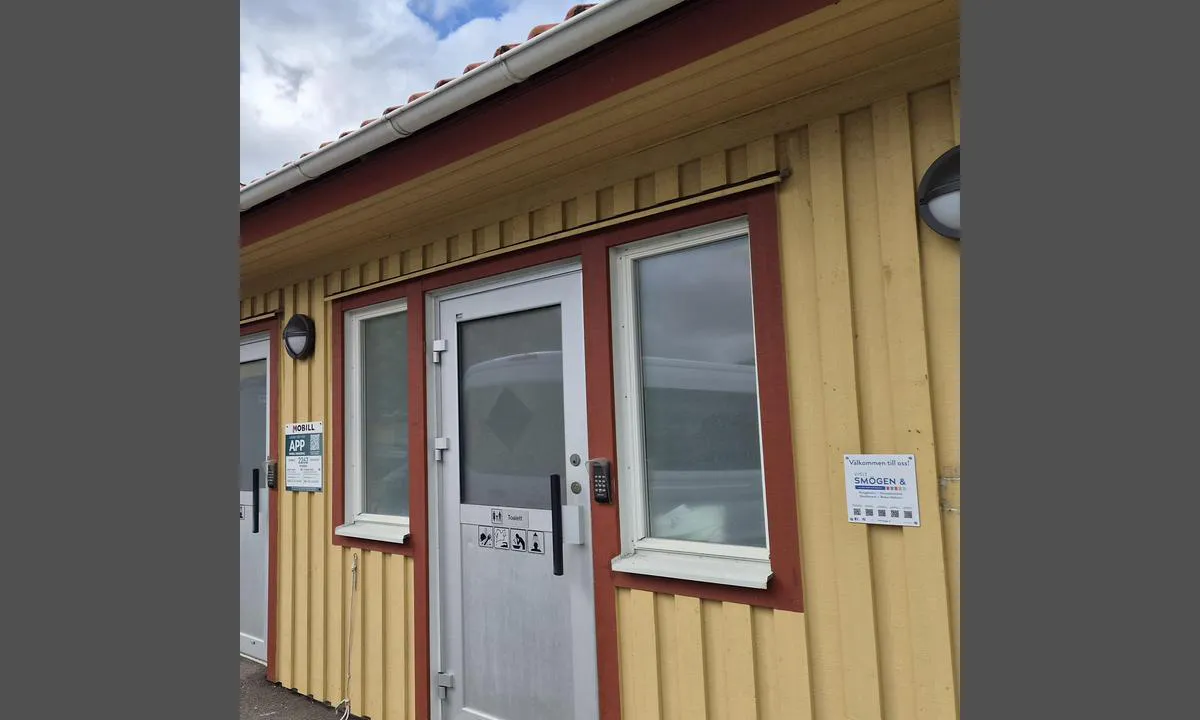 Kungshamn Gästhamn: {"base": "no", "no": "Dusj, toalett og klesvask 2 minutt gange fra havn.", "se": "Dusch, toalett och tv\u00e4ttm\u00f6jligheter 2 minuter g\u00e5ngavst\u00e5nd fr\u00e5n hamnen.", "en": "Shower, toilet, and laundry facilities 2-minute walk from the harbor.", "da": "Brusebad, toilet og t\u00f8jvask 2 minutters gang fra havnen.", "fr": "Douche, toilettes et lessive \u00e0 2 minutes de marche du port.", "de": "Duschen, Toiletten und W\u00e4sche 2 Minuten Fu\u00dfweg vom Hafen.", "es": "Ducha, aseos y lavander\u00eda a 2 minutos a pie desde el puerto.", "it": "Doccia, servizi igienici e lavanderia a 2 minuti a piedi dal porto.", "pt": "Duche, banheiro e lavanderia a 2 minutos a p\u00e9 do porto.", "nl": "Douche, toilet en wasfaciliteiten 2 minuten lopen van de haven.", "pl": "Prysznice, toalety i pranie 2 minuty spacerem od portu.", "uk": "\u0414\u0443\u0448, \u0442\u0443\u0430\u043b\u0435\u0442 \u0456 \u043f\u0440\u0430\u043d\u043d\u044f \u043e\u0434\u044f\u0433\u0443 2 \u0445\u0432\u0438\u043b\u0438\u043d\u0438 \u0445\u043e\u0434\u044c\u0431\u0438 \u0432\u0456\u0434 \u0433\u0430\u0432\u0430\u043d\u0456.", "ro": "Du\u0219uri, toalete \u0219i sp\u0103l\u0103torie la 2 minute de mers pe jos de port.", "tr": "Du\u015f, tuvalet ve \u00e7ama\u015f\u0131r y\u0131kama 2 dakika y\u00fcr\u00fcme mesafesinde.", "el": "\u039d\u03c4\u03bf\u03c5\u03c2, \u03c4\u03bf\u03c5\u03b1\u03bb\u03ad\u03c4\u03b5\u03c2 \u03ba\u03b1\u03b9 \u03c0\u03bb\u03c5\u03bd\u03c4\u03ae\u03c1\u03b9\u03bf \u03c1\u03bf\u03cd\u03c7\u03c9\u03bd 2 \u03bb\u03b5\u03c0\u03c4\u03ac \u03bc\u03b5 \u03c4\u03b1 \u03c0\u03cc\u03b4\u03b9\u03b1 \u03b1\u03c0\u03cc \u03c4\u03bf \u03bb\u03b9\u03bc\u03ac\u03bd\u03b9.", "cs": "Sprchy, toalety a pran\u00ed pr\u00e1dla 2 minuty ch\u016fze od p\u0159\u00edstavu.", "hu": "Zuhanyz\u00f3, WC \u00e9s mosodai szolg\u00e1ltat\u00e1s 2 perc s\u00e9t\u00e1ra a kik\u00f6t\u0151t\u0151l.", "fi": "Suihku, wc ja pyykinpesu 2 minuutin k\u00e4velymatkan p\u00e4\u00e4ss\u00e4 satamasta.", "bg": "\u0414\u0443\u0448, \u0442\u043e\u0430\u043b\u0435\u0442\u043d\u0430 \u0438 \u043f\u0435\u0440\u0430\u043b\u043d\u044f \u043d\u0430 2 \u043c\u0438\u043d\u0443\u0442\u0438 \u043f\u0435\u0448\u0430 \u043e\u0442 \u043f\u0440\u0438\u0441\u0442\u0430\u043d\u0438\u0449\u0435\u0442\u043e.", "sr": "Tu\u0161, toalet i pranje ve\u0161a 2 minuta hoda od luke.", "et": "Du\u0161\u0161, tualett ja pesupesemine 2 minuti jalutusk\u00e4igu kaugusel sadamast.", "lv": "Du\u0161a, tualete un ve\u013cas mazg\u0101tava 2 min\u016b\u0161u g\u0101jien\u0101 no ostas.", "lt": "Du\u0161as, tualetas ir skalbimas drabu\u017ei\u0173 2 minut\u0117s p\u0117s\u010diomis nuo uosto."}