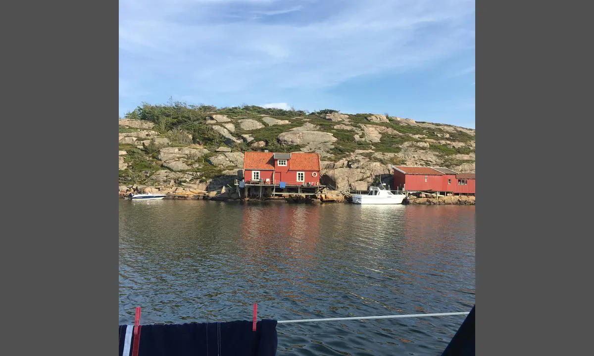 Kuvauen: Gamle fiskerier langs land.