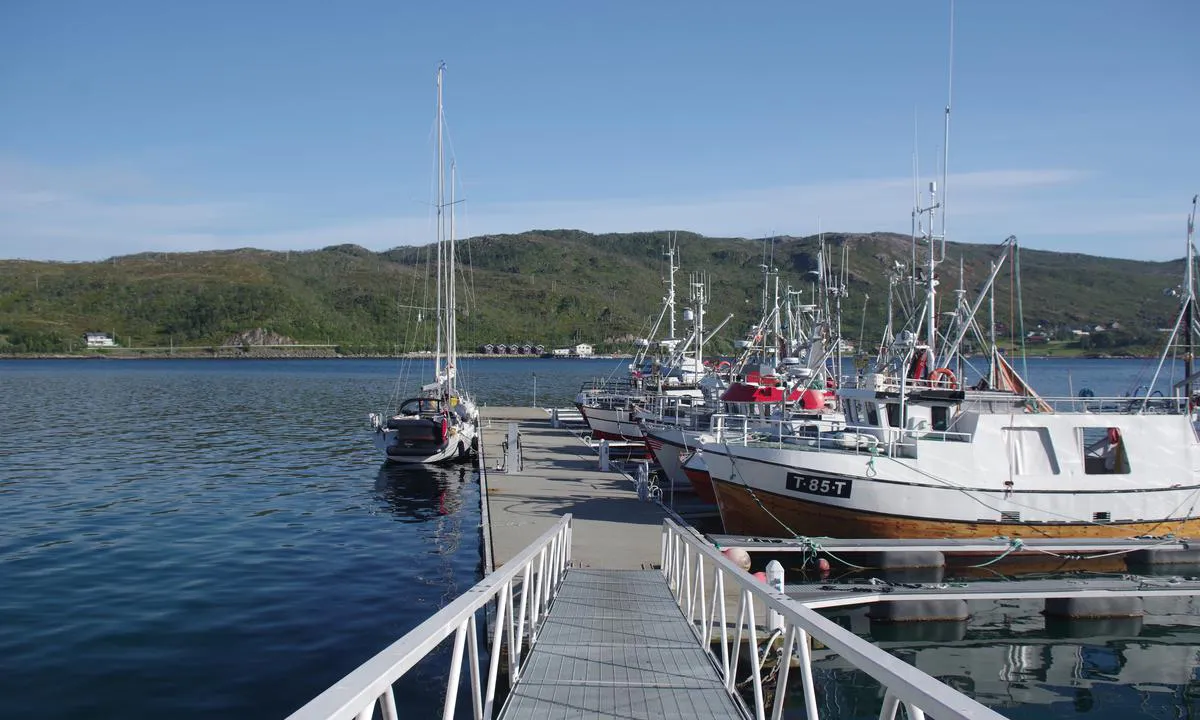 Kvaløyvågen: Gjesteplasser longside på utsiden av ytterste flytekai.