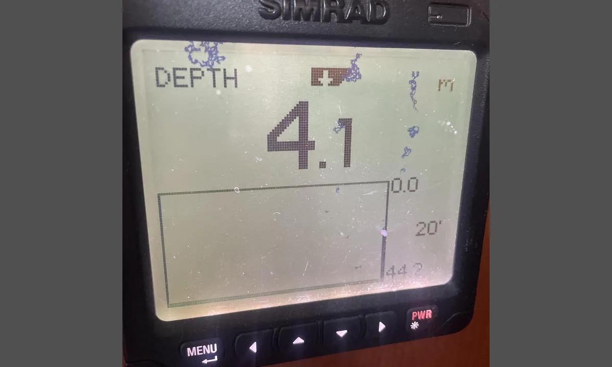 Kvalstad - Svanøy: {"base": "en", "no": "Ved lavvann, ytterst p\u00e5 flytebryggen.", "se": "Vid l\u00e5gvatten, vid pontonens yttersta \u00e4nde.", "en": "At low tide, at the extremity of the pontoon.", "da": "Ved lavvande, for enden af \u200b\u200bpontonen.", "fr": "\u00c0 mar\u00e9e basse, \u00e0 l'extr\u00e9mit\u00e9 du ponton.", "de": "Bei Ebbe, am \u00e4u\u00dfersten Ende des Pontons.", "es": "En bajamar, en la extremidad del pont\u00f3n.", "it": "Con la bassa marea, all'estremit\u00e0 del pontile.", "pt": "Na mar\u00e9 baixa, na extremidade do pont\u00e3o.", "nl": "Bij laag water, aan het uiteinde van de ponton.", "pl": "Przy niskim stanie wody, na ko\u0144cu p\u0142ywaj\u0105cego pomostu.", "uk": "\u041f\u0456\u0434 \u0447\u0430\u0441 \u0432\u0456\u0434\u043f\u043b\u0438\u0432\u0443 \u043d\u0430 \u043a\u0440\u0430\u0439\u043d\u0456\u0439 \u0442\u043e\u0447\u0446\u0456 \u043f\u043e\u043d\u0442\u043e\u043d\u0443.", "ro": "La maree joas\u0103, la extremitatea pontonului.", "tr": "Gelgit \u00e7ekildi\u011finde, iskele ucunda.", "el": "\u0391\u03c4\u03ac \u03c0\u03c4\u03ce\u03c3\u03b7 \u03c4\u03b7\u03c2 \u03c0\u03b1\u03bb\u03af\u03c1\u03c1\u03bf\u03b9\u03b1\u03c2, \u03c3\u03c4\u03bf \u03ac\u03ba\u03c1\u03bf \u03c4\u03b7\u03c2 \u03c0\u03c1\u03bf\u03b2\u03bb\u03ae\u03c4\u03b1\u03c2.", "cs": "Za odlivu, na konci pontonu.", "hu": "Ap\u00e1lykor, a m\u00f3l\u00f3 v\u00e9g\u00e9n\u00e9l.", "fi": "Matalanveden aikana, ponttonin \u00e4\u00e4rip\u00e4\u00e4ss\u00e4.", "bg": "\u041f\u0440\u0438 \u043e\u0442\u043b\u0438\u0432, \u043d\u0430 \u043a\u0440\u0430\u044f \u043d\u0430 \u043f\u043e\u043d\u0442\u043e\u043d\u0430.", "sr": "Za vreme oseke, na kraju pontona.", "et": "Madalvee ajal, parda \u00e4\u00e4re juures.", "lv": "Zem\u0101 paisuma laik\u0101, pie piest\u0101tnes gal\u0113j\u0101s malas.", "lt": "Esant \u017eemam potvyniui, prie pontono galo."}