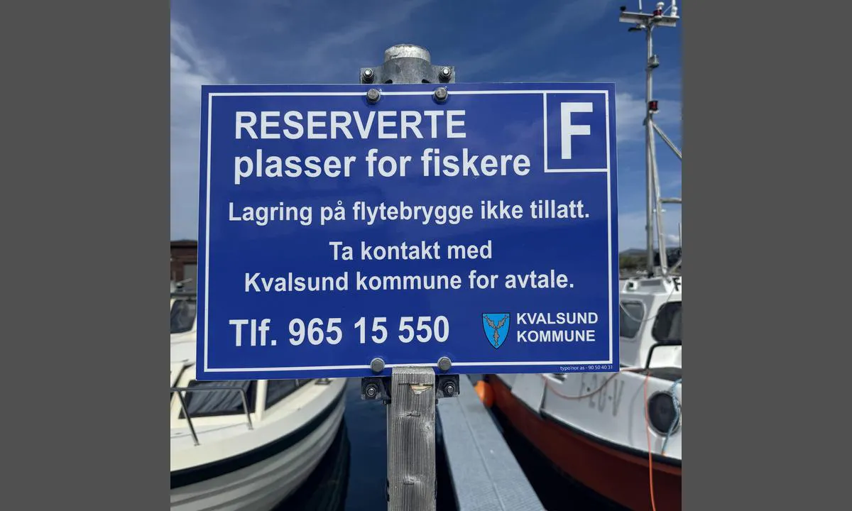 {"base": "no", "no": "Det st\u00e5r et eldre skilt fra Kvalsund kommune. Kvalsund kommune er blitt del av Hammerfest kommune. Det er flere ledig plasser men ingen henvisninger til bes\u00f8kende. Det er derimot mulig \u00e5 betale for havneplass og str\u00f8m via nettstedet powerpay. QR kode p\u00e5 str\u00f8m bokser.", "se": "Det finns en \u00e4ldre skylt fr\u00e5n Kvalsund kommun. Kvalsund kommun har blivit en del av Hammerfest kommun. Det finns flera lediga platser men inga h\u00e4nvisningar till bes\u00f6kare. Det \u00e4r dock m\u00f6jligt att betala f\u00f6r hamnplats och el via webbplatsen powerpay. QR-kod p\u00e5 elk\u00e5por.", "en": "There is an older sign from Kvalsund municipality. Kvalsund municipality has become part of Hammerfest municipality. There are several available spots but no directions for visitors. However, it is possible to pay for mooring and electricity via the website PowerPay. QR code on the power boxes.", "da": "Der st\u00e5r et \u00e6ldre skilt fra Kvalsund kommune. Kvalsund kommune er blevet en del af Hammerfest kommune. Der er flere ledige pladser, men ingen henvisninger til bes\u00f8gende. Det er dog muligt at betale for havneplads og str\u00f8m via hjemmesiden powerpay. QR kode p\u00e5 str\u00f8mbokse.", "fr": "Il y a un ancien panneau de la municipalit\u00e9 de Kvalsund. La municipalit\u00e9 de Kvalsund a \u00e9t\u00e9 int\u00e9gr\u00e9e \u00e0 la municipalit\u00e9 de Hammerfest. Il y a plusieurs places disponibles mais aucune indication pour les visiteurs. Cependant, il est possible de payer pour une place de port et pour l'\u00e9lectricit\u00e9 via le site powerpay. Code QR sur les bo\u00eetes \u00e9lectriques.", "de": "Es steht ein \u00e4lteres Schild von der Gemeinde Kvalsund. Die Gemeinde Kvalsund ist Teil der Gemeinde Hammerfest geworden. Es gibt mehrere freie Pl\u00e4tze, jedoch keine Anweisungen f\u00fcr Besucher. Es ist jedoch m\u00f6glich, f\u00fcr Hafengeb\u00fchren und Strom \u00fcber die Website Powerpay zu bezahlen. QR-Code auf den Stromk\u00e4sten.", "es": "Hay un cartel antiguo del municipio de Kvalsund. El municipio de Kvalsund se ha convertido en parte del municipio de Hammerfest. Hay varios lugares disponibles pero ninguna se\u00f1alizaci\u00f3n para visitantes. Sin embargo, es posible pagar por el amarre y la electricidad a trav\u00e9s del sitio web Powerpay. C\u00f3digo QR en las cajas de electricidad.", "it": "C'\u00e8 un vecchio cartello del comune di Kvalsund. Il comune di Kvalsund \u00e8 diventato parte del comune di Hammerfest. Ci sono diversi posti liberi ma nessuna indicazione per i visitatori. Tuttavia, \u00e8 possibile pagare per il posto barca e l'elettricit\u00e0 tramite il sito web Powerpay. Codice QR sulle scatole elettriche.", "pt": "Existe uma placa antiga da comuna de Kvalsund. A comuna de Kvalsund tornou-se parte da comuna de Hammerfest. H\u00e1 v\u00e1rias vagas dispon\u00edveis, mas nenhuma indica\u00e7\u00e3o para visitantes. No entanto, \u00e9 poss\u00edvel pagar pela vaga no porto e eletricidade atrav\u00e9s do site Powerpay. C\u00f3digo QR nas caixas de eletricidade.", "nl": "Er staat een ouder bord van de gemeente Kvalsund. De gemeente Kvalsund is nu onderdeel van de gemeente Hammerfest. Er zijn verschillende vrije plaatsen, maar geen aanwijzingen voor bezoekers. Het is echter mogelijk om te betalen voor een ligplaats en stroom via de website Powerpay. QR-code op de stroomkasten.", "pl": "Jest tam starszy znak z gminy Kvalsund. Gmina Kvalsund zosta\u0142a cz\u0119\u015bci\u0105 gminy Hammerfest. Jest wiele wolnych miejsc, ale brak wskaz\u00f3wek dla odwiedzaj\u0105cych. Jednak\u017ce istnieje mo\u017cliwo\u015b\u0107 zap\u0142aty za miejsce w porcie i pr\u0105d poprzez stron\u0119 internetow\u0105 Powerpay. Kod QR na skrzynkach elektrycznych.", "uk": "\u0421\u0442\u043e\u0457\u0442\u044c \u0441\u0442\u0430\u0440\u0438\u0439 \u0437\u043d\u0430\u043a \u0432\u0456\u0434 \u043a\u043e\u043c\u0443\u043d\u0438 \u041a\u0432\u0430\u043b\u0441\u0443\u043d\u0434. \u041a\u043e\u043c\u0443\u043d\u0430 \u041a\u0432\u0430\u043b\u0441\u0443\u043d\u0434 \u0441\u0442\u0430\u043b\u0430 \u0447\u0430\u0441\u0442\u0438\u043d\u043e\u044e \u043a\u043e\u043c\u0443\u043d\u0438 \u0413\u0430\u043c\u043c\u0435\u0440\u0444\u0435\u0441\u0442. \u0404 \u043a\u0456\u043b\u044c\u043a\u0430 \u0432\u0456\u043b\u044c\u043d\u0438\u0445 \u043c\u0456\u0441\u0446\u044c, \u0430\u043b\u0435 \u043d\u0435\u043c\u0430\u0454 \u0432\u043a\u0430\u0437\u0456\u0432\u043e\u043a \u0434\u043b\u044f \u0432\u0456\u0434\u0432\u0456\u0434\u0443\u0432\u0430\u0447\u0456\u0432. \u041f\u0440\u043e\u0442\u0435 \u043c\u043e\u0436\u043d\u0430 \u0441\u043f\u043b\u0430\u0442\u0438\u0442\u0438 \u0437\u0430 \u043f\u0440\u0438\u0447\u0430\u043b\u044c\u043d\u0435 \u043c\u0456\u0441\u0446\u0435 \u0442\u0430 \u0435\u043b\u0435\u043a\u0442\u0440\u0438\u043a\u0443 \u0447\u0435\u0440\u0435\u0437 \u0441\u0430\u0439\u0442 powerpay. QR-\u043a\u043e\u0434 \u043d\u0430 \u0435\u043b\u0435\u043a\u0442\u0440\u0438\u0447\u043d\u0438\u0445 \u043a\u043e\u0440\u043e\u0431\u043a\u0430\u0445.", "ro": "Exist\u0103 un semn vechi de la comuna Kvalsund. Comuna Kvalsund a devenit parte a comunei Hammerfest. Sunt mai multe locuri libere, dar nu exist\u0103 indica\u021bii pentru vizitatori. Totu\u0219i, este posibil s\u0103 pl\u0103te\u0219ti pentru locul din port \u0219i pentru electricitate prin site-ul powerpay. Cod QR pe cutiile de electricitate.", "tr": "Kvalsund belediyesinden kalma eski bir tabela var. Kvalsund belediyesi Hammerfest belediyesinin bir par\u00e7as\u0131 oldu. Bo\u015f yerler var, ancak ziyaret\u00e7iler i\u00e7in y\u00f6nlendirmeler yok. Bununla birlikte, liman ve elektrik i\u00e7in powerpay web sitesi \u00fczerinden \u00f6deme yapmak m\u00fcmk\u00fcnd\u00fcr. Elektrik kutular\u0131nda QR kodu bulunmaktad\u0131r.", "el": "\u03a5\u03c0\u03ac\u03c1\u03c7\u03b5\u03b9 \u03bc\u03b9\u03b1 \u03c0\u03b1\u03bb\u03b1\u03b9\u03cc\u03c4\u03b5\u03c1\u03b7 \u03c0\u03b9\u03bd\u03b1\u03ba\u03af\u03b4\u03b1 \u03b1\u03c0\u03cc \u03c4\u03bf\u03bd \u03b4\u03ae\u03bc\u03bf Kvalsund. \u039f \u03b4\u03ae\u03bc\u03bf\u03c2 Kvalsund \u03ad\u03c7\u03b5\u03b9 \u03b3\u03af\u03bd\u03b5\u03b9 \u03bc\u03ad\u03c1\u03bf\u03c2 \u03c4\u03bf\u03c5 \u03b4\u03ae\u03bc\u03bf\u03c5 Hammerfest. \u03a5\u03c0\u03ac\u03c1\u03c7\u03bf\u03c5\u03bd \u03c0\u03bf\u03bb\u03bb\u03ad\u03c2 \u03b4\u03b9\u03b1\u03b8\u03ad\u03c3\u03b9\u03bc\u03b5\u03c2 \u03b8\u03ad\u03c3\u03b5\u03b9\u03c2, \u03b1\u03bb\u03bb\u03ac \u03b4\u03b5\u03bd \u03c5\u03c0\u03ac\u03c1\u03c7\u03bf\u03c5\u03bd \u03b1\u03bd\u03b1\u03c6\u03bf\u03c1\u03ad\u03c2 \u03b3\u03b9\u03b1 \u03b5\u03c0\u03b9\u03c3\u03ba\u03ad\u03c0\u03c4\u03b5\u03c2. \u03a9\u03c3\u03c4\u03cc\u03c3\u03bf, \u03b5\u03af\u03bd\u03b1\u03b9 \u03b4\u03c5\u03bd\u03b1\u03c4\u03cc \u03bd\u03b1 \u03c0\u03bb\u03b7\u03c1\u03ce\u03c3\u03b5\u03c4\u03b5 \u03b3\u03b9\u03b1 \u03b8\u03ad\u03c3\u03b7 \u03c3\u03c4\u03bf \u03bb\u03b9\u03bc\u03ac\u03bd\u03b9 \u03ba\u03b1\u03b9 \u03c1\u03b5\u03cd\u03bc\u03b1 \u03bc\u03ad\u03c3\u03c9 \u03c4\u03b7\u03c2 \u03b9\u03c3\u03c4\u03bf\u03c3\u03b5\u03bb\u03af\u03b4\u03b1\u03c2 powerpay. \u039a\u03c9\u03b4\u03b9\u03ba\u03cc\u03c2 QR \u03c3\u03c4\u03b9\u03c2 \u03b7\u03bb\u03b5\u03ba\u03c4\u03c1\u03b9\u03ba\u03ad\u03c2 \u03ba\u03b1\u03c3\u03b5\u03c4\u03af\u03bd\u03b5\u03c2.", "cs": "Na m\u00edst\u011b je star\u0161\u00ed zna\u010dka od obce Kvalsund. Obec Kvalsund se stala sou\u010d\u00e1st\u00ed obce Hammerfest. Je tam n\u011bkolik voln\u00fdch m\u00edst, ale nejsou \u017e\u00e1dn\u00e9 odkazy pro n\u00e1v\u0161t\u011bvn\u00edky. Je v\u0161ak mo\u017en\u00e9 zaplatit za p\u0159\u00edstavn\u00ed m\u00edsto a elekt\u0159inu prost\u0159ednictv\u00edm webu powerpay. QR k\u00f3d na elektrick\u00fdch sk\u0159\u00ed\u0148k\u00e1ch.", "hu": "Van egy r\u00e9gi t\u00e1bla Kvalsund k\u00f6zs\u00e9gb\u0151l. Kvalsund k\u00f6zs\u00e9g Hammerfest k\u00f6zs\u00e9g r\u00e9sze lett. T\u00f6bb szabad hely van, de nincsenek utal\u00e1sok a l\u00e1togat\u00f3k sz\u00e1m\u00e1ra. Azonban lehet\u0151s\u00e9g van a kik\u00f6t\u0151hely \u00e9s az \u00e1ram d\u00edj\u00e1nak kifizet\u00e9s\u00e9re a powerpay webhelyen kereszt\u00fcl. QR k\u00f3dok tal\u00e1lhat\u00f3k az \u00e1ramdobozokon.", "fi": "Satamassa on vanhempi Kvalsundin kunnan kyltti. Kvalsundin kunta on liitetty osaksi Hammerfestin kuntaa. Vapaita paikkoja on useita, mutta ei ohjeita vierailijoille. Satamapaikan ja s\u00e4hk\u00f6n maksaminen on kuitenkin mahdollista Powerpay-verkkosivuston kautta. QR-koodi on s\u00e4hk\u00f6kaapeissa.", "bg": "\u0418\u043c\u0430 \u043f\u043e-\u0441\u0442\u0430\u0440 \u0437\u043d\u0430\u043a \u043e\u0442 \u043e\u0431\u0449\u0438\u043d\u0430 \u041a\u0432\u0430\u043b\u0441\u0443\u043d\u0434. \u041e\u0431\u0449\u0438\u043d\u0430 \u041a\u0432\u0430\u043b\u0441\u0443\u043d\u0434 \u0441\u0442\u0430\u043d\u0430 \u0447\u0430\u0441\u0442 \u043e\u0442 \u043e\u0431\u0449\u0438\u043d\u0430 \u0425\u0430\u043c\u0435\u0440\u0444\u0435\u0441\u0442. \u0418\u043c\u0430 \u043d\u044f\u043a\u043e\u043b\u043a\u043e \u0441\u0432\u043e\u0431\u043e\u0434\u043d\u0438 \u043c\u0435\u0441\u0442\u0430, \u043d\u043e \u043d\u044f\u043c\u0430 \u0443\u043a\u0430\u0437\u0430\u043d\u0438\u044f \u0437\u0430 \u043f\u043e\u0441\u0435\u0442\u0438\u0442\u0435\u043b\u0438\u0442\u0435. \u0412\u0441\u0435 \u043f\u0430\u043a \u0435 \u0432\u044a\u0437\u043c\u043e\u0436\u043d\u043e \u0434\u0430 \u043f\u043b\u0430\u0442\u0438\u0442\u0435 \u0437\u0430 \u043f\u0440\u0438\u0441\u0442\u0430\u043d\u0438\u0449\u043d\u043e \u043c\u044f\u0441\u0442\u043e \u0438 \u0442\u043e\u043a \u0447\u0440\u0435\u0437 \u0441\u0430\u0439\u0442\u0430 powerpay. QR \u043a\u043e\u0434 \u043d\u0430 \u043a\u0443\u0442\u0438\u0438\u0442\u0435 \u0437\u0430 \u0442\u043e\u043a.", "sr": "Postoji stari znak iz op\u0161tine Kvalsund. Op\u0161tina Kvalsund je postala deo op\u0161tine Hammerfest. Ima vi\u0161e slobodnih mesta, ali nema smernica za posetioce. Me\u0111utim, mogu\u0107e je platiti za mesto u luci i struju putem sajta powerpay. QR kod na kutijama za struju.", "et": "Seal on vana m\u00e4rk Kvalsundi omavalitsusest. Kvalsundi omavalitsus on muutunud Hammerfesti omavalitsuse osaks. Saadaval on mitu vaba kohta, kuid pole mingeid juhiseid k\u00fclastajatele. Siiski on v\u00f5imalik sadamakohta ja elektrit maksta Powerpay veebilehe kaudu. QR kood elektrikarbidel.", "lv": "Ir veca z\u012bme no Kvalsundas pa\u0161vald\u012bbas. Kvalsundas pa\u0161vald\u012bba ir k\u013cuvusi par Hammerfestas pa\u0161vald\u012bbas da\u013cu. Ir pieejamas vair\u0101kas br\u012bvas vietas, bet nav nor\u0101\u017eu apmekl\u0113t\u0101jiem. Tom\u0113r ir iesp\u0113jams samaks\u0101t par piest\u0101tnes vietu un elektr\u012bbu, izmantojot t\u012bmek\u013ca vietni powerpay. QR kods uz elektr\u012bbas kast\u0113m.", "lt": "<p>Yra senas \u017eenklas i\u0161 Kvalsundo savivaldyb\u0117s. Kvalsundo savivaldyb\u0117 tapo Hammerfesto savivaldyb\u0117s dalimi. Yra kelios laisvos vietos, bet n\u0117ra nurodym\u0173 lankytojams. Ta\u010diau yra galimyb\u0117 susimok\u0117ti u\u017e uosto viet\u0105 ir elektr\u0105 per svetain\u0119 Powerpay. QR kodas yra ant elektros d\u0117\u017ei\u0173.</p>"}