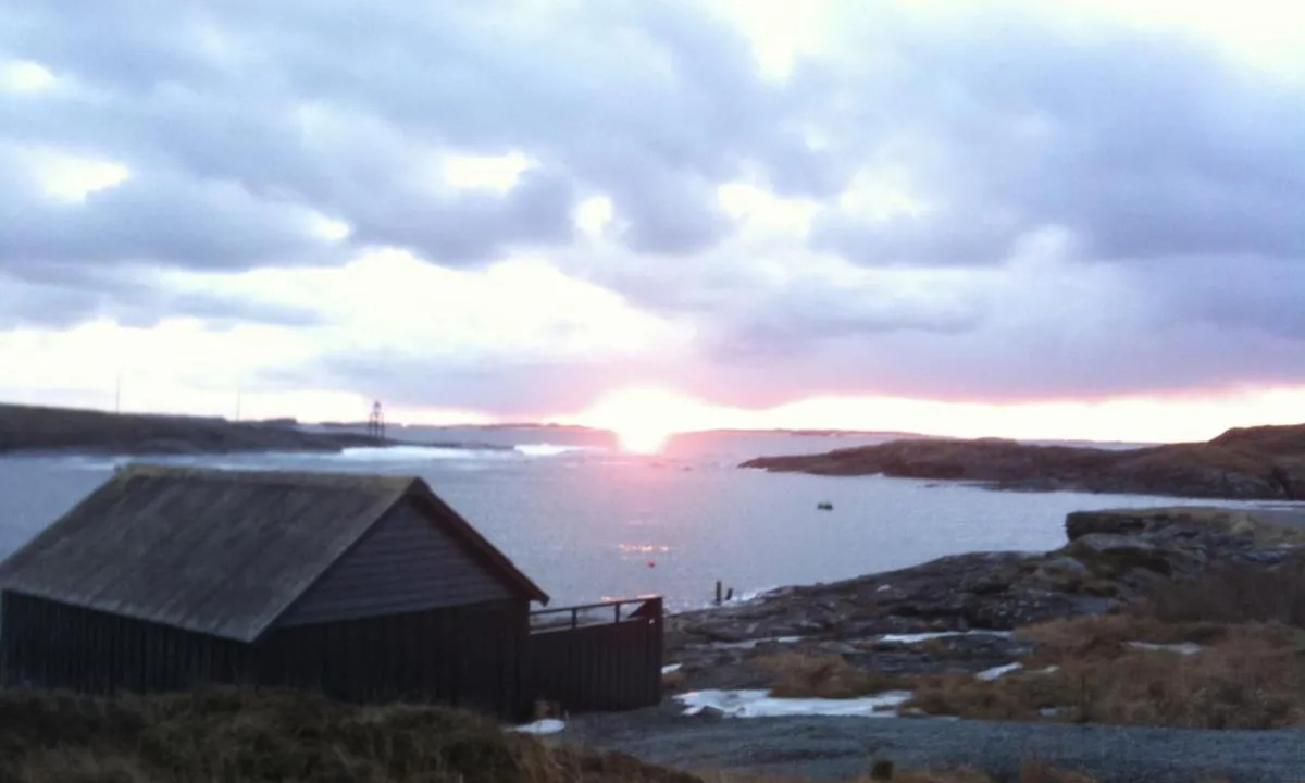 Kvalsvik - Haugesund: {"base": "no", "no": "Sikt fra nord mot syd-vest", "se": "Sikt fr\u00e5n norr mot sydv\u00e4st", "en": "View from north to south-west", "da": "Udsigt fra nord mod syd-vest"}