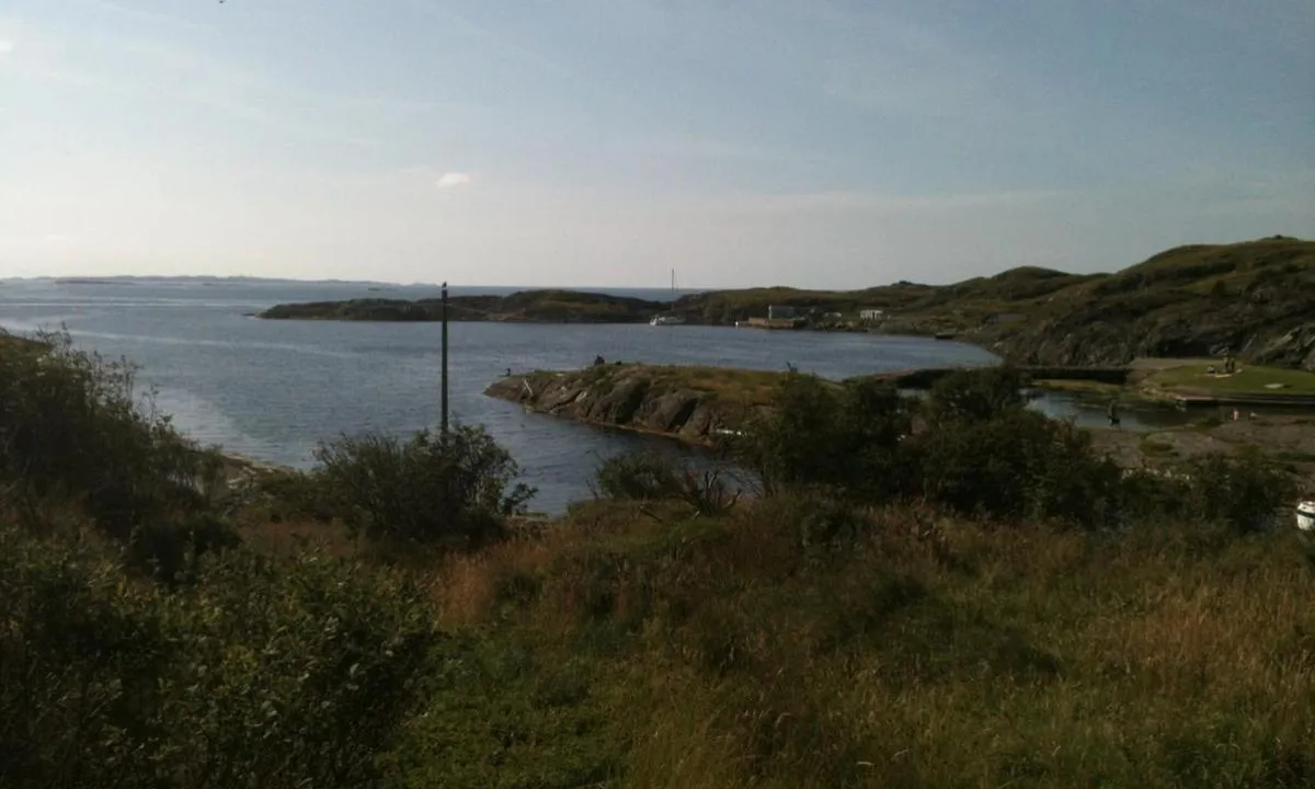 Kvalsvik - Haugesund: {"base": "no", "no": "Utsikt vestover", "se": "Utsikt v\u00e4sterut", "en": "View westward", "da": "Udsigt vestover"}