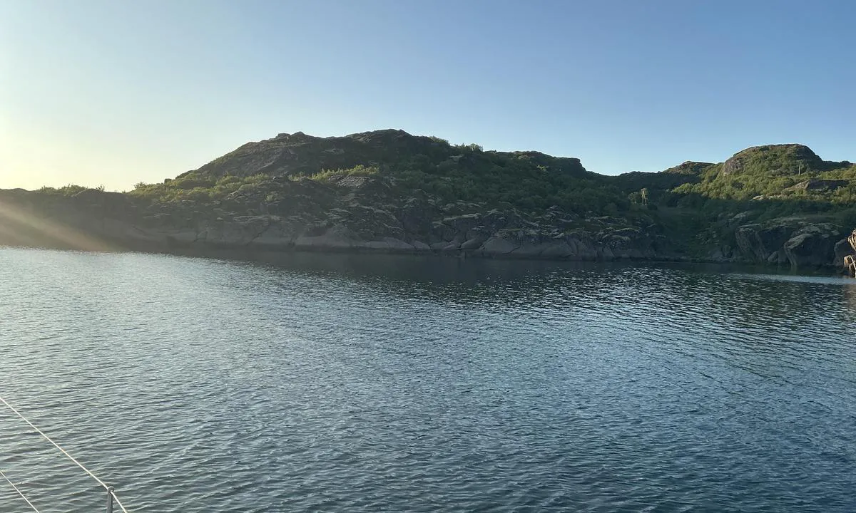 Kvalvika: {"base": "no", "no": "Bilde tatt mot nord", "se": "Bild tagen mot norr", "en": "Picture taken towards north", "da": "Billede taget mod nord", "fr": "Image prise vers le nord", "de": "Bild nach Norden aufgenommen", "es": "Imagen tomada hacia el norte", "it": "Immagine scattata verso nord", "pt": "Imagem tirada para o norte", "nl": "Afbeelding genomen richting het noorden", "pl": "Zdj\u0119cie zrobione w kierunku p\u00f3\u0142nocnym", "uk": "\u0417\u043e\u0431\u0440\u0430\u0436\u0435\u043d\u043d\u044f, \u044f\u043a\u0435 \u0437\u0440\u043e\u0431\u043b\u0435\u043d\u043e \u0443 \u043d\u0430\u043f\u0440\u044f\u043c\u043a\u0443 \u043d\u0430 \u043f\u0456\u0432\u043d\u0456\u0447", "ro": "Imagine realizat\u0103 spre nord", "tr": "Kuzeye do\u011fru \u00e7ekilmi\u015f g\u00f6r\u00fcnt\u00fc", "el": "\u0395\u03b9\u03ba\u03cc\u03bd\u03b1 \u03c4\u03c1\u03b1\u03b2\u03b7\u03b3\u03bc\u03ad\u03bd\u03b7 \u03c0\u03c1\u03bf\u03c2 \u03c4\u03bf \u03b2\u03bf\u03c1\u03c1\u03ac", "cs": "Obr\u00e1zek po\u0159\u00edzen\u00fd sm\u011brem na sever", "hu": "K\u00e9p \u00e9szak fel\u00e9", "fi": "Kuva otettu pohjoiseen", "bg": "\u0421\u043d\u0438\u043c\u043a\u0430 \u043d\u0430\u043f\u0440\u0430\u0432\u0435\u043d\u0430 \u043d\u0430 \u0441\u0435\u0432\u0435\u0440", "sr": "Slika snimljena prema severu", "et": "Pilt p\u00f5hja suunas", "lv": "Att\u0113ls uz\u0146emts zieme\u013cu virzien\u0101", "lt": "Nuotrauka padaryta \u012f \u0161iaur\u0119"}
