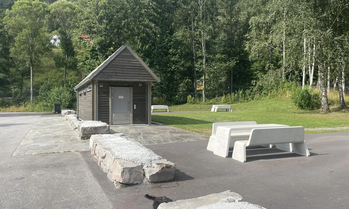 Kvamsøya: {"base": "en", "no": "Toalett og bak det avfallscontainere", "se": "Toalett och bakom den avfallsbeh\u00e5llare", "en": "Toilet and behind it waste containers", "da": "Toilet og bagved affaldscontainere", "fr": "Toilettes et derri\u00e8re elles des conteneurs \u00e0 d\u00e9chets", "de": "Toilette und dahinter M\u00fcllcontainer", "es": "Aseo y detr\u00e1s de \u00e9l contenedores de basura", "it": "Toilette e dietro di essa contenitori per rifiuti", "pt": "Sanit\u00e1rio e atr\u00e1s dele, recipientes de res\u00edduos", "nl": "Toilet en daarachter afvalcontainers", "pl": "Toaleta i za ni\u0105 kontenery na odpady", "uk": "\u0422\u0443\u0430\u043b\u0435\u0442 \u0456 \u043f\u043e\u0437\u0430\u0434\u0443 \u043d\u044c\u043e\u0433\u043e \u043a\u043e\u043d\u0442\u0435\u0439\u043d\u0435\u0440\u0438 \u0434\u043b\u044f \u0432\u0456\u0434\u0445\u043e\u0434\u0456\u0432", "ro": "Toalet\u0103 \u0219i \u00een spatele ei containere de de\u0219euri", "tr": "Tuvalet ve arkas\u0131nda at\u0131k konteynerleri", "el": "\u03a4\u03bf\u03c5\u03b1\u03bb\u03ad\u03c4\u03b1 \u03ba\u03b1\u03b9 \u03c0\u03af\u03c3\u03c9 \u03b1\u03c0\u03cc \u03b1\u03c5\u03c4\u03ae\u03bd \u03bf\u03b9 \u03ba\u03ac\u03b4\u03bf\u03b9 \u03b1\u03c0\u03bf\u03c1\u03c1\u03b9\u03bc\u03ac\u03c4\u03c9\u03bd", "cs": "Toaleta a za n\u00ed odpadkov\u00e9 kontejnery", "hu": "Toalett \u00e9s m\u00f6g\u00f6tte hullad\u00e9ktart\u00e1lyok", "fi": "WC ja sen takana j\u00e4teastiat", "bg": "\u0422\u043e\u0430\u043b\u0435\u0442\u043d\u0430 \u0438 \u0437\u0430\u0434 \u043d\u0435\u044f \u043a\u043e\u043d\u0442\u0435\u0439\u043d\u0435\u0440\u0438 \u0437\u0430 \u043e\u0442\u043f\u0430\u0434\u044a\u0446\u0438", "sr": "Toalet i iza njega kontejneri za otpad", "et": "Tualett ja selle taga j\u00e4\u00e4tmekonteinerid", "lv": "Tualete un aiz t\u0101s atkritumu konteineri", "lt": "Tualetas ir u\u017e jo atliek\u0173 konteineriai"}