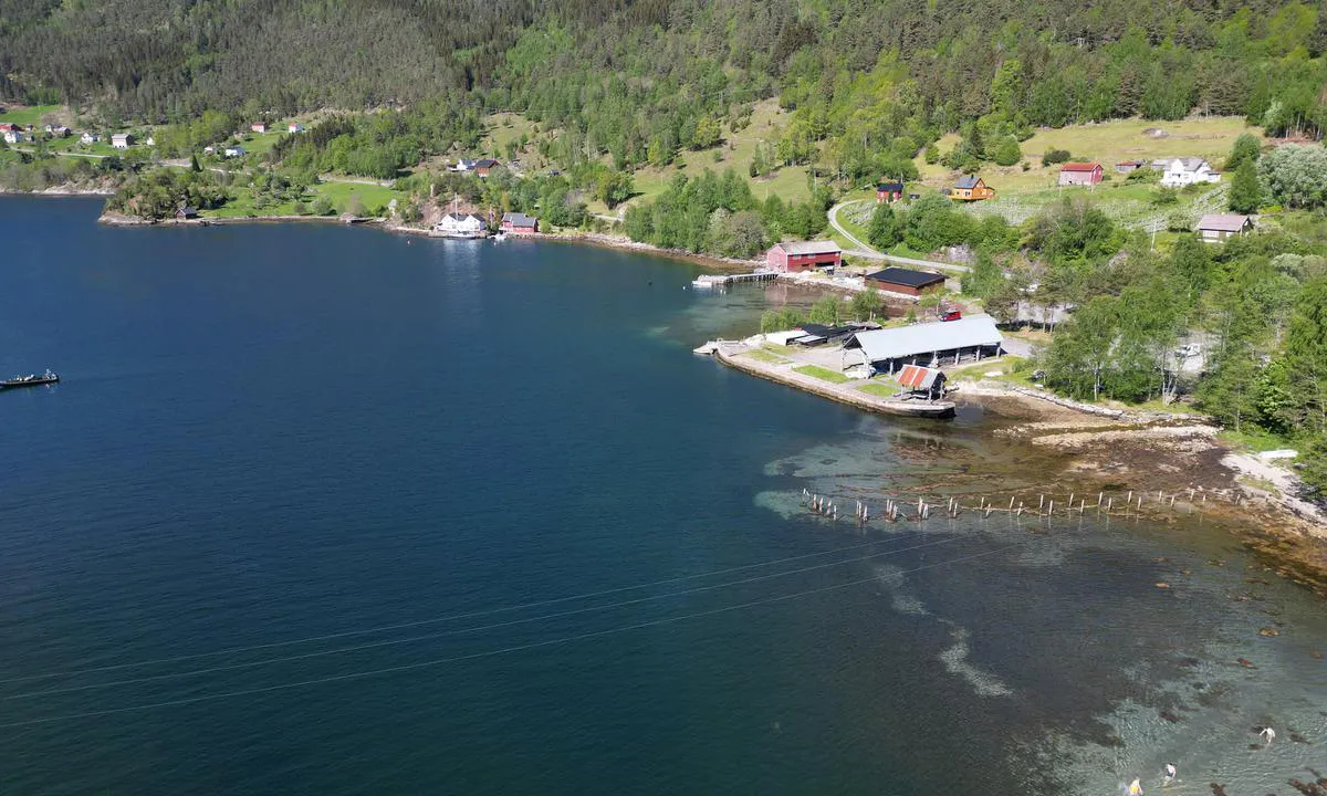 Kvamsøya: To the east is very shallow, and overhead cable 9 m