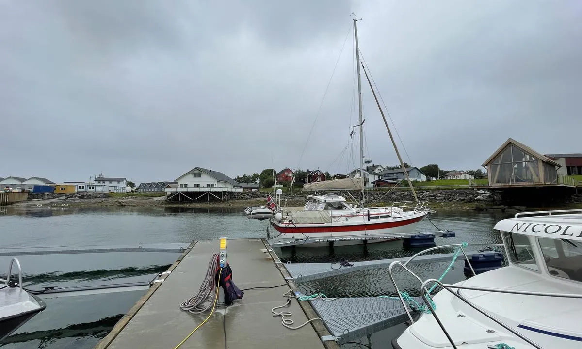 Kvarøy Marina: Longsideplasser langs utriggerne, samt en bås til venstre her