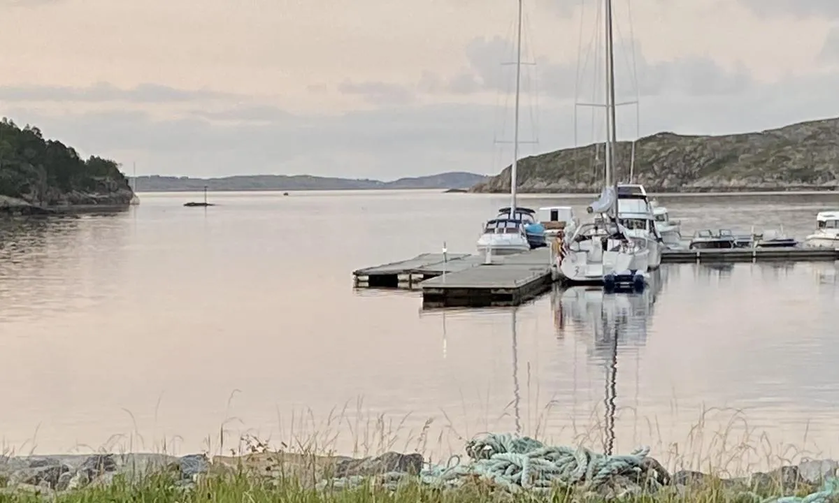 Kvenvær: Bildet av gjestebrygge og innseiling fra nord.