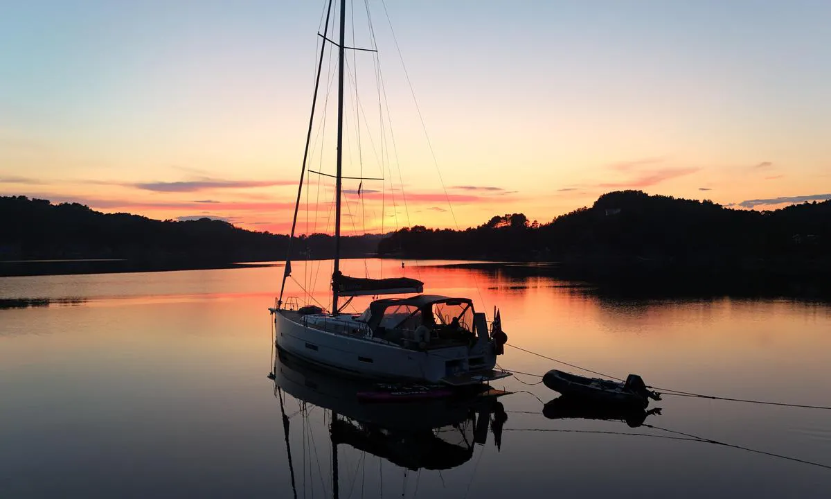 Kviteklubben, Søre Dåfjorden: {"base": "no", "no": "Nydelig kveld. Ligger p\u00e5 nordsiden av neset som nevnt her. 3 netter fullstendig alene. Godt ankerfeste.", "se": "Underbar kv\u00e4ll. Ligger p\u00e5 norra sidan av n\u00e4set som n\u00e4mnts h\u00e4r. 3 n\u00e4tter helt ensam. Bra ankarf\u00e4ste.", "en": "Beautiful evening. Lying on the north side of the headland as mentioned here. 3 nights completely alone. Good anchorage.", "da": "Nydelig aften. Ligger p\u00e5 nordsiden af n\u00e6sset som n\u00e6vnt her. 3 n\u00e6tter helt alene. Godt ankerfeste.", "fr": "Belle soir\u00e9e. Amarr\u00e9 sur le c\u00f4t\u00e9 nord de la pointe comme mentionn\u00e9 ici. 3 nuits compl\u00e8tement seul. Bonne tenue de l'ancre.", "de": "Wundersch\u00f6ner Abend. Liege auf der Nordseite der Landspitze, wie hier erw\u00e4hnt. 3 N\u00e4chte vollkommen allein. Guter Ankergrund.", "es": "Hermosa noche. Anclado en el lado norte del cabo como se menciona aqu\u00ed. 3 noches completamente solo. Buen agarre del ancla.", "it": "Serata incantevole. Situato sul lato nord del promontorio come menzionato qui. 3 notti completamente da solo. Buona presa dell'ancora.", "pt": "Lindo entardecer. Ancorado no lado norte do cabo como mencionado aqui. 3 noites completamente sozinho. Bom ancoradouro.", "nl": "Prachtige avond. Liggen aan de noordkant van de kaap zoals hier vermeld. 3 nachten helemaal alleen. Goede ankergrond.", "pl": "Pi\u0119kny wiecz\u00f3r. Le\u017cymy po p\u00f3\u0142nocnej stronie przesmyku, jak tu wspomniano. 3 noce ca\u0142kowicie sami. Dobre zakotwiczenie.", "uk": "\u0427\u0443\u0434\u043e\u0432\u0438\u0439 \u0432\u0435\u0447\u0456\u0440. \u0421\u0442\u043e\u0457\u043c\u043e \u043d\u0430 \u043f\u0456\u0432\u043d\u0456\u0447\u043d\u0456\u0439 \u0441\u0442\u043e\u0440\u043e\u043d\u0456 \u043c\u0438\u0441\u0443, \u044f\u043a \u0437\u0430\u0437\u043d\u0430\u0447\u0435\u043d\u043e \u0442\u0443\u0442. 3 \u043d\u043e\u0447\u0456 \u043f\u043e\u0432\u043d\u0456\u0441\u0442\u044e \u043d\u0430 \u0441\u0430\u043c\u043e\u0442\u0456. \u0414\u043e\u0431\u0440\u0430 \u044f\u043a\u043e\u0440\u043d\u0430 \u0441\u0442\u043e\u044f\u043d\u043a\u0430.", "ro": "Sear\u0103 minunat\u0103. Ancorat pe partea de nord a promontoriului men\u021bionat aici. 3 nop\u021bi complet singur. Ancorare bun\u0103.", "tr": "G\u00fczel ak\u015fam. Burada belirtilen burunun kuzey taraf\u0131nda bulunuyoruz. 3 gece tamamen yaln\u0131z. \u0130yi demirleme.", "el": "\u03a5\u03c0\u03ad\u03c1\u03bf\u03c7\u03bf \u03b2\u03c1\u03ac\u03b4\u03c5. \u0392\u03c1\u03af\u03c3\u03ba\u03bf\u03bc\u03b1\u03b9 \u03c3\u03c4\u03b7\u03bd \u03b2\u03cc\u03c1\u03b5\u03b9\u03b1 \u03c0\u03bb\u03b5\u03c5\u03c1\u03ac \u03c4\u03bf\u03c5 \u03b1\u03ba\u03c1\u03c9\u03c4\u03b7\u03c1\u03af\u03bf\u03c5 \u03cc\u03c0\u03c9\u03c2 \u03b1\u03bd\u03b1\u03c6\u03ad\u03c1\u03b5\u03c4\u03b1\u03b9 \u03b5\u03b4\u03ce. 3 \u03bd\u03cd\u03c7\u03c4\u03b5\u03c2 \u03b5\u03bd\u03c4\u03b5\u03bb\u03ce\u03c2 \u03bc\u03cc\u03bd\u03bf\u03c2. \u039a\u03b1\u03bb\u03ae \u03b1\u03b3\u03ba\u03c5\u03c1\u03bf\u03b2\u03cc\u03bb\u03b7\u03c3\u03b7.", "cs": "N\u00e1dhern\u00fd ve\u010der. Le\u017e\u00edme na severn\u00ed stran\u011b v\u00fdb\u011b\u017eku, jak bylo zm\u00edn\u011bno zde. 3 noci \u00fapln\u011b sami. Dobr\u00e9 kotvi\u0161t\u011b.", "hu": "Gy\u00f6ny\u00f6r\u0171 este. Az eml\u00edtett f\u00f6ldnyelv \u00e9szaki oldal\u00e1n feksz\u00fcnk. Teljesen egyed\u00fcl 3 \u00e9jszak\u00e1ra. J\u00f3 horgonyfog\u00e1s.", "fi": "Ihana ilta. Sijaitsee niemen pohjoispuolella, kuten t\u00e4\u00e4ll\u00e4 mainittiin. 3 y\u00f6t\u00e4 t\u00e4ysin yksin. Hyv\u00e4 ankkuripaikka.", "bg": "\u041a\u0440\u0430\u0441\u0438\u0432 \u0432\u0435\u0447\u0435\u0440. \u041d\u0430\u043c\u0438\u0440\u0430 \u0441\u0435 \u043d\u0430 \u0441\u0435\u0432\u0435\u0440\u043d\u0430\u0442\u0430 \u0441\u0442\u0440\u0430\u043d\u0430 \u043d\u0430 \u043d\u043e\u0441\u0430, \u043a\u0430\u043a\u0442\u043e \u0435 \u0441\u043f\u043e\u043c\u0435\u043d\u0430\u0442\u043e \u0442\u0443\u043a. 3 \u043d\u043e\u0449\u0438 \u043d\u0430\u043f\u044a\u043b\u043d\u043e \u0441\u0430\u043c. \u0414\u043e\u0431\u0440\u043e \u0437\u0430\u043a\u0440\u0435\u043f\u0432\u0430\u043d\u0435 \u043d\u0430 \u043a\u043e\u0442\u0432\u0430\u0442\u0430.", "sr": "Divno ve\u010de. Le\u017eimo na severnoj strani rta kao \u0161to je ovde pomenuto. 3 no\u0107i potpuno sami. Dobro sidri\u0161te.", "et": "Ilus \u00f5htu. Oleme kai p\u00f5hjak\u00fcljel, nagu siin mainitud. 3 \u00f6\u00f6d t\u00e4iesti \u00fcksi. Hea ankrukoht.", "lv": "Skaista vakar\u0101. Atrodos zemesraga zieme\u013cu pus\u0113, k\u0101 teikts \u0161eit. 3 naktis piln\u012bgi viens. Laba enkura tur\u0113\u0161ana.", "lt": "Nuostabus vakaras. Gulime \u0161iaurin\u0117je i\u0161ky\u0161ulio pus\u0117je, kaip \u010dia min\u0117ta. 3 naktys visi\u0161kai vieni. Gera inkaravimo vieta."}