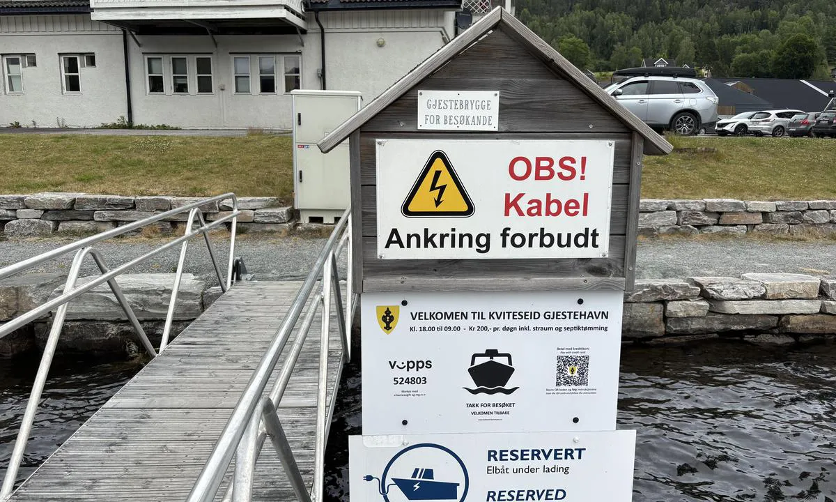 Kviteseid Gjestebrygge: {"base": "no", "no": "Enkel betaling med Vipps. Egen ladestasjon for elb\u00e5t.", "se": "Enkel betalning med Swish. Egen laddstation f\u00f6r elb\u00e5t.", "en": "Easy payment with Vipps. Dedicated charging station for electric boats.", "da": "Enkel betaling med MobilePay. Egen ladestation til elb\u00e5d.", "fr": "Paiement facile avec Vipps. Station de recharge d\u00e9di\u00e9e pour bateau \u00e9lectrique.", "de": "Einfache Bezahlung mit Vipps. Eigene Ladestation f\u00fcr Elektroboote.", "es": "Pago sencillo con Vipps. Estaci\u00f3n de carga propia para barco el\u00e9ctrico.", "it": "Pagamento semplice con Vipps. Stazione di ricarica per barche elettriche.", "pt": "Pagamento f\u00e1cil com Vipps. Esta\u00e7\u00e3o de carregamento pr\u00f3pria para barco el\u00e9trico.", "nl": "Eenvoudige betaling met Vipps. Eigen oplaadstation voor elektrische boten.", "pl": "\u0141atwe p\u0142atno\u015bci za pomoc\u0105 Vipps. W\u0142asna stacja \u0142adowania dla \u0142odzi elektrycznych.", "uk": "\u041f\u0440\u043e\u0441\u0442\u0438\u0439 \u0441\u043f\u043e\u0441\u0456\u0431 \u043e\u043f\u043b\u0430\u0442\u0438 \u0447\u0435\u0440\u0435\u0437 Vipps. \u0412\u043b\u0430\u0441\u043d\u0430 \u0437\u0430\u0440\u044f\u0434\u043d\u0430 \u0441\u0442\u0430\u043d\u0446\u0456\u044f \u0434\u043b\u044f \u0435\u043b\u0435\u043a\u0442\u0440\u0438\u0447\u043d\u0438\u0445 \u043a\u0430\u0442\u0435\u0440\u0456\u0432.", "ro": "Plat\u0103 u\u0219oar\u0103 cu Vipps. Sta\u021bie de \u00eenc\u0103rcare pentru b\u0103rci electrice.", "tr": "Vipps ile kolay \u00f6deme. Elektrikli tekne i\u00e7in \u00f6zel \u015farj istasyonu.", "el": "\u0395\u03cd\u03ba\u03bf\u03bb\u03b7 \u03c0\u03bb\u03b7\u03c1\u03c9\u03bc\u03ae \u03bc\u03b5 Vipps. \u0399\u03b4\u03b9\u03c9\u03c4\u03b9\u03ba\u03cc\u03c2 \u03c3\u03c4\u03b1\u03b8\u03bc\u03cc\u03c2 \u03c6\u03cc\u03c1\u03c4\u03b9\u03c3\u03b7\u03c2 \u03b3\u03b9\u03b1 \u03b7\u03bb\u03b5\u03ba\u03c4\u03c1\u03b9\u03ba\u03ad\u03c2 \u03b2\u03ac\u03c1\u03ba\u03b5\u03c2.", "cs": "Snadn\u00e1 platba pomoc\u00ed Vipps. Vlastn\u00ed nab\u00edjec\u00ed stanice pro elektrick\u00e9 lod\u011b.", "hu": "Egyszer\u0171 fizet\u00e9s Vipps-szal. Saj\u00e1t t\u00f6lt\u0151\u00e1llom\u00e1s elektromos haj\u00f3k sz\u00e1m\u00e1ra.", "fi": "Helppo maksaminen Vippsill\u00e4. Oma latausasema s\u00e4hk\u00f6veneelle.", "bg": "\u041b\u0435\u0441\u043d\u043e \u043f\u043b\u0430\u0449\u0430\u043d\u0435 \u0441 Vipps. \u0421\u043e\u0431\u0441\u0442\u0432\u0435\u043d\u0430 \u0441\u0442\u0430\u043d\u0446\u0438\u044f \u0437\u0430 \u0437\u0430\u0440\u0435\u0436\u0434\u0430\u043d\u0435 \u043d\u0430 \u0435\u043b\u0435\u043a\u0442\u0440\u0438\u0447\u0435\u0441\u043a\u0438 \u043b\u043e\u0434\u043a\u0438.", "sr": "Jednostavno pla\u0107anje sa Vippsom. Posebna stanica za punjenje elektri\u010dnih \u010damaca.", "et": "Lihtne makse Vippsiga. Eraldi laadimisjaam elektripaadile.", "lv": "Vienk\u0101r\u0161a apmaksa ar Vipps. Pa\u0161am sava uzl\u0101des stacija elektromotorlaiv\u0101m.", "lt": "Paprastas mok\u0117jimas naudojant Vipps. Nuosava \u012fkrovimo stotis elektrin\u0117ms valtims."}