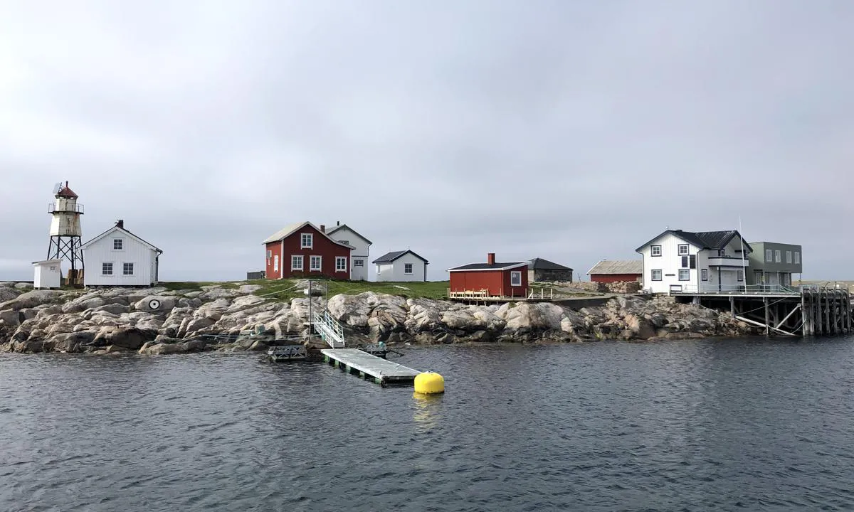 På Kya står det noen få hus og et lite fyr. Dette bildet er tatt fra havnebassenget øst på øya. I senter ser vi en flytebrygge, og litt lenger inn i havna (høyre på bildet) er det to kaier.