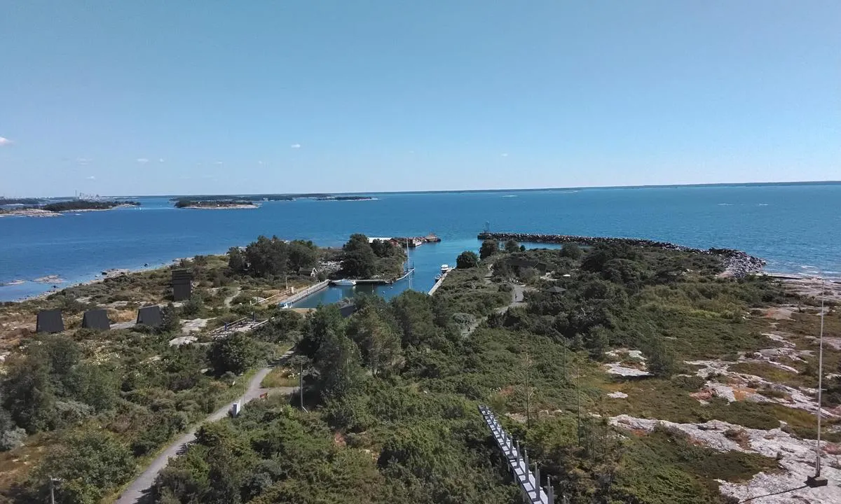 Kylmapihlaja: {"base": "en", "no": "Utsikt fra fyrt\u00e5rnet", "se": "Utsikt fr\u00e5n fyren", "en": "View from lighthouse", "da": "Udsigt fra fyrt\u00e5rnet", "fr": "Vue depuis le phare", "de": "Blick vom Leuchtturm", "es": "Vista desde el faro", "it": "Vista dal faro", "pt": "Vista do farol", "nl": "Uitzicht vanaf de vuurtoren", "pl": "Widok z latarni morskiej", "uk": "\u0412\u0438\u0434 \u0437 \u043c\u0430\u044f\u043a\u0430", "ro": "Vedere de la far", "tr": "Fenerden manzara", "el": "\u0398\u03ad\u03b1 \u03b1\u03c0\u03cc \u03c4\u03bf\u03bd \u03c6\u03ac\u03c1\u03bf", "cs": "V\u00fdhled z maj\u00e1ku", "hu": "Kil\u00e1t\u00e1s a vil\u00e1g\u00edt\u00f3toronyb\u00f3l", "fi": "N\u00e4kym\u00e4 majakasta", "bg": "\u0418\u0437\u0433\u043b\u0435\u0434 \u043e\u0442 \u0444\u0430\u0440\u0430", "sr": "Pogled sa svetionika", "et": "Vaade tuletornist", "lv": "Skats no b\u0101kas", "lt": "Vaizdas nuo \u0161vyturio"}