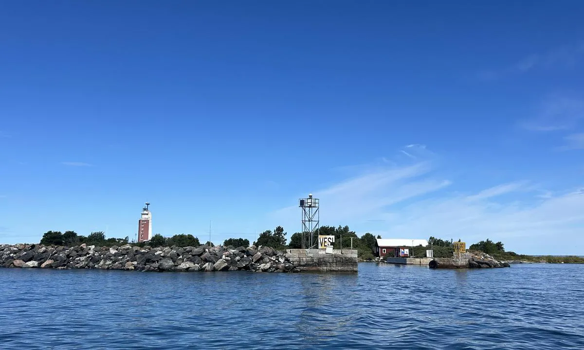 Kylmapihlaja: {"base": "en", "no": "Havnens innl\u00f8p", "se": "Hamninlopp", "en": "Harbour entrance", "da": "Havnens indl\u00f8b", "fr": "Entr\u00e9e du port", "de": "Hafeneinfahrt", "es": "Entrada del puerto", "it": "Ingresso del porto", "pt": "Entrada do porto", "nl": "Haveningang", "pl": "Wej\u015bcie do portu", "uk": "\u0412\u0445\u0456\u0434 \u0434\u043e \u0433\u0430\u0432\u0430\u043d\u0456", "ro": "Intrarea \u00een port", "tr": "Liman giri\u015fi", "el": "\u0395\u03af\u03c3\u03bf\u03b4\u03bf\u03c2 \u03bb\u03b9\u03bc\u03b1\u03bd\u03b9\u03bf\u03cd", "cs": "Vjezd do p\u0159\u00edstavu", "hu": "Kik\u00f6t\u0151 bej\u00e1rat", "fi": "Sataman sis\u00e4\u00e4nk\u00e4ynti", "bg": "\u0412\u0445\u043e\u0434 \u043d\u0430 \u043f\u0440\u0438\u0441\u0442\u0430\u043d\u0438\u0449\u0435\u0442\u043e", "sr": "Ulaz u luku", "et": "Sisses\u00f5it sadamasse", "lv": "Ostas ieeja", "lt": "Uosto \u012fplaukimas"}
