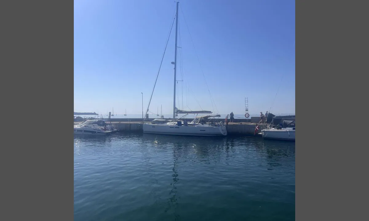 Kyrkbackens Hamn - Ven: {"base": "no", "no": "Vi la oss longside p\u00e5 brygga til styrbord n\u00e5r vi kom inn i havna", "se": "Vi lade oss l\u00e5ngsides vid bryggan till styrbord n\u00e4r vi kom in i hamnen", "en": "We moored alongside the dock to starboard when we entered the harbor.", "da": "Vi lagde os langskibs p\u00e5 kajen til styrbord, da vi kom ind i havnen", "fr": "Nous nous sommes amarr\u00e9s \u00e0 quai sur tribord en entrant dans le port", "de": "Wir legten uns l\u00e4ngsseits an den Steg an Steuerbord, als wir in den Hafen einliefen.", "es": "Nos atracamos al costado del muelle a estribor al entrar en el puerto", "it": "Ci siamo ormeggiati lungo il molo a dritta quando siamo entrati nel porto", "pt": "N\u00f3s atracamos ao lado do cais a estibordo quando entramos no porto", "nl": "We gingen langszij aan de stuurboord kant van de steiger toen we de haven binnenkwamen.", "pl": "Zacumowali\u015bmy si\u0119 wzd\u0142u\u017c kei po prawej burcie, gdy wp\u0142yn\u0119li\u015bmy do portu", "uk": "\u041c\u0438 \u0441\u0442\u0430\u043b\u0438 \u0431\u043e\u0440\u0442\u043e\u043c \u043f\u0440\u0430\u0432\u043e\u0440\u0443\u0447 \u0432\u0456\u0434 \u043f\u0440\u0438\u0447\u0430\u043b\u0443, \u043a\u043e\u043b\u0438 \u0432\u0432\u0456\u0439\u0448\u043b\u0438 \u0434\u043e \u0433\u0430\u0432\u0430\u043d\u0456", "ro": "Ne-am acost la cheiul din tribord c\u00e2nd am intrat \u00een port", "tr": "Limana girdi\u011fimizde iskelede sancak taraf\u0131na yana\u015ft\u0131k.", "el": "\u0394\u03ad\u03c3\u03b1\u03bc\u03b5 \u03c0\u03b1\u03c1\u03ac\u03bb\u03bb\u03b7\u03bb\u03b1 \u03c3\u03c4\u03b7\u03bd \u03b1\u03c0\u03bf\u03b2\u03ac\u03b8\u03c1\u03b1 \u03bc\u03b5 \u03c4\u03b7 \u03b4\u03b5\u03be\u03b9\u03ac \u03c0\u03bb\u03b5\u03c5\u03c1\u03ac \u03cc\u03c4\u03b1\u03bd \u03bc\u03c0\u03ae\u03ba\u03b1\u03bc\u03b5 \u03c3\u03c4\u03bf \u03bb\u03b9\u03bc\u03ac\u03bd\u03b9", "cs": "P\u0159ist\u00e1li jsme bokem u mola na pravoboku, kdy\u017e jsme p\u0159ijeli do p\u0159\u00edstavu.", "hu": "Kik\u00f6t\u0151be \u00e9rkez\u00e9skor a m\u00f3l\u00f3 jobb oldal\u00e1ra fek\u00fcdt\u00fcnk le.", "fi": "Kiinnitimme kylkilaitoihin satamalaiturille oikealle kun saavuimme satamaan", "bg": "\u041d\u0438\u0435 \u0441\u0435 \u0437\u0430\u043a\u043e\u0440\u043e\u0442\u0438\u0445\u043c\u0435 \u043d\u0430 \u043a\u0435\u044f \u0432\u0434\u044f\u0441\u043d\u043e \u043a\u043e\u0433\u0430\u0442\u043e \u0432\u043b\u044f\u0437\u043e\u0445\u043c\u0435 \u0432 \u043f\u0440\u0438\u0441\u0442\u0430\u043d\u0438\u0449\u0435\u0442\u043e", "sr": "Mi smo se privukli uz pristani\u0161te sa desne strane kada smo u\u0161li u luku", "et": "Me sildusime paremal kai \u00e4\u00e4res, kui sadamasse saabusime", "lv": "M\u0113s pieg\u0101j\u0101m gareniski pie piest\u0101tnes labaj\u0101 bort\u0101, kad ien\u0101c\u0101m ost\u0101.", "lt": "Mes pri\u0161vartavome de\u0161in\u0117je prieplaukos pus\u0117je, kai atvykome \u012f uost\u0105"}