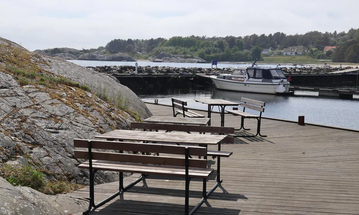 Kyrkosund: {"base": "no", "no": "Bryggene har flere bord og benker.", "se": "Bryggorna har flera bord och b\u00e4nkar.", "en": "The docks have several tables and benches.", "da": "Bryggerne har flere borde og b\u00e6nke.", "fr": "Les quais sont \u00e9quip\u00e9s de plusieurs tables et bancs.", "de": "Die Stege haben mehrere Tische und B\u00e4nke.", "es": "Los muelles tienen varias mesas y bancos.", "it": "I moli hanno diversi tavoli e panche.", "pt": "Os cais t\u00eam v\u00e1rias mesas e bancos.", "nl": "De steigers hebben meerdere tafels en banken.", "pl": "Prymki maj\u0105 kilka sto\u0142\u00f3w i \u0142awek.", "uk": "\u041f\u0440\u0438\u0447\u0430\u043b\u0438 \u043c\u0430\u044e\u0442\u044c \u0434\u0435\u043a\u0456\u043b\u044c\u043a\u0430 \u0441\u0442\u043e\u043b\u0456\u0432 \u0442\u0430 \u043b\u0430\u0432\u043e\u043a.", "ro": "Pontoanele au mai multe mese \u0219i b\u0103nci.", "tr": "\u0130skelelerde birka\u00e7 masa ve bank bulunmaktad\u0131r.", "el": "\u039f\u03b9 \u03c0\u03c1\u03bf\u03b2\u03bb\u03ae\u03c4\u03b5\u03c2 \u03ad\u03c7\u03bf\u03c5\u03bd \u03b1\u03c1\u03ba\u03b5\u03c4\u03ac \u03c4\u03c1\u03b1\u03c0\u03ad\u03b6\u03b9\u03b1 \u03ba\u03b1\u03b9 \u03c0\u03ac\u03b3\u03ba\u03bf\u03c5\u03c2.", "cs": "Na molech je n\u011bkolik stol\u016f a lavic.", "hu": "A m\u00f3l\u00f3kon t\u00f6bb asztal \u00e9s pad tal\u00e1lhat\u00f3.", "fi": "Laitureilla on useita p\u00f6yti\u00e4 ja penkkej\u00e4.", "bg": "\u041f\u0440\u0438\u0441\u0442\u0430\u043d\u0438\u0449\u0430\u0442\u0430 \u0438\u043c\u0430\u0442 \u043d\u044f\u043a\u043e\u043b\u043a\u043e \u043c\u0430\u0441\u0438 \u0438 \u043f\u0435\u0439\u043a\u0438.", "sr": "Pristani\u0161ta imaju nekoliko stolova i klupa.", "et": "Sillad on varustatud mitme laua ja pingiga.", "lv": "Piest\u0101tnes ir apr\u012bkotas ar vair\u0101kiem galdiem un soliem.", "lt": "Prieplaukose yra keli stalai ir suolai."}