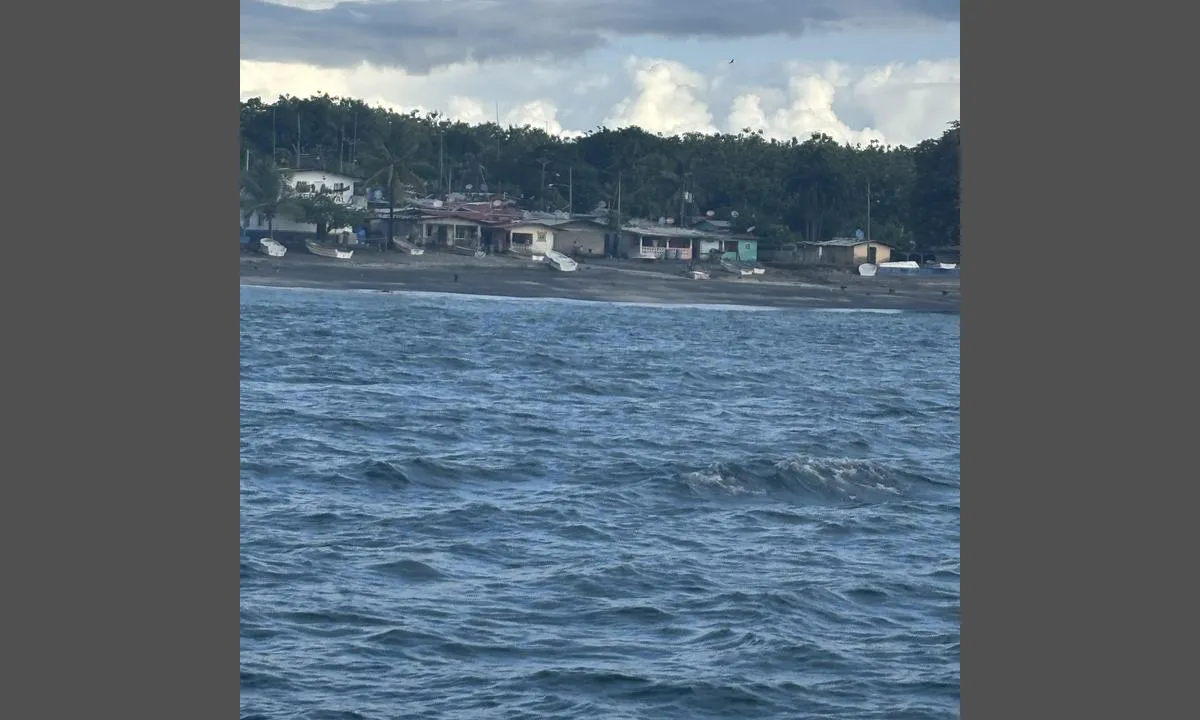 {"base": "no", "no": "3 bilder tatt fra b\u00e5ten som viser landsbyen", "se": "3 bilder tagna fr\u00e5n b\u00e5ten som visar byn", "en": "3 photos taken from the boat showing the village", "da": "3 billeder taget fra b\u00e5den som viser landsbyen", "fr": "3 photos prises depuis le bateau montrant le village", "de": "3 Bilder vom Boot aus aufgenommen, die das Dorf zeigen", "es": "3 im\u00e1genes tomadas desde el barco que muestran el pueblo", "it": "3 immagini scattate dalla barca che mostrano il villaggio", "pt": "3 fotos tiradas do barco que mostram a aldeia", "nl": "3 afbeeldingen genomen vanaf de boot die het dorp tonen", "pl": "3 zdj\u0119cia zrobione z \u0142odzi, kt\u00f3re pokazuj\u0105 wiosk\u0119", "uk": "3 \u0444\u043e\u0442\u043e\u0433\u0440\u0430\u0444\u0456\u0457, \u0437\u0440\u043e\u0431\u043b\u0435\u043d\u0456 \u0437 \u0447\u043e\u0432\u043d\u0430, \u044f\u043a\u0456 \u043f\u043e\u043a\u0430\u0437\u0443\u044e\u0442\u044c \u0441\u0435\u043b\u043e", "ro": "3 imagini luate din barc\u0103 care arat\u0103 satul", "tr": "Tekneden k\u00f6y\u00fc g\u00f6steren 3 resim", "el": "3 \u03b5\u03b9\u03ba\u03cc\u03bd\u03b5\u03c2 \u03c4\u03c1\u03b1\u03b2\u03b7\u03b3\u03bc\u03ad\u03bd\u03b5\u03c2 \u03b1\u03c0\u03cc \u03c4\u03bf \u03c3\u03ba\u03ac\u03c6\u03bf\u03c2 \u03c0\u03bf\u03c5 \u03b4\u03b5\u03af\u03c7\u03bd\u03bf\u03c5\u03bd \u03c4\u03bf \u03c7\u03c9\u03c1\u03b9\u03cc", "cs": "3 obr\u00e1zky po\u0159\u00edzen\u00e9 z lodi, kter\u00e9 ukazuj\u00ed vesnici", "hu": "3 k\u00e9p a haj\u00f3r\u00f3l \u00e9s a falur\u00f3l", "fi": "3 kuvaa, jotka on otettu veneest\u00e4 ja jotka n\u00e4ytt\u00e4v\u00e4t kyl\u00e4n", "bg": "3 \u0441\u043d\u0438\u043c\u043a\u0438, \u043d\u0430\u043f\u0440\u0430\u0432\u0435\u043d\u0438 \u043e\u0442 \u043b\u043e\u0434\u043a\u0430\u0442\u0430, \u043a\u043e\u0438\u0442\u043e \u043f\u043e\u043a\u0430\u0437\u0432\u0430\u0442 \u0441\u0435\u043b\u043e\u0442\u043e", "sr": "3 slike snimljene sa broda koje prikazuju selo", "et": "3 pilti paadilt, mis n\u00e4itavad k\u00fcla", "lv": "3 bildes, kas uz\u0146emtas no laivas, kur\u0101s redzams ciemats", "lt": "3 nuotraukos, darytos i\u0161 laivo, kuriose matomas kaimas"}