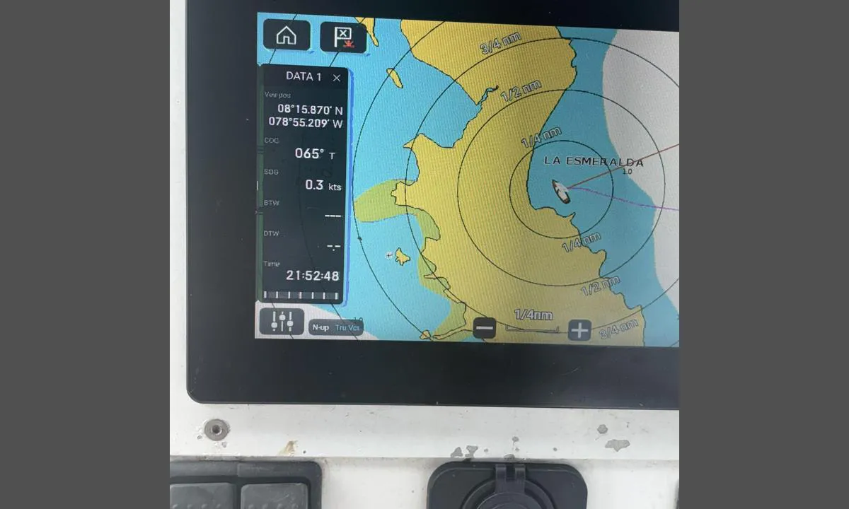 {"base": "no", "no": "Bilde fra kartplottet som viser posisjon og hvor vi ligger.", "se": "Bild fr\u00e5n kartplotter som visar position och var vi ligger.", "en": "<p>Image from the chart plotter showing position and where we are anchored.</p>", "da": "<p>Billede fra kortplotteren, der viser positionen og hvor vi ligger.</p>", "fr": "Image de la carte graphique montrant la position et o\u00f9 nous sommes situ\u00e9s.", "de": "Bild vom Kartenplotter, das die Position und unseren Liegeplatz zeigt.", "es": "Imagen del trazado del mapa que muestra la posici\u00f3n y d\u00f3nde estamos amarrados.", "it": "Immagine dal plotter della carta che mostra la posizione e dove siamo ancorati.", "pt": "Imagem do plotador de cartas que mostra a posi\u00e7\u00e3o e onde estamos ancorados.", "nl": "Afbeelding van de kaartplotter die de positie toont en waar we liggen.", "pl": "Zdj\u0119cie z plotera map pokazuj\u0105ce pozycj\u0119 i miejsce, w kt\u00f3rym si\u0119 znajdujemy.", "uk": "\u0417\u043e\u0431\u0440\u0430\u0436\u0435\u043d\u043d\u044f \u0437 \u043a\u0430\u0440\u0442\u043e\u0433\u0440\u0430\u0444\u0456\u0447\u043d\u043e\u0433\u043e \u043f\u043b\u043e\u0442\u0442\u0435\u0440\u0430, \u0449\u043e \u043f\u043e\u043a\u0430\u0437\u0443\u0454 \u043f\u043e\u0437\u0438\u0446\u0456\u044e \u0442\u0430 \u043d\u0430\u0448\u0435 \u043c\u0456\u0441\u0446\u0435 \u0440\u043e\u0437\u0442\u0430\u0448\u0443\u0432\u0430\u043d\u043d\u044f.", "ro": "Imagine de pe chartplotter care arat\u0103 pozi\u021bia \u0219i unde ne afl\u0103m.", "tr": "<img src='bilde_fra_kartplottet.jpg' alt='Harita \u00e7izelgesinden pozisyonu ve bulundu\u011fumuz yeri g\u00f6steren g\u00f6r\u00fcnt\u00fc.'>", "el": "\u0395\u03b9\u03ba\u03cc\u03bd\u03b1 \u03b1\u03c0\u03cc \u03c4\u03bf\u03bd \u03c7\u03ac\u03c1\u03c4\u03b7 \u03c0\u03bb\u03bf\u03ae\u03b3\u03b7\u03c3\u03b7\u03c2 \u03c0\u03bf\u03c5 \u03b4\u03b5\u03af\u03c7\u03bd\u03b5\u03b9 \u03c4\u03b7 \u03b8\u03ad\u03c3\u03b7 \u03ba\u03b1\u03b9 \u03c0\u03bf\u03cd \u03b2\u03c1\u03b9\u03c3\u03ba\u03cc\u03bc\u03b1\u03c3\u03c4\u03b5.", "cs": "Obr\u00e1zek z kartografick\u00e9ho plotru, kter\u00fd ukazuje polohu a m\u00edsto, kde kotv\u00edme.", "hu": "K\u00e9p a t\u00e9rk\u00e9pes plotterr\u0151l, amely megmutatja a poz\u00edci\u00f3t \u00e9s a hely\u00fcnket.", "fi": "<img src='kartplotteri.jpg' alt='Kuva karttaplotterista, joka n\u00e4ytt\u00e4\u00e4 sijainnin ja paikkamme.'>", "bg": "\u0421\u043d\u0438\u043c\u043a\u0430 \u043e\u0442 \u043a\u0430\u0440\u0442\u0430\u0442\u0430, \u043a\u043e\u044f\u0442\u043e \u043f\u043e\u043a\u0430\u0437\u0432\u0430 \u043f\u043e\u0437\u0438\u0446\u0438\u044f\u0442\u0430 \u0438 \u043a\u044a\u0434\u0435 \u0441\u043c\u0435 \u0440\u0430\u0437\u043f\u043e\u043b\u043e\u0436\u0435\u043d\u0438.", "sr": "\u0421\u043b\u0438\u043a\u0430 \u0441\u0430 \u043a\u0430\u0440\u0442\u0438\u0446\u0435 \u043a\u043e\u0458\u0430 \u043f\u0440\u0438\u043a\u0430\u0437\u0443\u0458\u0435 \u043f\u043e\u0437\u0438\u0446\u0438\u0458\u0443 \u0438 \u043c\u0435\u0441\u0442\u043e \u0433\u0434\u0435 \u0441\u0435 \u043d\u0430\u043b\u0430\u0437\u0438\u043c\u043e.", "et": "Pilt kaardiplotterist, mis n\u00e4itab asukohta ja kus me paikneme.", "lv": "Att\u0113ls no kartes ploter\u0113\u0161anas sist\u0113mas, kas par\u0101da poz\u012bciju un kur m\u0113s atrodamies.", "lt": "Vaizdas i\u0161 \u017eem\u0117lapio ploterio, kuris rodo pozicij\u0105 ir m\u016bs\u0173 buvimo viet\u0105."}