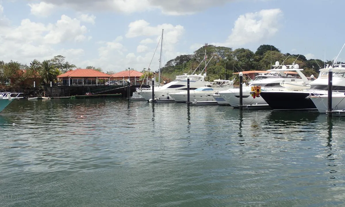 {"base": "no", "no": "Flytebrygger, gode fasiliteter.", "se": "Flytbryggor, bra faciliteter.", "en": "Floating docks, good facilities.", "da": "Flydebroer, gode faciliteter.", "fr": "Pontons flottants, bonnes installations.", "de": "Schwimmstege, gute Einrichtungen.", "es": "Pantalanes flotantes, buenas instalaciones.", "it": "Pontili galleggianti, buoni servizi.", "pt": "Pont\u00f5es flutuantes, boas instala\u00e7\u00f5es.", "nl": "Drijvende steigers, goede faciliteiten.", "pl": "P\u0142ywaj\u0105ce pomosty, dobre udogodnienia.", "uk": "\u041f\u043b\u0430\u0432\u0443\u0447\u0456 \u043f\u043e\u043d\u0442\u043e\u043d\u0438, \u0433\u0430\u0440\u043d\u0456 \u0437\u0440\u0443\u0447\u043d\u043e\u0441\u0442\u0456.", "ro": "Pontoane plutitoare, facilit\u0103\u021bi bune.", "tr": "Y\u00fczer iskeleler, iyi olanaklar.", "el": "\u03a0\u03bb\u03c9\u03c4\u03bf\u03af \u03c0\u03c1\u03bf\u03b2\u03bb\u03ae\u03c4\u03b5\u03c2, \u03ba\u03b1\u03bb\u03ad\u03c2 \u03b5\u03b3\u03ba\u03b1\u03c4\u03b1\u03c3\u03c4\u03ac\u03c3\u03b5\u03b9\u03c2.", "cs": "Plovouc\u00ed mola, dobr\u00e9 vybaven\u00ed.", "hu": "\u00dasz\u00f3st\u00e9gek, j\u00f3 l\u00e9tes\u00edtm\u00e9nyek.", "fi": "Kelluvat laiturit, hyv\u00e4t palvelut.", "bg": "\u041f\u043b\u0430\u0432\u0430\u0449\u0438 \u043a\u0435\u0439\u043e\u0432\u0435, \u0434\u043e\u0431\u0440\u0438 \u0443\u0434\u043e\u0431\u0441\u0442\u0432\u0430.", "sr": "\u041f\u043b\u0443\u0442\u0430\u0458\u0443\u045b\u0438 \u043c\u043e\u043b\u043e\u0432\u0438, \u0434\u043e\u0431\u0440\u0438 \u0441\u0430\u0434\u0440\u0436\u0430\u0458\u0438.", "et": "Ujuvkaid, head teenused.", "lv": "Peldb\u016bves, labas \u0113rt\u012bbas.", "lt": "Pl\u016bduriuojantys pontonai, geri patogumai."}