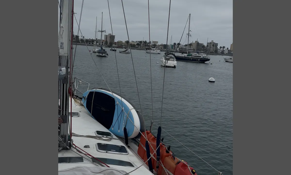 {"base": "no", "no": "Viser mot land og at her ligge mange seil b\u00e5ter", "se": "Visar mot land och att h\u00e4r ligger m\u00e5nga segelb\u00e5tar", "en": "Shows towards land that many sailboats are anchored here", "da": "Viser mod land og at her ligger mange sejlb\u00e5de", "fr": "Orient\u00e9 vers la terre et o\u00f9 de nombreux voiliers sont amarr\u00e9s", "de": "Zeigt in Richtung Land und dass hier viele Segelboote liegen", "es": "Muestra hacia tierra y que aqu\u00ed hay muchos veleros atracados", "it": "Mostra verso terra e che qui ci sono molte barche a vela", "pt": "Mostra em dire\u00e7\u00e3o \u00e0 terra e que aqui est\u00e3o muitos veleiros", "nl": "Laat zien richting land en dat hier vele zeilboten liggen", "pl": "Wskazuje w stron\u0119 l\u0105du i \u017ce tutaj cumuje wiele \u017caglowc\u00f3w", "uk": "\u041f\u043e\u043a\u0430\u0437\u0443\u0454 \u043d\u0430\u043f\u0440\u044f\u043c\u043e\u043a \u0434\u043e \u0431\u0435\u0440\u0435\u0433\u0430, \u0456 \u0449\u043e \u0442\u0443\u0442 \u0437\u043d\u0430\u0445\u043e\u0434\u044f\u0442\u044c\u0441\u044f \u0431\u0430\u0433\u0430\u0442\u043e \u0432\u0456\u0442\u0440\u0438\u043b\u044c\u043d\u0438\u0445 \u0447\u043e\u0432\u043d\u0456\u0432", "ro": "Prezint\u0103 spre uscat \u0219i arat\u0103 c\u0103 aici sunt ancorate multe b\u0103rci cu p\u00e2nze", "tr": "K\u0131y\u0131ya do\u011fru ve burada bir\u00e7ok yelkenli teknenin oldu\u011funu g\u00f6steriyor", "el": "\u0394\u03b5\u03af\u03c7\u03bd\u03b5\u03b9 \u03c0\u03c1\u03bf\u03c2 \u03c4\u03b7\u03bd \u03be\u03b7\u03c1\u03ac \u03ba\u03b1\u03b9 \u03cc\u03c4\u03b9 \u03b5\u03b4\u03ce \u03c5\u03c0\u03ac\u03c1\u03c7\u03bf\u03c5\u03bd \u03c0\u03bf\u03bb\u03bb\u03ac \u03b9\u03c3\u03c4\u03b9\u03bf\u03c6\u03cc\u03c1\u03b1 \u03c3\u03ba\u03ac\u03c6\u03b7", "cs": "Ukazuje sm\u011brem k pevnin\u011b a \u017ee zde kotv\u00ed mnoho plachetnic", "hu": "Mutat sz\u00e1razf\u00f6ld fel\u00e9 \u00e9s itt sok vitorl\u00e1s haj\u00f3 fekszik", "fi": "N\u00e4ytt\u00e4en maalle p\u00e4in ja ett\u00e4 t\u00e4\u00e4ll\u00e4 on monia purjeveneit\u00e4 kiinnittyneen\u00e4", "bg": "\u041f\u043e\u043a\u0430\u0437\u0432\u0430 \u043a\u044a\u043c \u0431\u0440\u0435\u0433\u0430 \u0438 \u0447\u0435 \u0442\u0443\u043a \u0438\u043c\u0430 \u043c\u043d\u043e\u0433\u043e \u0432\u0435\u0442\u0440\u043e\u0445\u043e\u0434\u043d\u0438 \u043b\u043e\u0434\u043a\u0438", "sr": "\u041f\u043e\u043a\u0430\u0437\u0443\u0458\u0435 \u043f\u0440\u0435\u043c\u0430 \u043a\u043e\u043f\u043d\u0443 \u0438 \u0434\u0430 \u043e\u0432\u0434\u0435 \u043b\u0435\u0436\u0438 \u043c\u043d\u043e\u0433\u043e \u0458\u0435\u0434\u0440\u0438\u043b\u0438\u0446\u0430", "et": "N\u00e4itab maale ja et siin asub palju purje paate", "lv": "R\u0101da uz sauszemi un ka \u0161eit atrodas daudzas burinieki", "lt": "Rodomas krantas, kur daug buriavimo laiv\u0173 yra prisi\u0161vartav\u0119"}