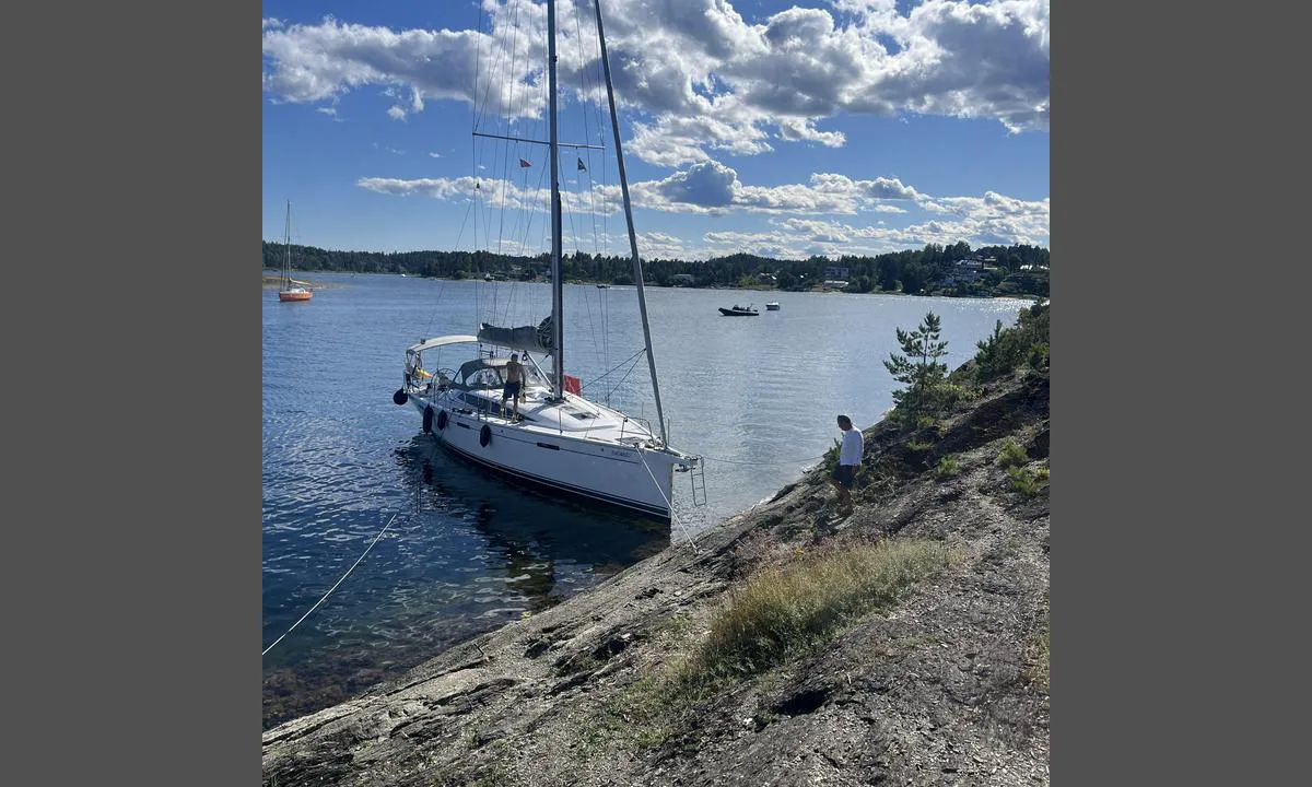 Labukta / Borøya: Mudbottom, good anchoring, pins on the rocks. Easy. A lot of boats in the bay.