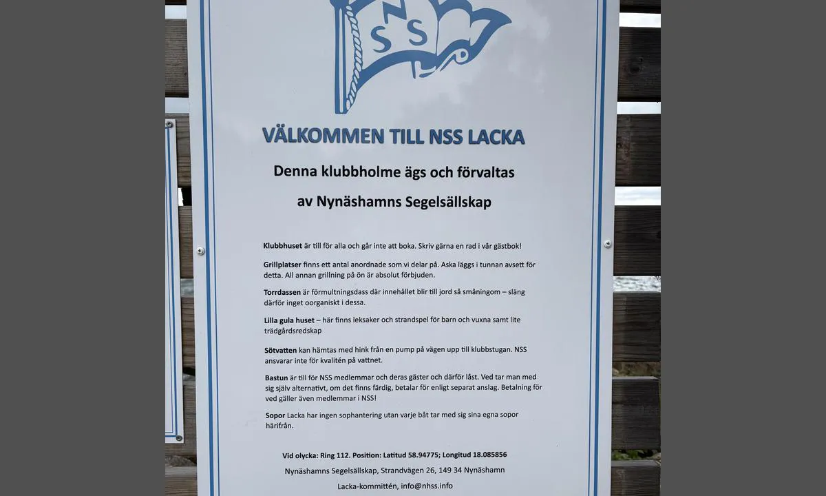 Lacka - Muskö: {"base": "de", "no": "Informasjonstavle fra seilklubben", "se": "Informationsskylt fr\u00e5n segelklubben", "en": "Information board from the sailing club", "da": "Informationstavle fra sejlklubben", "fr": "Panneau d'information du club de voile", "de": "Infotafel vom Segelklub", "es": "Panel informativo del club de vela", "it": "Tabellone informativo del club di vela", "pt": "Placa de informa\u00e7\u00f5es do clube de vela", "nl": "Informatiebord van de zeilclub", "pl": "Tablica informacyjna od klubu \u017ceglarskiego", "uk": "\u0406\u043d\u0444\u043e\u0440\u043c\u0430\u0446\u0456\u0439\u043d\u0430 \u0434\u043e\u0448\u043a\u0430 \u0432\u0456\u0434 \u0432\u0456\u0442\u0440\u0438\u043b\u044c\u043d\u043e\u0433\u043e \u043a\u043b\u0443\u0431\u0443", "ro": "Panou informativ al clubului de yachting", "tr": "Yat kul\u00fcb\u00fcnden bilgi panosu", "el": "\u03a0\u03b9\u03bd\u03b1\u03ba\u03af\u03b4\u03b1 \u03c0\u03bb\u03b7\u03c1\u03bf\u03c6\u03bf\u03c1\u03b9\u03ce\u03bd \u03b1\u03c0\u03cc \u03c4\u03bf\u03bd \u0399\u03c3\u03c4\u03b9\u03bf\u03c0\u03bb\u03bf\u03ca\u03ba\u03cc \u038c\u03bc\u03b9\u03bb\u03bf", "cs": "Informa\u010dn\u00ed tabule jachta\u0159sk\u00e9ho klubu", "hu": "Infot\u00e1bla a vitorl\u00e1sklubt\u00f3l", "fi": "Purjehduskerhon infoteline", "bg": "\u0418\u043d\u0444\u043e\u0440\u043c\u0430\u0446\u0438\u043e\u043d\u043d\u0430 \u0442\u0430\u0431\u0435\u043b\u0430 \u043d\u0430 \u0432\u0435\u0442\u0440\u043e\u0445\u043e\u0434\u043d\u0438\u044f \u043a\u043b\u0443\u0431", "sr": "Informativna tabla jedrili\u010darskog kluba", "et": "Teabetahvel purjeklubis", "lv": "Inform\u0101cijas t\u0101fele no bur\u0101\u0161anas kluba", "lt": "Informacinis stendas apie buriavimo klub\u0105"}
