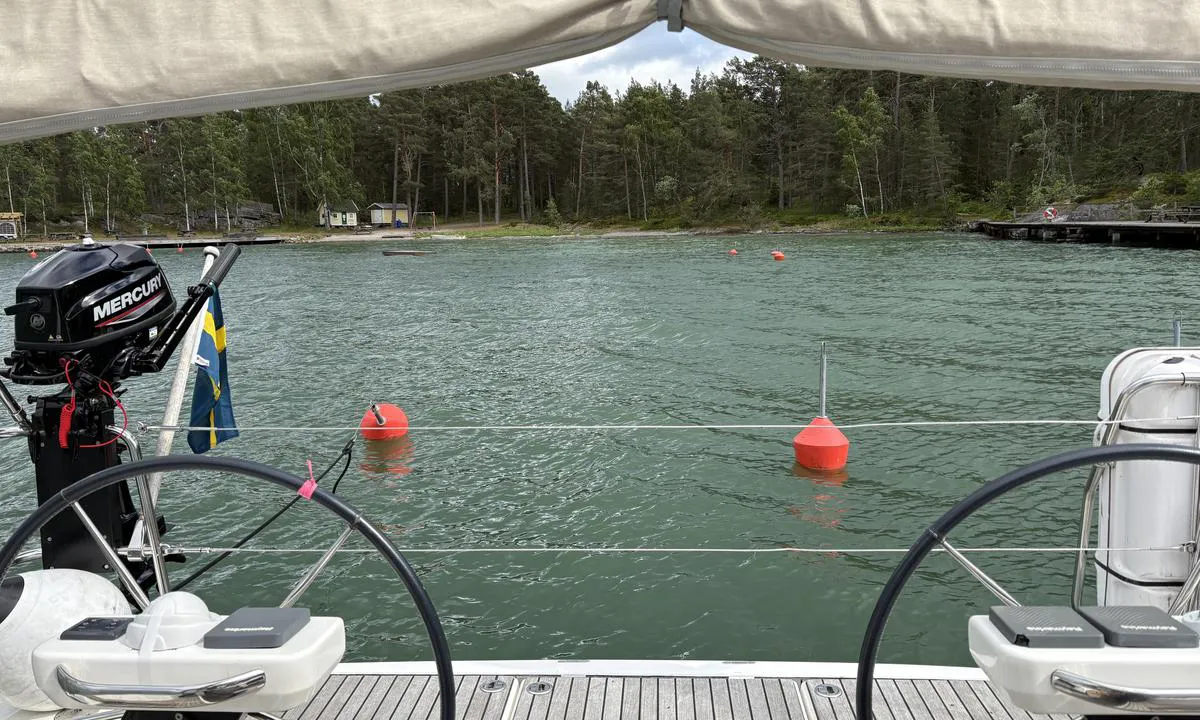 Lacka - Muskö: {"base": "de", "no": "Fra moloen g\u00e5r en brygge til stranden", "se": "Fr\u00e5n dammen leder en brygga till stranden", "en": "A jetty leads from the dam to the beach", "da": "Fra molen f\u00f8rer en gangbro til stranden", "fr": "Depuis la digue, un ponton m\u00e8ne \u00e0 la plage", "de": "Vom Damm f\u00fchrt ein Steg zum Strand", "es": "Desde el dique, un muelle lleva a la playa", "it": "Un pontile dal molo conduce alla spiaggia", "pt": "Do quebra-mar, uma passarela leva \u00e0 praia", "nl": "Vanaf de dam leidt een steiger naar het strand", "pl": "Od tamy prowadzi pomost na pla\u017c\u0119", "uk": "\u0412\u0456\u0434 \u0434\u0430\u043c\u0431\u0438 \u0432\u0435\u0434\u0435 \u043c\u0456\u0441\u0442\u043e\u043a \u0434\u043e \u043f\u043b\u044f\u0436\u0443", "ro": "De la dig, un ponton duce la plaj\u0103", "tr": "Dalgak\u0131randan plaja bir iskele gider", "el": "\u0391\u03c0\u03cc \u03c4\u03bf \u03c6\u03c1\u03ac\u03b3\u03bc\u03b1 \u03c5\u03c0\u03ac\u03c1\u03c7\u03b5\u03b9 \u03bc\u03b9\u03b1 \u03c0\u03c1\u03bf\u03b2\u03bb\u03ae\u03c4\u03b1 \u03c0\u03c1\u03bf\u03c2 \u03c4\u03b7\u03bd \u03c0\u03b1\u03c1\u03b1\u03bb\u03af\u03b1", "cs": "Z hr\u00e1ze vede molo na pl\u00e1\u017e", "hu": "Egy st\u00e9g vezet a g\u00e1tt\u00f3l a strandhoz", "fi": "Patovallilta johtaa laituri rannalle", "bg": "\u041e\u0442 \u0432\u044a\u043b\u043d\u043e\u043b\u043e\u043c\u0430 \u0432\u043e\u0434\u0438 \u043f\u043e\u043d\u0442\u043e\u043d \u043a\u044a\u043c \u043f\u043b\u0430\u0436\u0430", "sr": "Sa pristani\u0161ta vodi mol ka pla\u017ei", "et": "P\u00e4\u00e4s tammilt viib randa", "lv": "No dambja ved laipa uz pludmali", "lt": "Nuo u\u017etvankos prie papl\u016bdimio veda tiltelis"}